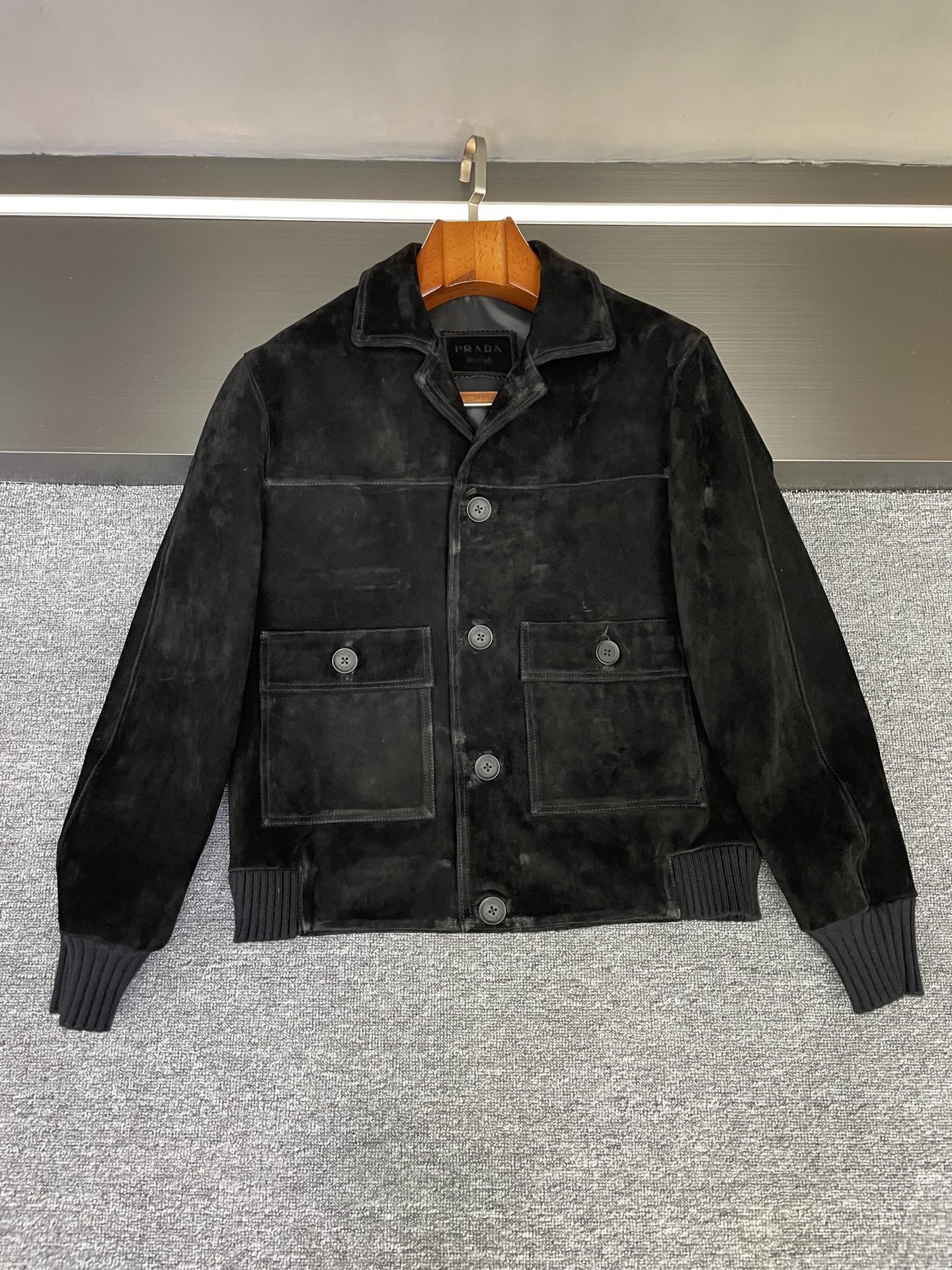NO:895117,This Prada suede sheepskin jacket is the 'gentle armor' of autumn and winter style~ Among Prada's 2025 autumn and winter men's new styles, this suede sheepskin jacket hides an ingenuity that makes people's hearts flutter at first glance - it combines the neatness of work clothes with the warmth of sheepskin, showing texture without lacking the daily relaxation.  The selected suede sheepskin imported from New Zealand has a delicate velvet feel that you can remember, as if it has been gently polished by time. The brown color has a retro filter, and the upper body is low-key and yuppie; the black color exudes a calm aura, not picky in style but with a sense of luxury. Both colors avoid exaggeration, but can easily wear a unique style.  The small lapel design of the work clothes is very skillful. It does not deliberately emphasize toughness, but adds a casual and comfortable everyday feel. Whether it is worn open or buttoned up, it can highlight the neat silhouette and is also very tolerant to various body shapes.  The iconic triangle logo on the lower back of the collar is a tacit understanding of Prada hidden in the details - it is not straightforward and eye-catching, but when you raise your hand and turn around, it quietly reveals its own recognizable texture, like a tacit little signal between people who understand.  Boys wear it with jeans for a casual street feel, with khaki overalls for a retro workwear style, and even with dark trousers it can hold up to light business occasions. This kind of design that hides 'high-end' in daily life and balances 'practical' and 'fashionable' just right is probably what fascinates Prada~ Friends who like low-key textures may wish to pay more attention~ Size M-3XL.,,prada,prada,jeans,jackets &  coats,sheepskin,Top Customize119860909这件普拉达反绒羊皮外套,是秋冬型格的「温柔铠甲」～ 普拉达2025年秋冬的男士新款里,这件反绒羊皮外套藏着让人一眼心动的巧思——它把工装的利落和羊皮的温润揉得刚好,既显质感,又不缺日常的松弛感. 精选的新西兰进口反绒羊皮,摸上去是能记住的细腻绒感,像被时光轻轻打磨过的温润.棕色自带复古滤镜,上身是低调的雅痞气；黑色则透着沉稳气场,不挑风格却自带高级感,两个颜色都避开了浮夸,却能轻松穿出独有的格调. 工装小翻领设计很见功力,没有刻意强调硬朗,反而多了份随性自在的日常感,无论是敞开穿还是扣起领口,都能衬出利落轮廓,对各种身形的包容度也很友好.后衣领下方的标志性三角标贴皮,是Prada藏在细节里的默契——不直白抢眼,却在抬手转身时悄悄露出自带辨识度的质感,像懂的人之间心照不宣的小信号. 男生穿它,搭牛仔裤是随性的街头感,配卡其色工装裤又能穿出复古工装风,甚至搭深色西裤也能hold住轻商务场合.这种把「高级」藏在日常里,把「实用」和「时髦」平衡得恰到好处的设计,大概就是Prada让人着迷的地方吧～ 喜欢低调质感的朋友,不妨多留意一眼呀～ 码数M-3XL.,,prada,prada,jeans,jackets & coats,sheepskin,Top Customize1,Men's clothing