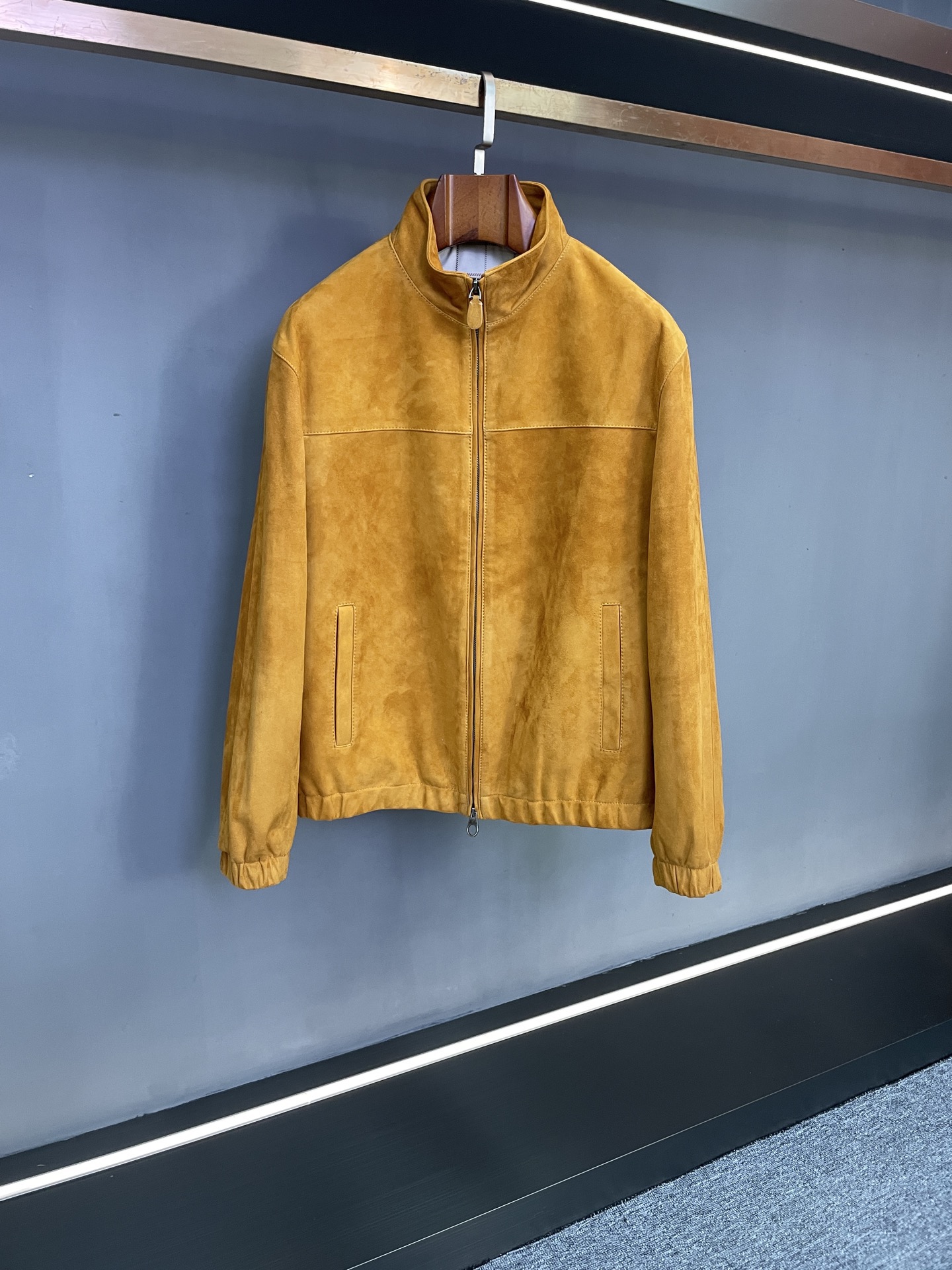 NO:895129,The material of Lp Noyou Piana's new men's sheepskin leather jacket for autumn and winter 2025 resonates with classic craftsmanship. When the autumn and winter wind outlines the style outline, a leather jacket with both texture and heritage is an eternal footnote in the men's wardrobe. Noyou Piana's new men's sheepskin leather jacket for autumn and winter 2025 makes a grand debut. Based on rare materials and classic design, it interprets the low-key luxury dressing philosophy.  The exquisite material is the starting point of quality. This leather jacket uses suede sheepskin imported from New Zealand, relying on high-quality raw materials bred in the local pure ecology. The leather presents a delicate and moist velvet texture, which is soft and tough. You can feel the rare texture of natural materials with every touch. Compared with ordinary leather, suede sheepskin has both breathability and warmth. It can not only resist the coldness of autumn and winter, but also maintain lightness and comfort when wearing it, allowing warmth and freedom to accompany you.  The ingenuity of the design hides the answer to time. Continuing the brand's core aesthetic of 'low-key luxury', the body adopts a classic 'old-forward' silhouette with neat and smooth lines. It not only retains the retro charm, but also meets the dressing needs of modern men, easily managing business commuting and daily leisure.  and multiple scenes. The details include the ingenious double-pull design, which opens and closes smoothly and conveniently. The height of the skirt can be flexibly adjusted to suit different temperatures and styles. The interior is made of classic LP plaid lining, with exquisite and orderly textures, highlighting the quality and style of the brand heritage in the details.  The choice of colors is suitable for a variety of styles. This time, two classic colors, khaki and brown, are launched. Khaki is warm and elegant, with a calm aura, and is suitable for all kinds of inner wear; brown is retro and mellow, contains mature charm, and can easily enhance the texture of the style. Both colors can cross the style boundaries and become the finishing touch of autumn and winter outfits.  From the careful selection of rare materials to the polishing of classic designs, Loro Piana has accumulated nearly a century of craftsmanship to integrate practicality and aesthetics into every detail. This sheepskin leather jacket is not only a piece of clothing to resist the wind and cold, but also a symbol of taste and style, accompanying you in every scene of autumn and winter. Size M-3XL,,loro piana,leather jacket,sheepskin,Top Customize119860909Lp 诺优翩雅2025秋冬新款男士羊皮皮衣材质与经典的匠心共鸣 当秋冬的风勾勒格调轮廓,一件兼具质感与底蕴的皮衣,是男士衣橱里的永恒注脚.诺优翩雅2025秋冬新款男士羊皮皮衣重磅登场,以珍稀材质为基,以经典设计为骨,诠释低调奢华的穿搭哲学. 材质的考究,是品质的起点.本款皮衣甄选新西兰进口反绒羊皮,依托当地纯净生态孕育的优质原料,皮质呈现出细腻温润的绒感肌理,触感柔软且富有韧劲,每一次触碰都能感知天然材质的珍稀质感.相较于普通皮质,反绒羊皮兼具透气性与保暖性,既能抵御秋冬寒意,又能保持穿着的轻盈舒适,让温暖与自在随心相伴. 设计的巧思,藏着时光的答案.延续品牌「低调奢华」的核心美学,衣身采用经典「老前锋」版型,线条利落流畅,既保留复古韵味,又契合现代男士的穿搭需求,轻松驾驭商务通勤与日常休闲等多重场景.细节处更见匠心配置双拉头设计,开合顺滑便捷,可灵活调节衣襟高度,适配不同气温与穿搭风格；内里甄选经典LP格子里布,纹理精致有序,于细节中彰显品牌传承的品质格调. 色彩的选择,适配多元型格.本次推出卡其色与棕色两款经典色系卡其色温润雅致,自带沉稳气场,适配各类内搭；棕色复古醇厚,蕴藏成熟魅力,轻松提升造型质感,两款颜色均能跨越风格界限,成为秋冬穿搭的点睛之笔. 从珍稀材质的严选到经典设计的打磨,诺优翩雅以近百年的工艺积淀,将实用与美学融入每一处细节.这件羊皮皮衣不止是抵御风寒的衣物,更是承载品位与风格的穿搭符号,伴你从容穿梭于秋冬的每一个场景. 码数 M-3XL,,loro piana,leather jacket,sheepskin,Top Customize1,Men's clothing