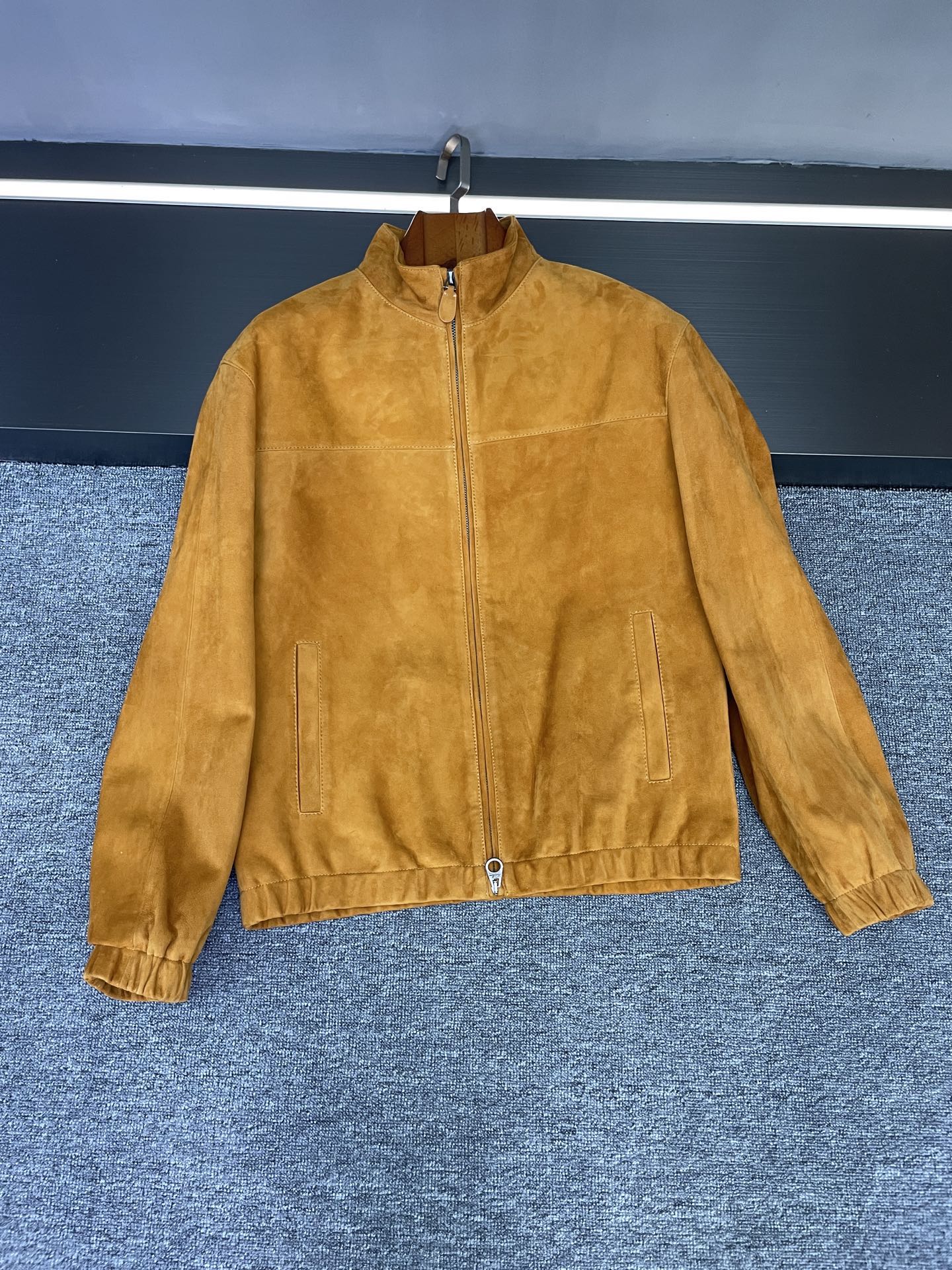 NO:895080,Lp Nuoyou Panya Autumn and Winter Leather Jacket｜Wear the 'old money texture' on your body. I found the autumn and winter texture jacket that I asked about!  Once you put on LP's new autumn and winter leather jacket, you will understand what a low-key and noble style is. When it comes to materials, look at the details first - selected suede sheepskin imported from New Zealand, it has a delicate touch like clouds, and the matte matte texture comes with an advanced filter. Once you touch it, you will know that it is completely different from ordinary leather. This kind of good leather has a taste as it ages, and the folds are filled with the calmness of time.  The two colors directly hit the aesthetic point. The khaki color is gentle and suitable for commuting. Paired with a shirt, it looks like an urban elite. The brown color has its own retro filter. When paired with denim trousers, it instantly transforms into an American retro style man. You can’t go wrong no matter how you wear it.  The style and details hide the ingenuity. The classic old-forward tailoring is neat and not sloppy, and the shoulder line curvature is just right to modify the figure. The double-pull design is practical and adds a sense of layering, making it easy to wear and take off. The most surprising thing is the classic LP plaid lining inside. The small details exposed when folded quietly show your taste.  A leather jacket that can be worn for several years is a real investment. This leather jacket is based on the 'eternal wardrobe' standard from material to design. It is worn over a sweater in autumn and winter to resist wind, and it is also fashionable to wear alone with a T-shirt in spring. It is a textured item that you will not regret wearing with your eyes closed. Size M-3XL, loro piana, jackets & coats, sweaters, shirts, tees, t-shirt, leather jacket, sheepskin, Top Customize119860909Lp 诺优翩雅秋冬皮衣｜把“老钱质感”穿在身上 被问爆的秋冬质感外套找到了！LP 秋冬新款皮衣一上身,才懂什么叫低调显贵的型格. 材质党先看细节——精选新西兰进口反绒羊皮,上手是云朵般的细腻触感,哑光雾面的质感自带高级滤镜,摸过就知道和普通皮质完全不是一个level.这种好皮子越穿越有味道,褶皱里都是时光沉淀的从容. 两个颜色直接戳中审美点卡其色温柔适配通勤,内搭衬衫就是都市精英范儿；棕色自带复古滤镜,配牛仔长裤秒变美式复古型男,怎么穿都不会出错. 版型和细节藏着巧思经典老前锋剪裁利落不拖沓,肩线弧度刚好修饰身形；双拉头设计实用又添层次感,穿脱间都是从容姿态.最惊喜是内里的经典LP格子里布,翻折时露出的小细节,悄悄彰显品味. 一件能穿好几年的皮衣才是真投资,这款从材质到设计都长在“永恒衣橱”的标准上.秋冬套在毛衣外抗风,开春单穿配T恤也时髦,闭眼入都不会后悔的质感单品 码数M-3XL,,loro piana,jackets & coats,sweaters,shirts,tees，t-shirt,leather jacket,sheepskin,Top Customize1,Men's clothing