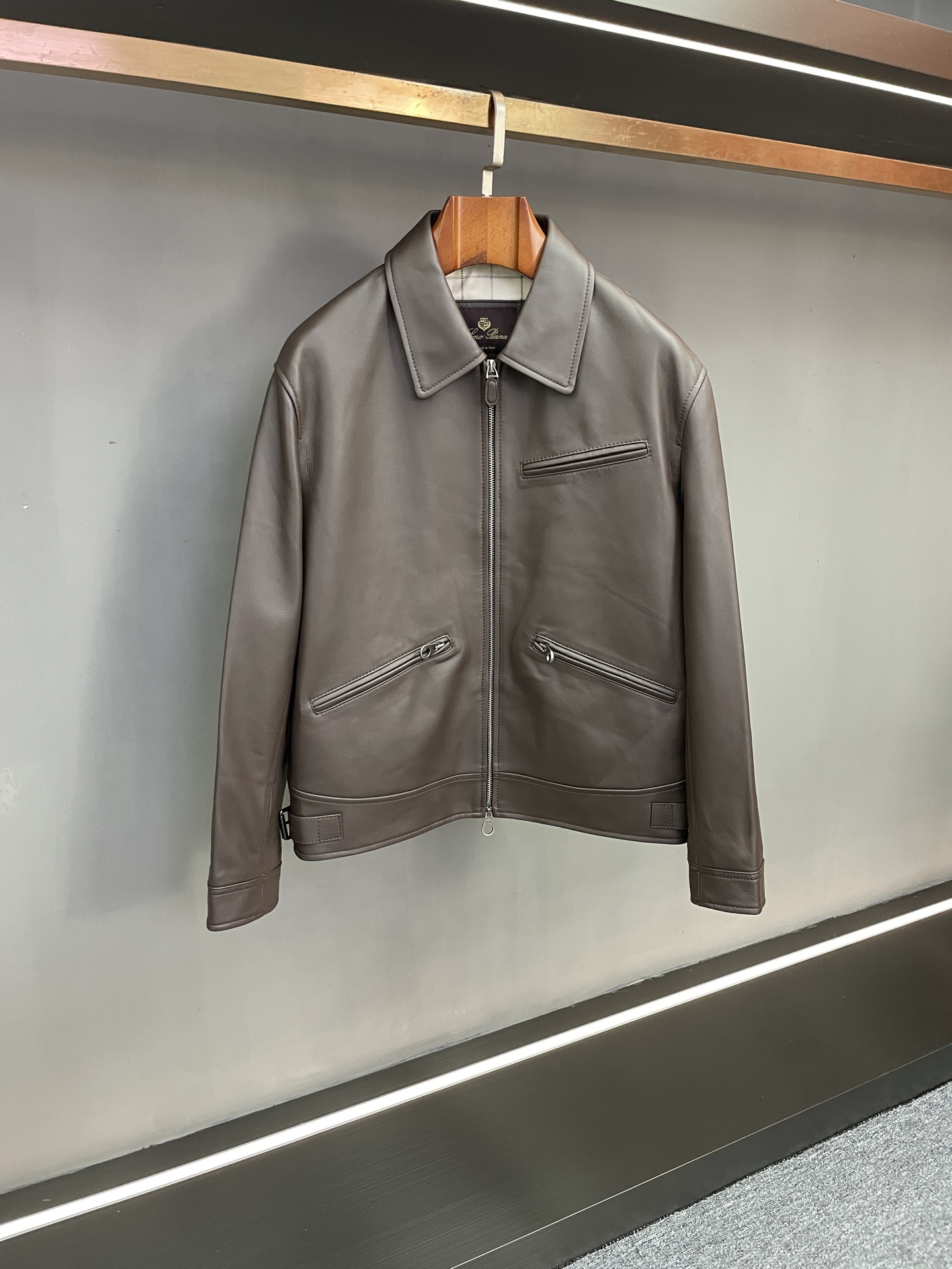 NO:895118,Loro Piana Men's Cow Leather Jacket for Autumn and Winter 2025 is a fusion of classics and texture. When the calm atmosphere of autumn and winter is getting stronger, a jacket with both style and practicality is a regular choice in men's wardrobe. Loro Piana's new men's cow leather jacket for Autumn and Winter 2025 continues the low-key luxury of 'old money style' with century-old craftsmanship, presenting contemporary gentlemen with a timeless classic.  Selected New Zealand gray sheepskin is the soul of this jacket. It retains the original delicate texture and natural elasticity of the leather. As time goes by, it will precipitate a unique warm luster. Every texture is a unique mark of the owner's years. The black tone is calm and atmospheric, unobtrusive but has its own aura, making it easy to control business commuting and leisure occasions, showing a restrained style.  The brand's dedication to quality can be seen in the details. The classic plaid design is used on the inside, hiding ingenuity in a low-key manner, and revealing the inadvertent sophistication in the folds; the one-word bag on the chest has neat lines, which not only continues the simplicity of retro aesthetics, but also has practical functions, and it is easy to place small items casually. The overall tailoring fits the body shape but is not restrictive, perfectly integrating the comfort and elegance admired by the 'old money style', without deliberately carving, and it has a relaxed nobility.  From material to craftsmanship, from design to wearing experience, Loro Piana has always pursued the ultimate, interpreting what true luxury is. The new men's cowhide jacket for autumn and winter 2025 is not only a jacket to resist the cold wind, but also a symbol of accumulated taste - it belongs to you who know how to appreciate texture and cherish classics. Explore the Loro Piana autumn and winter 2025 series now, and let this cowhide jacket become the finishing touch of your autumn and winter style.  Size 48-56,,loro piana,jackets & coats,jackets & coats,cowhide,sheepskin,Top Customize119860909Loro Piana 诺悠翩雅2025秋冬男士牛皮夹克经典与质感的淬炼之作  当秋冬的沉稳气息渐浓,一件兼具格调与实穿性的外套,是男士衣橱里的定番之选.Loro Piana诺悠翩雅2025秋冬新款男士牛皮夹克,以百年匠心续写“老钱风”的低调奢华,为当代绅士呈现穿越时光的经典之作.  精选新西兰灰色羊皮,是这件夹克的灵魂所在.保留了皮革最原始的细腻肌理与自然弹性,随着时光推移,会沉淀出独特的温润光泽,每一处纹路都是独属于主人的岁月印记.黑色基调沉稳大气,不张扬却自带气场,轻松驾驭商务通勤与休闲场合,尽显内敛格调.  细节之处,更见品牌对品质的执着.内里采用经典格纹设计,于低调中暗藏巧思,翻折间流露不经意的精致；胸前一字袋线条利落,既延续了复古美学的简约感,又兼顾实用功能,随手放置小物亦显从容.整体剪裁贴合身形却不束缚,将“老钱风”所推崇的舒适与优雅完美融合,无需刻意雕琢,便自带松弛的贵气.  从材质到工艺,从设计到穿着体验 诺优翩雅始终以对极致的追求,诠释着何为真正的奢华.2025秋冬新款男士牛皮夹克,不仅是一件抵御寒风的外套,更是沉淀品味的象征——它属于懂得欣赏质感,更珍视经典的你.  即刻探索 Loro Piana 2025秋冬系列,让这件牛皮夹克,成为你秋冬造型的点睛之笔. 码数48-56,,loro piana,jackets & coats,jackets & coats,cowhide,sheepskin,Top Customize1,Men's clothing