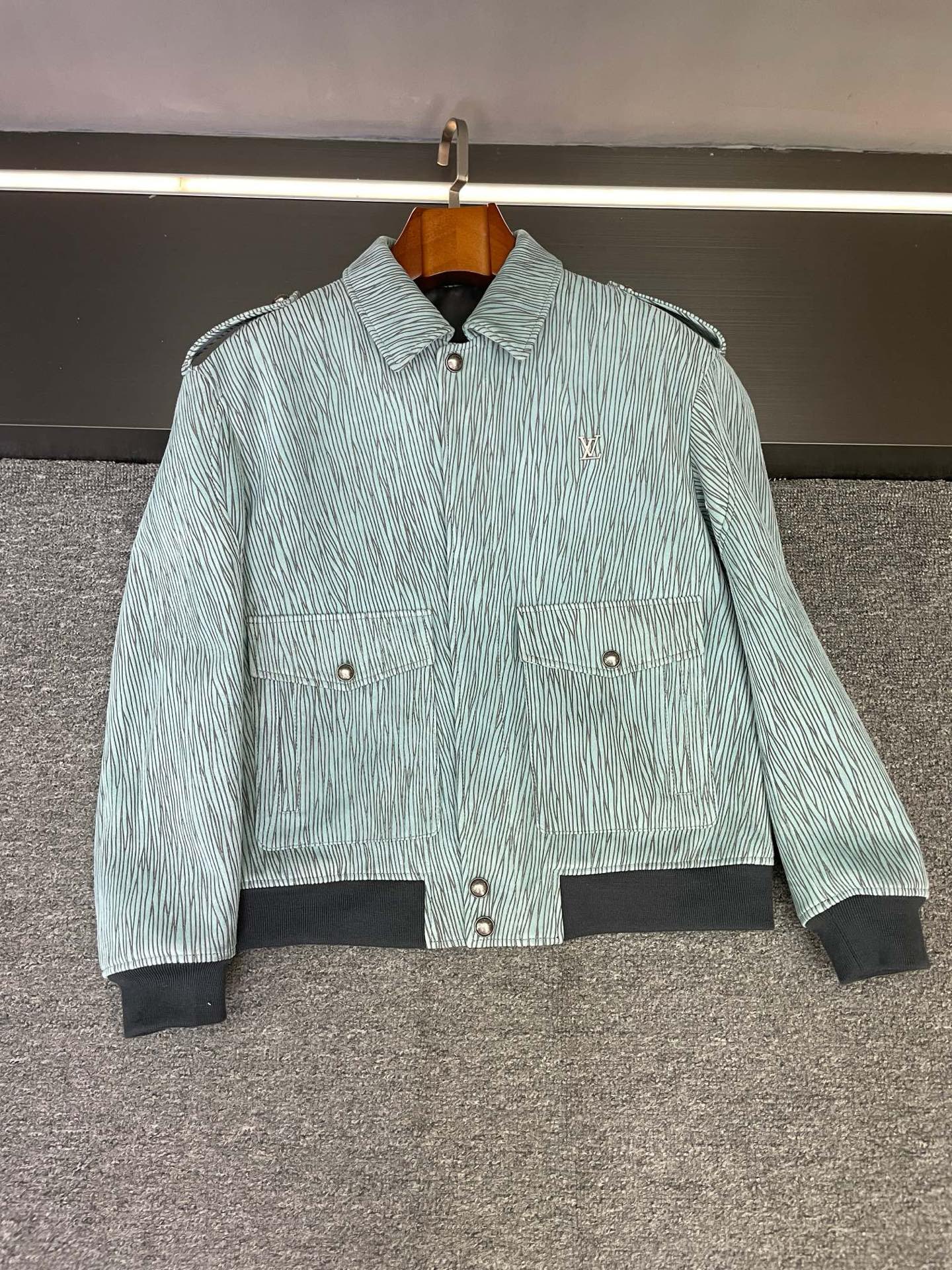 NO:895165,P LV blue leather jacket is a low-key and stunning style in autumn and winter~ Among the LV 25 autumn and winter men's new styles, this leather jacket hides too much evocative ingenuity. It is not deliberately noisy, but is full of style in texture and design.  The selected blue suede sheepskin imported from Australia is a very measured blue - calm and a little unruly. The fine suede feels like it has been polished by time, warm and special. The best thing is the special burning process, which smudges natural dark lines on the leather surface, like the unique marks left by the years. It is not a regular pattern, but it has its own sense of story, giving each piece its own texture. Louis Vuitton on the left chest  The hardware LOGO is the finishing touch. The metallic luster and the softness of the suede sheepskin form a subtle contrast. It is not eye-catching but refined enough. It is like a little surprise hidden in the details. Those who know it can get the low-key nobility at a glance. Boys have their own style when wearing blue leather jackets, and this one perfectly balances the softness of suede with the roughness of burnt grain. Paired with jeans, it looks casual and elegant. Paired with dark trousers, it can look light and business-like. Different styles can be easily controlled.  Being able to make the craftsmanship look like traces of natural growth and hide the classic elements so well is probably what fascinates LV~ If you like this kind of unique texture item, you might as well pay more attention~ Size 48-56,,louis vuitton,louis vuitton,jeans,leather jacket,sheepskin,Top Customize119860909P LV蓝色皮衣,是秋冬里的低调惊艳款～  LV 25秋冬的男士新款里,这件皮衣藏着太多让人回味的巧思.它不刻意喧哗,却在质感与设计里写满了格调.  精选的澳洲进口蓝色反绒羊皮,是那种很有分寸感的蓝——沉静中带着点不羁,反绒的细腻绒感摸上去像被时光打磨过,温润又特别.最妙的是特殊烧纹工艺,在皮革表面晕染出自然的深色纹路,像岁月留下的独特印记,不是规整的图案,却自带故事感,让每一件都有了独属于自己的肌理.  左胸的路易威登 五金LOGO是点睛之笔,金属的光泽与反绒羊皮的柔和形成微妙对比,不抢眼却足够精致,像藏在细节里的小惊喜,懂的人一眼就能get到那份低调的贵气.  男生穿蓝色皮衣本就自带型格,这件又把反绒的柔软与烧纹的粗犷平衡得刚好,搭牛仔裤是随性的雅痞,配深色长裤又能穿出轻商务的利落,不同风格都能轻松驾驭.  能把工艺做得像自然生长的痕迹,把经典元素藏得这么恰到好处,大概就是LV让人着迷的地方吧～ 喜欢这种有独特质感的单品,不妨多留意一眼呀～  码数48-56,,louis vuitton,louis vuitton,jeans,leather jacket,sheepskin,Top Customize1,Men's clothing