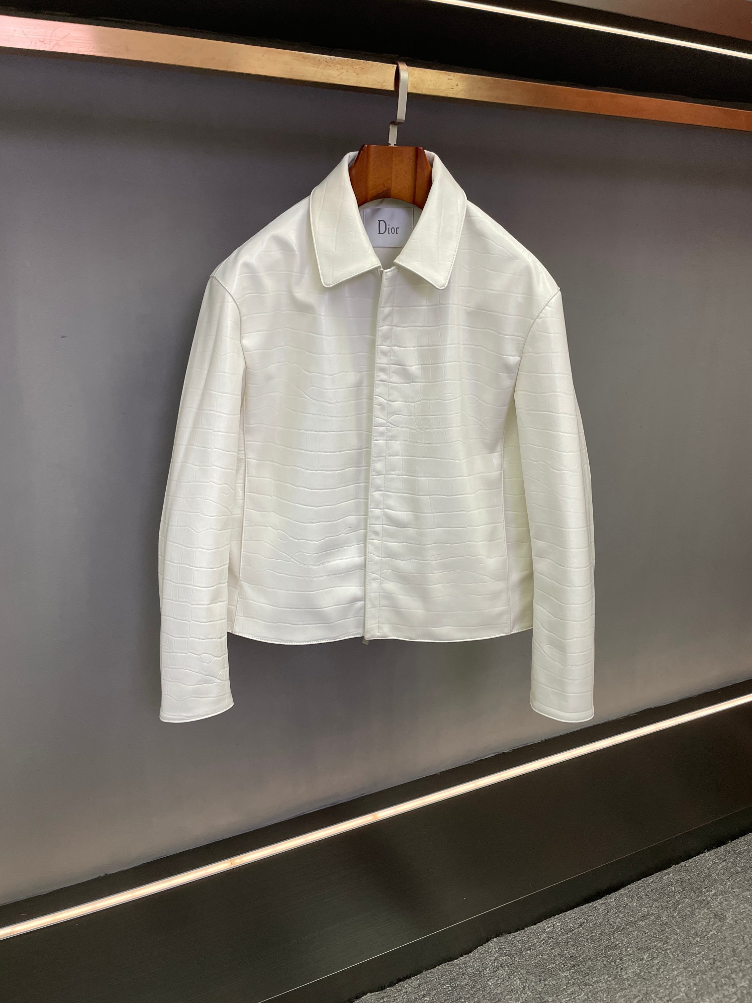 NO:895179,DIOR Dior Men's Cow Leather Jacket for Autumn and Winter 2025 is dedicated to the pioneers of style. When classic craftsmanship meets avant-garde design, Dior Men's Cow Leather Jacket for Autumn and Winter 2025 redefines the style boundaries of contemporary gentlemen with its outstanding attitude.  Spanish white first-layer calfskin is selected and undergoes several fine tanning processes to achieve a touch as delicate as silk and a texture as solid as a rock. Every inch of leather carries the unique imprint of natural texture, and has a warm and high-grade luster under the light, highlighting the unparalleled material heritage in every detail.  The whole-body crocodile pattern embossing process is the finishing touch of this feast of ingenuity. The craftsman uses precise and nuanced embossing techniques to skillfully combine wild tension and elegant style. Each texture has different shades and distinct layers, which not only retains the original power of the crocodile pattern, but also gives it a restrained and luxurious visual expression through Dior's unique design language, achieving a perfect balance between uninhibited personality and high-end taste.  The simple shape of the lapels embodies Dior's deep insight into men's clothing aesthetics. The neat lines extend from the shoulders to the hem, and the right tailoring outlines a tall and straight figure. It is neither ostentatious nor exaggerated, and can easily handle a variety of occasions - whether it is a formal occasion of a business meeting or a casual moment of strolling on the street, it can show the wearer's unique aura with a calm posture. For the 2025 autumn and winter, let Dior  The men's cowhide jacket becomes your style medal, and as time goes by, it precipitates your classic moments. Explore now and start a new chapter of style. Size M-3XL,,dior,dior,jackets & coats,cowhide,Top Customize119860909DIOR 迪奥2025秋冬男士牛皮夹克 致献格调先锋  当经典工艺邂逅先锋设计,迪奥2025秋冬男士牛皮夹克以卓然姿态,重新定义当代绅士的型格边界.  甄选西班牙白色头层小牛皮,历经数道精细鞣制工序,成就如丝绸般细腻的触感与如磐石般坚实的质感.每一寸皮革都承载着天然纹理的独特印记,在光线下流转着温润而高级的光泽,于细节处彰显无可比拟的材质底蕴.  全身鳄鱼纹压花工艺,是这场匠心盛宴的点睛之笔.匠师以精准入微的压印技法,将野性张力与优雅格调巧妙融合,每一道纹路深浅有致、层次分明,既保留了鳄鱼纹的原始力量感,又通过迪奥独有的设计语言,赋予其克制而奢华的视觉表达,让不羁个性与高端品味达成完美平衡.  翻领简洁版型,凝练着迪奥对男士着装美学的深刻洞察.利落的线条从肩部延伸至下摆,恰到好处的剪裁勾勒出挺拔身形,既不张扬浮夸,又能轻松驾驭多种场合——无论是商务会谈的正式场合,还是街头漫步的休闲时刻,都能以从容姿态展现穿者的独特气场.  2025 秋冬,让 Dior 男士牛皮夹克成为你的风格勋章,在时光流转中,沉淀属于你的经典时刻.  即刻探索,开启格调新篇. 码数M-3XL,,dior,dior,jackets & coats,cowhide,Top Customize1,Men's clothing