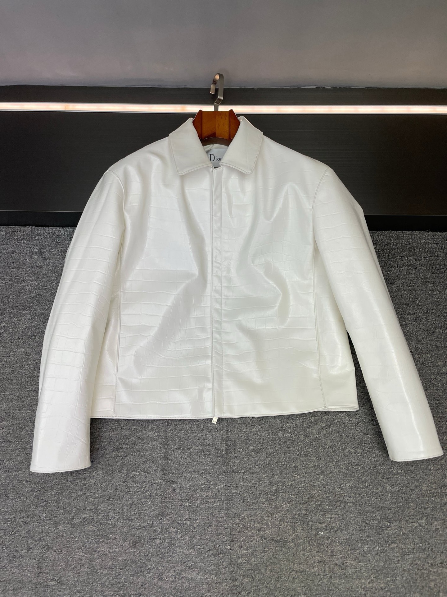 NO:895185,When classic tailoring meets rare leather, the debut of Dior's 2025 autumn and winter men's cowhide jacket is like giving the wardrobe a ticket to a sense of luxury.  Selected Spanish white first-layer calfskin is as delicate as clouds soaked in morning dew. The moment your fingertips pass over it, you can feel the uncarved original texture. The crocodile pattern embossing spread all over the body injects just the right edge into this softness - not overt aggression, but a determined aura after settling. Each line is like a carefully written story, hiding a style that is not noisy but self-evident.  The lapel design is always a top student. The neat lines outline the smooth curvature of the shoulders and neck. It does not flatter the body shape but can quietly modify the outline. Whether worn with a simple white T or a textured high collar, it can easily hold the scene from daily commuting to evening gatherings.  White leather is particularly eye-catching in autumn and winter, but it does not appear obtrusive. Instead, it is like a calm light, opening a delicate gap in the dull season. The moment you put it on, you can seem to hear the soft sound of texture and style colliding. This may be what Dior wants to convey, so that every single item becomes an extension of one's own attitude. There is no need to deliberately emphasize it, but it already has its own focus.  This autumn and winter, you might as well make this jacket your style anchor and find your own balanced aesthetic between classic and individuality. Size M-3XL,, dior, dior, jackets & coats, cowhide, Top Customize119860909当经典剪裁遇见珍稀皮革,迪奥 Dior 2025秋冬男士牛皮夹克的登场,像是给衣橱递了一张通往高级感的入场券.  精选西班牙白色头层小牛皮,细腻得像被晨露浸润过的云朵,指尖划过的瞬间,就能感受到那份未经雕琢的原生质感.而全身蔓延的鳄鱼纹压花,又在这份柔软里注入了恰到好处的锋芒——不是张扬的攻击性,而是历经沉淀后的笃定气场,每一道纹路都像精心撰写的故事,藏着不喧哗却自显的格调.  翻领设计是永远的优等生,利落线条勾勒出肩颈的流畅弧度,不挑身形却能悄悄修饰轮廓,无论是内搭简约白T还是质感高领,都能轻松hold住从日常通勤到晚间小聚的场景.  白色皮革在秋冬格外亮眼,却又不会显得突兀,反而像一抹冷静的光,在沉闷季节里劈开一道精致的缝隙.穿上它的瞬间,仿佛能听见质感与风格碰撞的轻响——这或许就是迪奥想传递的,让每一件单品都成为自我态度的延伸,不用刻意强调,却早已自带焦点.  这个秋冬,不妨让这件夹克成为你的风格锚点,在经典与个性之间,找到属于自己的平衡美学. 码数M-3XL,,dior,dior,jackets & coats,cowhide,Top Customize1,Men's clothing