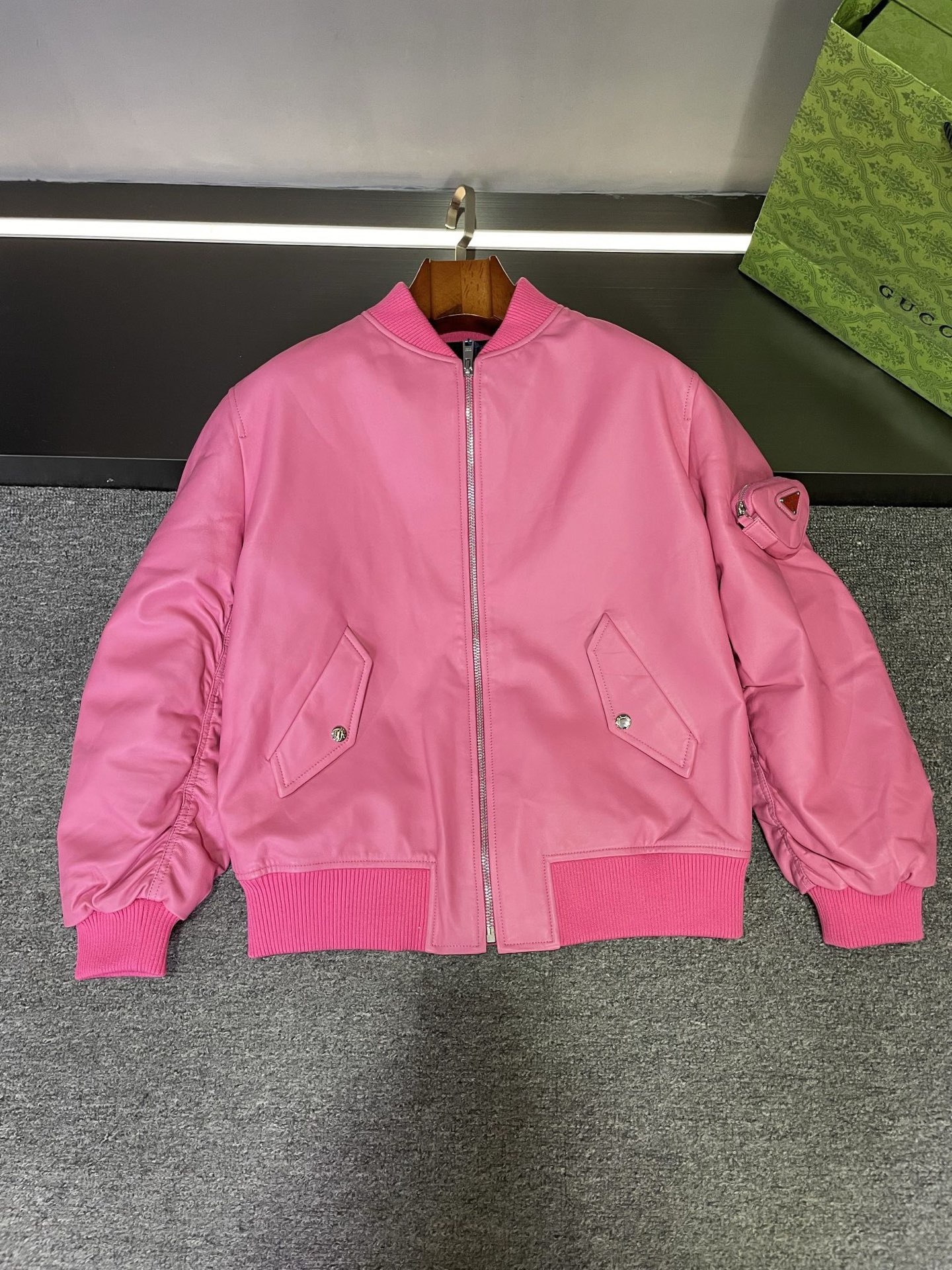 NO:895142,PRADA Prada girls & boys please gather!  Tile detail picture Fashion trendsetters, Prada’s new 2025 autumn and winter sheepskin leather jackets for men and women are here!   Selected sheepskin imported from Australia has a delicate and soft texture, black is mysterious and cool, and pink is sweet and playful. The two colors can easily meet your different styles. The baseball uniform style is matched with a bat sleeve design, which perfectly blends fashion and comfort. The left sleeve is uniquely inlaid with Prada's iconic triangle purse, and the PRADA triangle LOGO is a low-key embellishment, highlighting the brand's charm. There are two regular flap pockets on the outside of the clothes for easy placement. Size S-XXL, prada, prada, leather  jacket,sheepskin,Top Customize119860909PRADA 普拉达女孩&男孩请集合！平铺细节图  时尚弄潮儿们,Prada 2025 秋冬新款男女同款羊皮皮衣重磅登场！  精选澳洲进口绵羊皮,质感细腻柔软,黑色神秘酷炫,粉色甜美俏皮,两种颜色轻松满足不同风格的你.  棒球服版型搭配蝙蝠袖设计,时尚感与舒适度完美融合.左袖别出心裁地镶嵌普拉达标志性三角荷包,PRADA 三角标 LOGO 低调点缀,彰显品牌魅力.  衣服外面设有两个常规揭盖口袋,方便放置 码数 S-XXL,,prada,prada,leather jacket,sheepskin,Top Customize1,Men's clothing