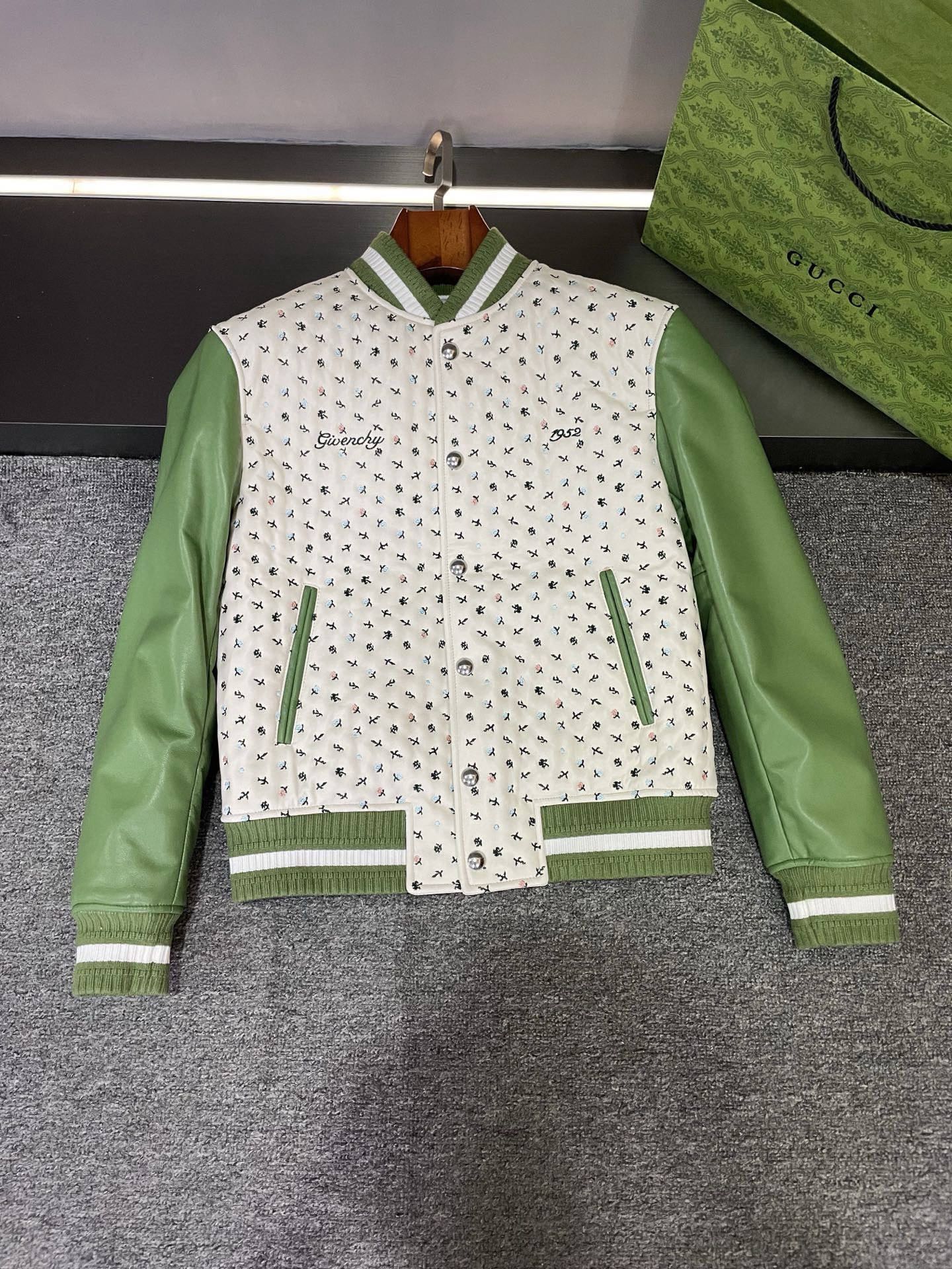NO:854866,Givenchy GIVENCHY's new autumn and winter men's sheepskin leather jacket, flat lay detail picture. It is made of sheepskin imported from Australia, with excellent quality and luxurious texture. Unique contrasting color design, the body part is made of white sheepskin, pure and elegant; the sleeves are fruit green sheepskin, full of vitality and vitality.  The biggest highlight of the dress is the embroidery of flowers and grass all over the body, which seems to present the beautiful picture of nature before your eyes. Every flower and every grass is embroidered lifelike, delicate and exquisite. Coupled with the GIVENCHY brand LOGO embroidery, it highlights the charm and style of the brand.  This leather jacket from Givenchy is not only a fashion item, but also a work of art. It perfectly combines fashion and art, showing the elegance and personality of men. Whether you are attending important occasions or going out daily, it can make you the focus of attention. Size 46-56,,givenchy,givenchy,leather jacket,sheepskin,Top Customize119860909纪梵希 GIVENCHY 秋冬新款男士羊皮皮衣,平铺细节图  精选澳洲进口羊皮打造,品质卓越,尽显奢华质感.独特的撞色设计,身子部分采用白色羊皮,纯净优雅；袖子则是果绿色羊皮,充满活力与生机.  衣服的最大亮点在于身子部分的满身花朵小草绣花,仿佛将大自然的美丽画卷呈现在眼前.每一朵花、每一棵草都绣制得栩栩如生,细腻精致.再搭配上 GIVENCHY 品牌 LOGO 绣花,更是彰显了品牌的魅力与格调.  Givenchy这款皮衣不仅是一件时尚单品,更是一件艺术品.它将时尚与艺术完美结合,展现出男性的优雅与个性.无论是出席重要场合还是日常出街,都能让你成为众人瞩目的焦点.  码数46-56,,givenchy,givenchy,leather jacket,sheepskin,Top Customize1,Men's clothing