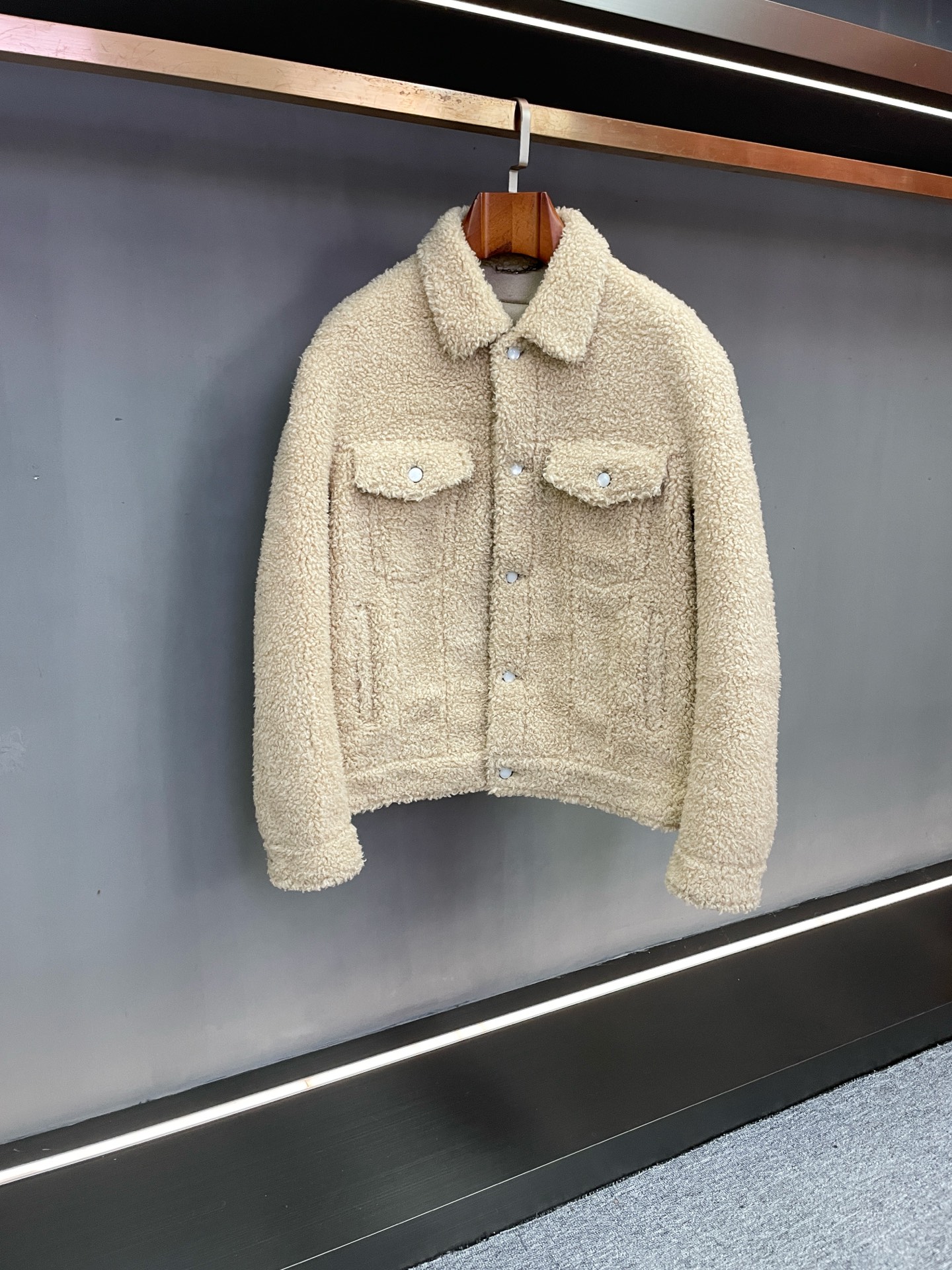 NO:854846,LV Louis Vuitton's new unisex wool jacket for autumn and winter resonates with elegance and texture. As the core item of the autumn and winter wardrobe, Louis Vuitton's new wool coat for autumn and winter interprets French elegance with ingenious craftsmanship. It perfectly integrates the brand's centuries-old exquisite aesthetics with modern dressing needs, making it a stylish choice for both men and women.  The jacket is carefully made of high-quality natural curly sheep wool. The khaki color base has a warm and moist texture. The neutral tones between cold and warm are not picky about skin color and style. It is warmer than black, white and gray, and more calm and restrained than bright colors. The natural texture of natural curly wool gives the fabric a soft and fluffy touch. It has both warmth and breathability, and can also be worn in cold winters.  It provides a light and unburdened wearing experience while presenting a low-key and high-end visual level. The details show the ingenuity of big brands. Customized pearl-engraved buttons embellish the body. The warm luster of pearls complements the delicate texture of wool. The lettering design hides the brand logo and inadvertently reveals its exclusive style, echoing Louis Vuitton's ultimate pursuit of details.  The classic silhouette of the same style for men and women is neatly cut, retaining the crisp silhouette of a formal jacket, but also having a relaxed feel for casual wear, making it suitable for a variety of life scenarios. Men can wear it with a turtleneck cashmere sweater and straight trousers to show their elegant gentlemanly style; women can wear it  It can be paired with a knitted dress or high-waisted wide-leg pants to create a gentle and capable temperament. From commuting to the weekend, from daily wear to gatherings with friends, a jacket can easily switch between multiple styles, becoming a versatile item that spans genders and scenes.  Louis Vuitton has always conveyed the concept of long-term dressing with high-quality materials and exquisite craftsmanship. This wool jacket not only continues the classic design, but also stands the test of time in terms of quality. Whether it is worn for yourself to show your taste or as a thoughtful gift to others, it is an ideal choice for autumn and winter, making every wear a dual enjoyment of texture and elegance. Size M-3XL,, louis vuitton, louis vuitton, skirts, jackets & coats, Top  Customize119860909LV 路易威登秋冬新款男女同款羊毛外套经典与质感的优雅共鸣 作为秋冬衣橱的核心单品,路易威登秋冬新款羊毛外套以匠心工艺诠释法式优雅,将品牌百年传承的精致美学与现代穿搭需求完美融合,成为男女皆宜的格调之选. 外套甄选高品质自然卷绵羊毛精心打造,卡其色基调自带温润质感,介于冷暖之间的中性色调不挑肤色与风格,既比黑白灰更具温度,又比亮色更显沉稳内敛.自然卷羊毛的天然肌理赋予面料柔软蓬松的触感,保暖性与透气性兼具,寒冬时节亦能带来轻盈无负担的穿着体验,同时呈现出低调高级的视觉层次.细节之处尽显大牌匠心,定制珍珠刻字纽扣点缀衣身,珍珠的温润光泽与羊毛的细腻质感相得益彰,刻字设计暗藏品牌标识,于不经意间流露专属格调,呼应路易威登对细节的极致追求. 男女同款的经典版型剪裁利落,既保留了正装外套的挺括轮廓,又兼具休闲穿搭的松弛感,适配多元生活场景.男士穿搭可搭配高领羊绒衫与直筒西裤,彰显儒雅绅士风度；女士穿着则能搭配针织连衣裙或高腰阔腿裤,演绎温柔干练的气质格调.从职场通勤到周末出行,从日常穿搭到好友相聚,一件外套即可轻松切换多种风格,成为跨越性别与场景的百搭单品. 路易威登始终以优质材质与精湛工艺传递长期主义穿搭理念,这款羊毛外套不仅在设计上延续经典,更在品质上经得起时间考验,无论是自留穿搭彰显品位,还是作为心意好礼馈赠他人,都是秋冬季节的理想之选,让每一次穿着都成为质感与优雅的双重享受. 码数 M-3XL,,louis vuitton,louis vuitton,skirts,jackets & coats,Top Customize1,Men's clothing