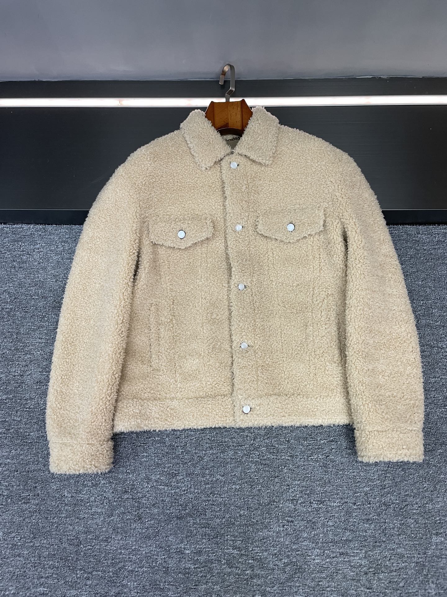 NO:854854,LV New Autumn and Winter Style | The Quietly Luxurious Wool Jacket for Men and Women is Amazing. True high-end wear never needs to be flamboyant - Louis Vuitton's new autumn and winter wool jacket hides the aesthetics of 'low-key luxury' in every detail. The design of the same style for men and women makes it even easier to wear tacitly.  Made of selected natural curly sheep wool, the soft khaki color comes with a low-saturation quiet luxury filter, which can easily blend into various scenes regardless of skin color. The natural texture of wool fiber is delicate and shiny, and it has a soft and crisp texture on the hand, which ensures the  It is warm and full without being bulky. It is light and wind-resistant for autumn and winter. The most eye-catching thing is the pearl engraved buttons. The warm luster and wool texture complement each other, and the sense of detail between the lower head is directly full. This is the hidden intention of the old money style.  Its high emotional intelligence is hidden in its ultimate adaptability. Boys look elegant and gentlemen when wearing turtlenecks and straight pants. Girls look lazy and relaxed when wearing oversize jeans. Wearing the same color looks high-end, and contrasting colors are even more outstanding. From commuting to weekend dates, from couples outing to citywalk alone, one piece can take care of the dignity of the entire autumn and winter. You don’t have to worry about matching, just wear it casually and you will have an effortless sense of luxury.  LV's classic styles never go out of style, and the sheep wool material has become more and more time-honored. Whether it is for personal use or as a couple's model or gift, it all hides unobtrusive taste and intention. After all, good dressing items have always been able to show off your temperament and adapt to every scene of life. Size M-3XL,, louis vuitton, louis vuitton, versace, jeans, jackets & coats, Top Customize119860909LV 秋冬新款｜男女同款的静奢风羊毛外套太绝了 真正的高级穿搭从不用刻意张扬——路易威登秋冬新款羊毛外套,把「低调奢华」的美学藏进每一处细节,男女同款的设计更是让默契穿搭不费吹灰之力. 精选自然卷绵羊毛打造,温柔卡其色自带低饱和静奢滤镜,不挑肤色还能轻松融入各种场景.羊毛纤维的天然肌理细腻有光泽,上手是软糯又挺括的质感,保暖性拉满却不显臃肿,秋冬穿既轻盈又抗风.最戳人的是珍珠刻字纽扣,温润光泽与羊毛质感相得益彰,低头间的细节感直接拉满,这才是老钱风的隐藏心机. 它的高情商藏在极致适配性里男生穿搭高领衫+直筒裤是儒雅绅士,女生穿oversize版型配牛仔裤是慵懒松弛感,同色穿搭显高级,撞色搭配更出彩.从职场通勤到周末约会,从情侣出街到独自citywalk,一件就能承包整个秋冬的体面,不用费心思考搭配,随手一套就是不费力的高级感. LV的经典版型从不过时,绵羊毛材质越穿越有味道,不管是自留还是作为情侣款、礼物,都藏着不张扬的品味与心意.毕竟好的穿搭单品,从来都是既能衬显气质,又能适配生活的每一种场景 码数M-3XL,,louis vuitton,louis vuitton,versace,jeans,jackets & coats,Top Customize1,Men's clothing