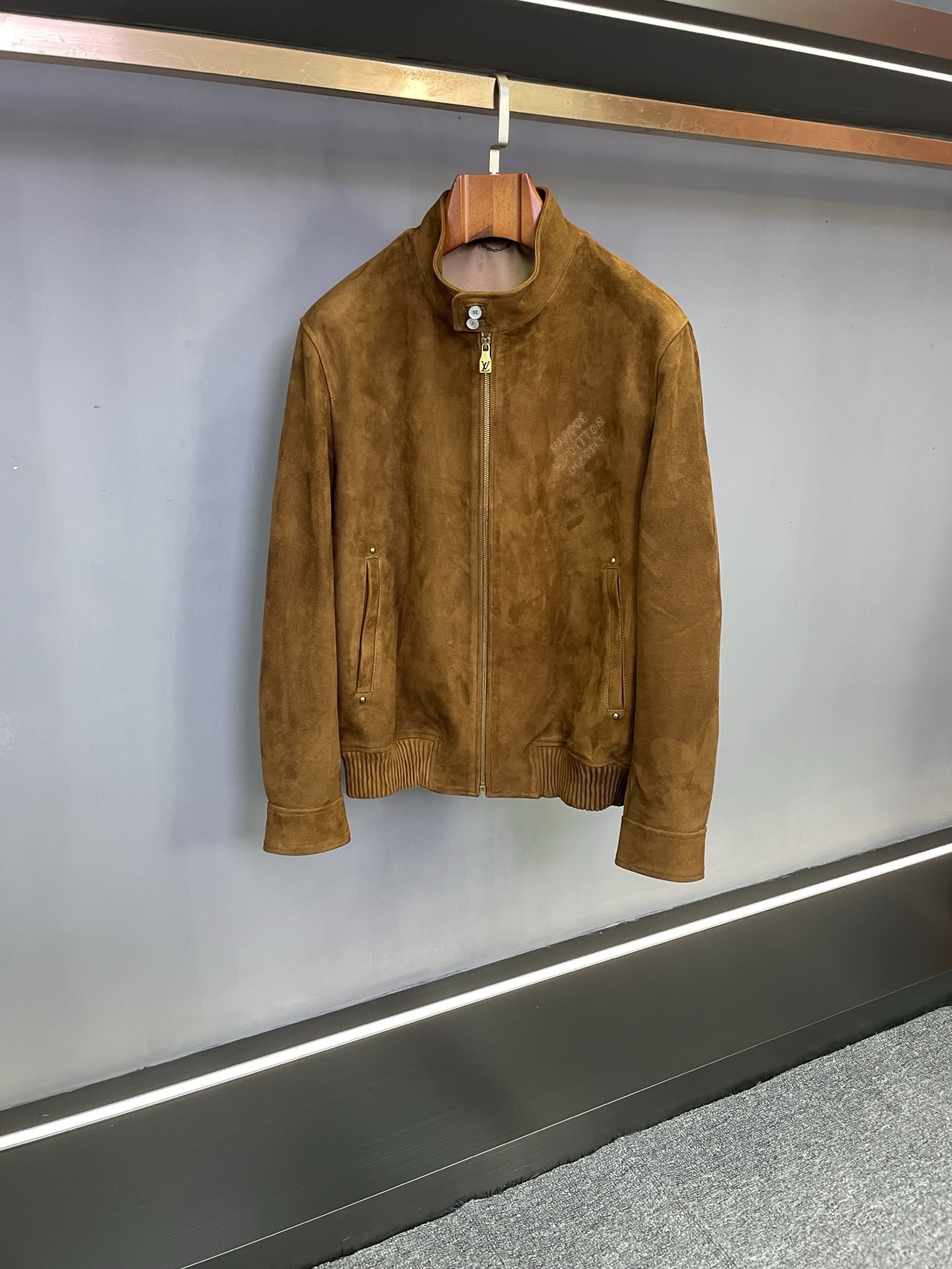 NO:854893,Louis Vuitton's new autumn and winter men's brown suede sheepskin leather jacket is officially released. As the core item of LV's autumn and winter men's wear series, the new men's sheepskin jacket uses rare materials and classic design to interpret the low-key luxury style of contemporary gentlemen and continues the brand's ultimate pursuit of exquisite craftsmanship and fashion aesthetics.  This jacket is crafted from brown suede sheepskin imported from New Zealand. The A-grade leather has been carefully screened and has no scars or defects. It feels soft and skin-friendly and has excellent tension and toughness. The brown tone has a retro texture, and it will accumulate a unique luster over time as it is worn. It is specially designed for autumn and winter seasons.  The designed high-neck style not only effectively resists the cold wind, but also modifies the neck line with neat lines to show the upright posture. The Louis Vuitton logo embroidery on the chest is the finishing touch, accurately presenting the brand logo with fine stitching, hiding the brand heritage in a low-key manner, and showing the ingenuity in every detail.  The jacket perfectly integrates the brand's century-old leathermaking craftsmanship with contemporary dressing needs, taking into account both texture and practicality. Whether it is a formal match for business occasions or an elegant look for daily travel, it can be easily controlled. It is not only a warm item in autumn and winter, but also a wardrobe collection that carries the brand culture and gentleman's taste. Size 48-56,, louis vuitton, louis vuitton, jackets & coats, leather jacket, sheepskin, Top Customize119860909LV 路易威登秋冬新款男士棕色反绒羊皮皮衣外套 正式发布 作为LV 秋冬男装系列的核心单品,新款男士羊皮外套以珍稀材质与经典设计,诠释当代绅士的低调奢华格调,延续品牌对精湛工艺与时尚美学的极致追求. 本款外套甄选新西兰进口棕色反绒羊皮匠心打造,A级皮料经精细筛选,无疤痕瑕疵,触感软糯亲肤且兼具出色的张力与韧性,棕色调自带复古质感,随着穿着更能沉淀出独特的岁月光泽.专为秋冬季节设计的高领版型,既有效抵御寒风侵袭,又以利落线条修饰颈部线条,彰显挺拔身姿.胸前的路易威登Logo绣花是点睛之笔,以细密针法精准呈现品牌标识,低调中暗藏品牌底蕴,尽显细节处的匠心. 外套将品牌百年制皮工艺与当代着装需求完美融合,兼顾质感与实穿性,无论是商务场合的正式搭配,还是日常出行的优雅造型,都能轻松驾驭.它不仅是一件秋冬保暖单品,更是承载品牌文化与绅士品味的衣橱珍藏. 码数 48-56,,louis vuitton,louis vuitton,jackets & coats,leather jacket,sheepskin,Top Customize1,Men's clothing