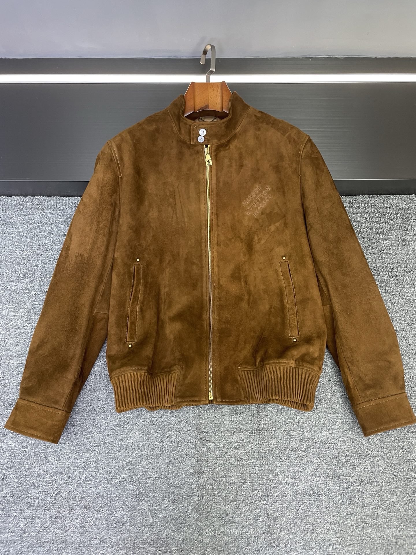 NO:854824,LV Louis Vuitton Autumn and Winter Men's Sheepskin Jacket | Brown suede texture aesthetics Men who really know how to dress will always have a sheepskin jacket in their autumn and winter wardrobe that can carry texture and warmth. LV's new autumn and winter style just strikes the right balance between low-key luxury and daily practical wear.  Brown suede sheepskin imported from New Zealand is selected as the core fabric. It has a high-grade matte texture and the delicate short-pile surface feels as soft and silky as silk. The temporary traces left by fingertips are the unique texture language of suede. It will deposit a unique warm luster with wear and become more and more flavorful with time. The thoughtful high-neck version can not only firmly lock in the cold air of autumn and winter, but also save the trouble of matching scarves, which is neat and aura. LV on the chest.  Logo embroidery is the finishing touch, there is no exaggeration, it only outlines the brand's heritage with exquisite lines, showing a sense of identity in a low-key manner. The classic brown tone is suitable for a variety of wearing scenarios. It can be worn with a white shirt for commuting to look calm, with a gray sweater for daily wear, it looks casual, and with dark trousers for occasions without losing style.  This coat from Lujia is not only a piece of clothing, but also a companion of texture in autumn and winter. It uses top-quality leather and exquisite craftsmanship to fully interpret the calmness, gentleness and elegance of a mature man. It is a wardrobe collection that can be worn for many years. Size 48-56,,louis vuitton,louis vuitton,louis vuitton,louis vuitton,jackets & coats,shirts,sheepskin,Top Customize119860909LV路易威登秋冬男士羊皮外套｜棕色反绒的质感美学 真正懂穿搭的男士,秋冬衣柜里总有一件能承载质感与温度的羊皮外套,LV这件秋冬新款,恰好把低调奢华与日常实穿平衡得恰到好处 精选新西兰进口棕色反绒羊皮作为核心面料,自带高级哑光质感,细腻的短绒毛表面触感如绸般软糯.指尖轻抚留下的暂时性痕迹,是反绒皮独有的质感语言,随着穿着会沉淀出专属的温润光泽,越养越有味道.贴心的高领版型,不仅能牢牢锁住秋冬寒气,还能省去搭配围巾的烦恼,利落又显气场. 胸前的LV Logo绣花是点睛之笔,没有浮夸的张扬,仅以精致走线勾勒品牌底蕴,低调中尽显身份感.经典的棕色调适配多种穿搭场景,内搭白色衬衫通勤显沉稳,搭配灰色针织衫日常穿显随性,配深色西裤出席场合又不失格调. 驴家这件外套不只是一件服饰,更是秋冬里的质感陪伴.用顶级皮料与精湛工艺,把成熟男士的沉稳、温柔与贵气尽数诠释,入手就是能穿多年的衣橱珍藏款. 码数 48-56,,louis vuitton,louis vuitton,louis vuitton,louis vuitton,jackets & coats,shirts,sheepskin,Top Customize1,Men's clothing