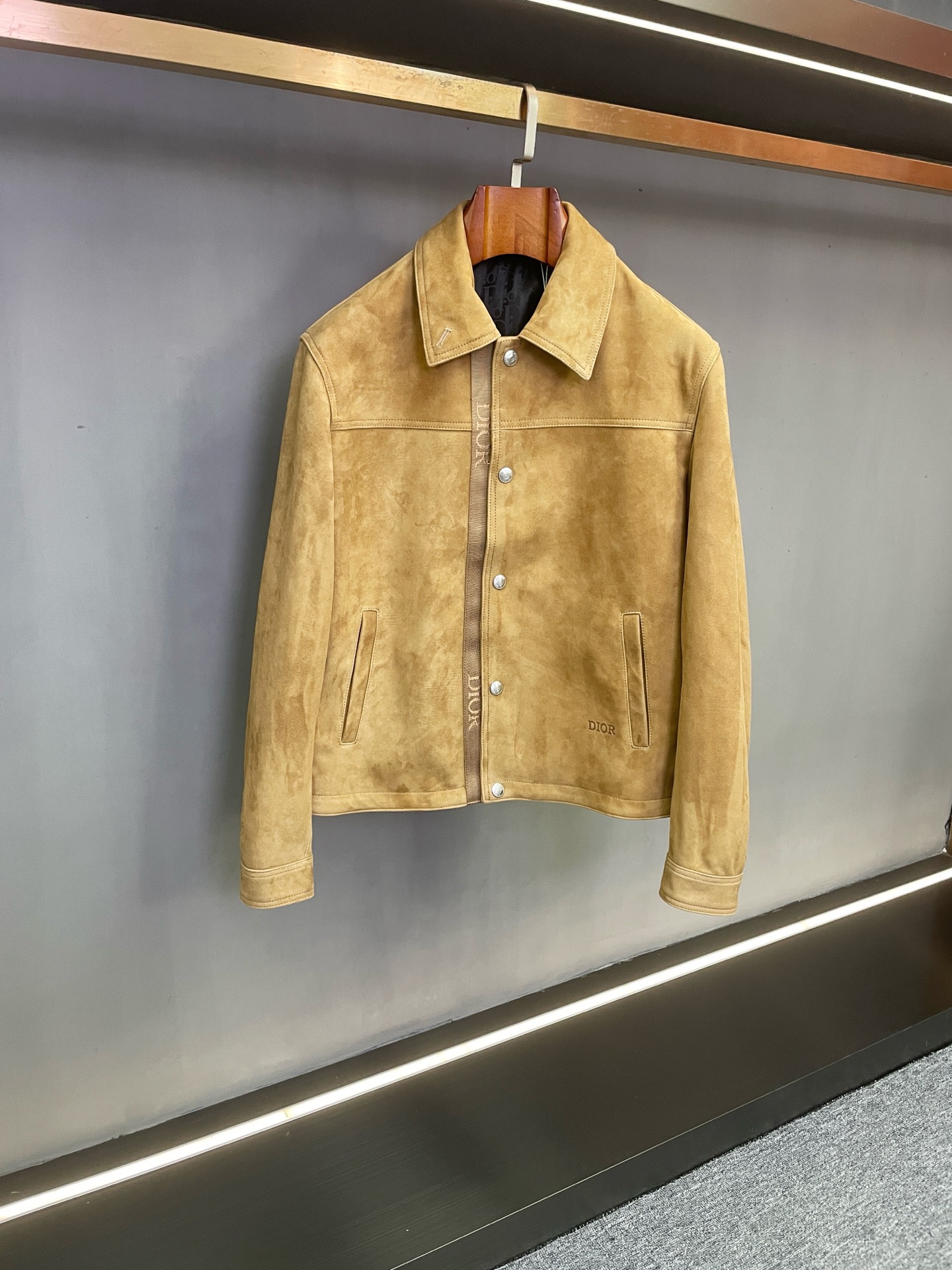 NO:854871,Dior's new autumn and winter men's suede sheepskin leather jackets show outstanding style. On the fashion stage, Dior has always led the trend with its exquisite craftsmanship and unique design. Today, Dior's new autumn and winter men's suede sheepskin leather jackets make a shocking debut, bringing a new fashion choice to men with excellent taste.  This leather jacket from DIOR is carefully made of suede sheepskin imported from Australia and has an extraordinary texture. The fine texture of suede sheepskin not only demonstrates the luxurious quality, but also gives the leather jacket a unique touch. The two classic colors of khaki and black meet the dressing needs of different occasions. Whether it is a business negotiation or a casual gathering, you can easily show elegance and confidence. A DIOR jacquard webbing runs through the placket, adding a touch of exquisite detail to the overall design. The low-key DIOR on the left side pocket  The embossing inadvertently shows the brand's unique charm. The DIOR jacquard lining inside further enhances the quality of the leather jacket, allowing you to feel unparalleled comfort and luxury when wearing it. Dior's new autumn and winter men's suede sheepskin leather jacket is not only a piece of clothing, but also a reflection of an attitude towards life. It perfectly integrates fashion and quality to create a unique personal style for you. Choosing Dior is choosing excellence. Come and taste Dior  New men's suede sheepskin leather jacket for autumn and winter, start your fashion journey. Size M-3XL,,dior,dior,leather jacket,sheepskin,Top Customize119860909迪奥 DIOR 年秋冬新款男士反绒羊皮皮衣,尽显卓越风范  在时尚的舞台上,迪奥始终以其精湛工艺与独特设计引领潮流.今日,迪奥 秋冬新款男士反绒羊皮皮衣震撼登场,为品味卓越的男士们带来全新的时尚选择.  DIOR这款皮衣采用澳洲进口反绒羊皮精心打造,质感非凡.反绒羊皮的细腻纹理,不仅彰显出奢华品质,更赋予了皮衣独特的触感.卡其色与黑色两种经典颜色,满足不同场合的穿搭需求.无论是商务洽谈还是休闲聚会,都能让你轻松展现出优雅与自信.  门襟处一条 DIOR 提花织带贯穿,为整体设计增添了一抹精致的细节.左侧侧插口袋上低调的 DIOR 压花,于不经意间展现品牌的独特魅力.而内里的 DIOR 提花里布,则进一步提升了皮衣的品质感,让你在穿着时感受到无与伦比的舒适与奢华.  迪奥 秋冬新款男士反绒羊皮皮衣,不仅仅是一件服装,更是一种生活态度的体现.它将时尚与品质完美融合,为你打造独一无二的个人风格.选择迪奥,就是选择卓越.  快来品鉴Dior 秋冬新款男士反绒羊皮皮衣,开启你的时尚之旅. 码数M-3XL,,dior,dior,leather jacket,sheepskin,Top Customize1,Men's clothing