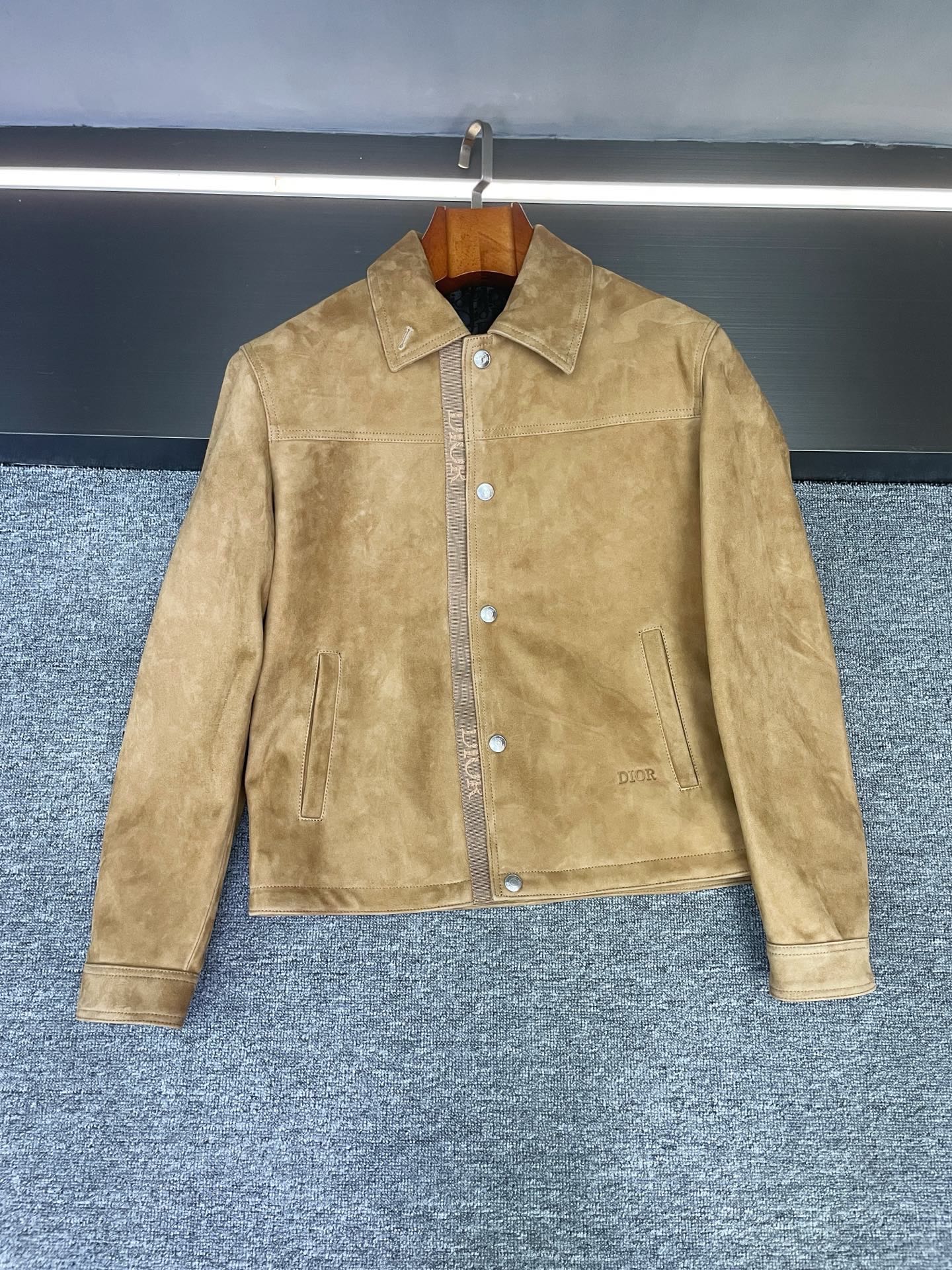 NO:854878,Dior DIOR's new men's leather jacket for autumn and winter, the details are full of luxury. Today, I must share with you Dior's new men's suede sheepskin leather jacket this season. Dior's leather jacket is made of suede sheepskin imported from Australia, with incomparable texture. Khaki is warm and elegant, black is classic and cool, both colors can easily adapt to various occasions. A DIOR jacquard webbing runs through the placket, instantly improving the overall style and full of fashion. The low-key DIOR on the left side pocket  Embossed, exquisite but not ostentatious, showing the low-key luxury of the brand. Looking inside, the DIOR jacquard lining has a delicate touch, and every time you wear it, it is like an encounter with quality. Whether it is the choice of materials or the design of details, Dior has demonstrated its ultimate pursuit of quality and precise grasp of fashion. This autumn and winter, make DIOR's new men's suede sheepskin leather jacket a fashion must-have, highlighting your unique taste and charm. Size Number  48-56,,dior,dior,leather jacket,sheepskin,Top Customize119860909迪奥 DIOR 年秋冬新款男士皮衣,细节之处尽显奢华  家人们,今天必须给大家分享迪奥这一季的新款男士反绒羊皮皮衣.  Dior这款皮衣采用澳洲进口反绒羊皮打造,质感无敌.卡其色温暖优雅,黑色经典酷炫,两个颜色都能轻松适配各种场合.  门襟处一条 DIOR 提花织带贯穿,瞬间提升整体格调,时尚感拉满.左侧侧插口袋上低调的 DIOR 压花,精致而不张扬,尽显品牌的低调奢华.  再看内里,DIOR 提花里布,触感细腻,每一次穿着都仿佛是一场与品质的邂逅.  无论是从材质的选择,还是细节的设计,迪奥都展现出了对品质的极致追求和对时尚的精准把握.  这个秋冬,让DIOR新款男士反绒羊皮皮衣成为你的时尚必备,彰显你的独特品味与魅力.  码数 48-56,,dior,dior,leather jacket,sheepskin,Top Customize1,Men's clothing