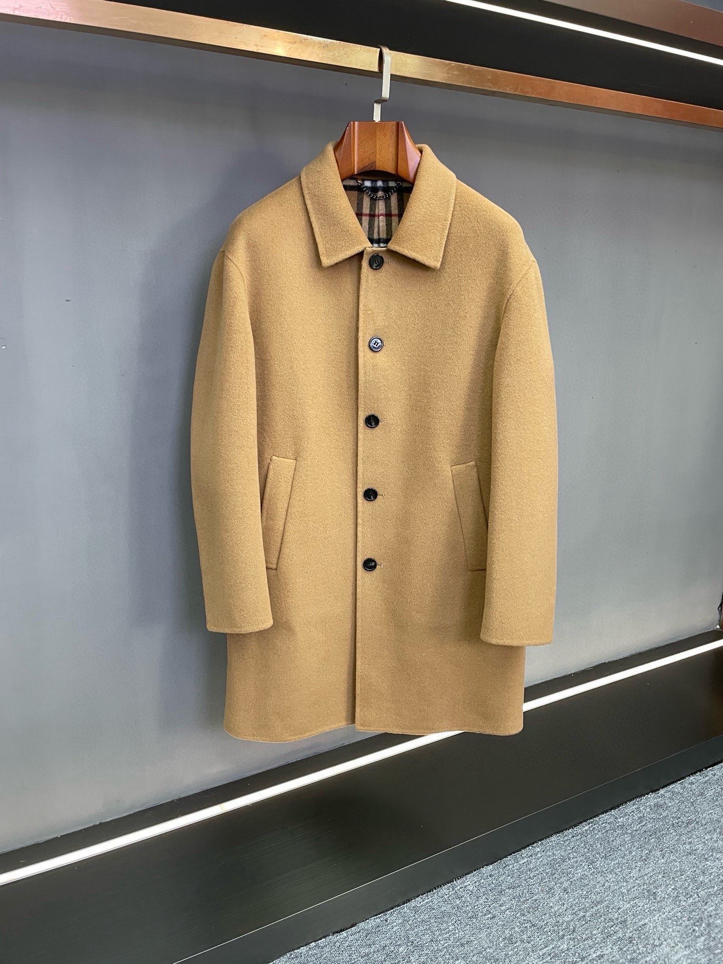 NO:854896,Burberry Autumn and Winter Men's Mid-Length Lightweight Cashmere Reversible Coat is a new collection, and its style is inherited. Inheriting the design genes of the brand's archive coats for more than 165 years, the Burberry Autumn and Winter Men's Mid-Length Lightweight Wool Coat was born. With classics as its bones and craftsmanship as its soul, it reinterprets the contemporary expression of British style.  Inspired by the timeless designs in the brand's archives, this coat is carefully crafted from double-sided wool twill fabric. The pure wool outer layer has a soft touch and a crisp fit. It adapts to the changing climate of autumn and winter and continues the brand's persistent pursuit of high-quality fabrics. Each piece is crafted in an Italian workshop, from fabric cutting to detail stitching, all demonstrating the rigor and sophistication of European craftsmanship.  The design cleverly balances classic and modern worsted Burberry classic plaid with the brand logo hidden inside, continuing the collection element that has become a brand symbol since the 19th generation; the embedded straight sleeves and dropped shoulders design breaks the traditional constraints, while modifying the body shape while retaining freedom of movement, ultimately presenting a neat and slim fit.  Style. The button closure is simple and neat, the welted side pockets are both practical and aesthetic, the back slit design adds a sense of dynamic agility, and the unlined structure gives the item a light wearing experience and is suitable for layering needs in multiple scenes. The sleeve lining is made of viscose fiber, with textured horn buttons, showing exquisite details in every detail.  Burberry launches two color combinations of classic black and khaki this time. Black is calm and atmospheric, suitable for business occasions, while khaki is warm and restrained, echoing the British heritage, and can easily handle the diverse dressing needs from daily commuting to social occasions. Burberry autumn and winter men's mid-length lightweight wool coat collides with contemporary design with archive inspiration, and uses craftsmanship to protect the style, becoming a heirloom in the autumn and winter wardrobe. Size 46-54,,burberry,burberry,jackets & coats,Top  Customize119860909Burberry 巴宝莉 秋冬男士中长款轻便羊绒双面昵大衣典藏新生,格调传承 承袭品牌165余年典藏外套的设计基因,Burberry秋冬男士中长款轻便羊毛大衣应运而生,以经典为骨、匠艺为魂,重释英伦格调的当代表达. 灵感源自品牌典藏档案中的隽永设计,这款大衣选用双面羊毛斜纹面料精心打造,纯羊毛外层兼具柔软触感与挺括版型,适配秋冬多变气候的同时,延续了品牌对高品质面料的执着追求.每一件均于意大利工坊精制而成,从面料剪裁到细节缝合,无不彰显欧洲匠艺的严谨与考究. 设计上巧妙平衡经典与摩登精纺Burberry经典格纹内里暗藏品牌标识,延续自19代便成为品牌符号的典藏元素；嵌入式直袖落肩设计打破传统束缚,在修饰身形的同时保留活动自由度,最终呈现利落修身版型.纽扣开合简约利落,贴边侧袋兼顾实用与美学,后开衩设计增添动态灵动感,而无内衬结构则赋予单品轻盈穿着体验,适配多场景叠搭需求.衣袖内衬采用粘胶纤维,搭配质感牛角纽扣,于细节处尽显精致. 巴宝莉本次推出经典黑色与卡其色两款配色,黑色沉稳大气适配商务场合,卡其色温润内敛呼应英伦底蕴,轻松驾驭从日常通勤到社交场合的多元穿搭需求. Burberry 秋冬男士中长款轻便羊毛大衣,以典藏灵感碰撞当代设计,用匠艺守护格调,成为秋冬衣橱中的传世之作. 码数 46-54,,burberry,burberry,jackets & coats,Top Customize1,Men's clothing