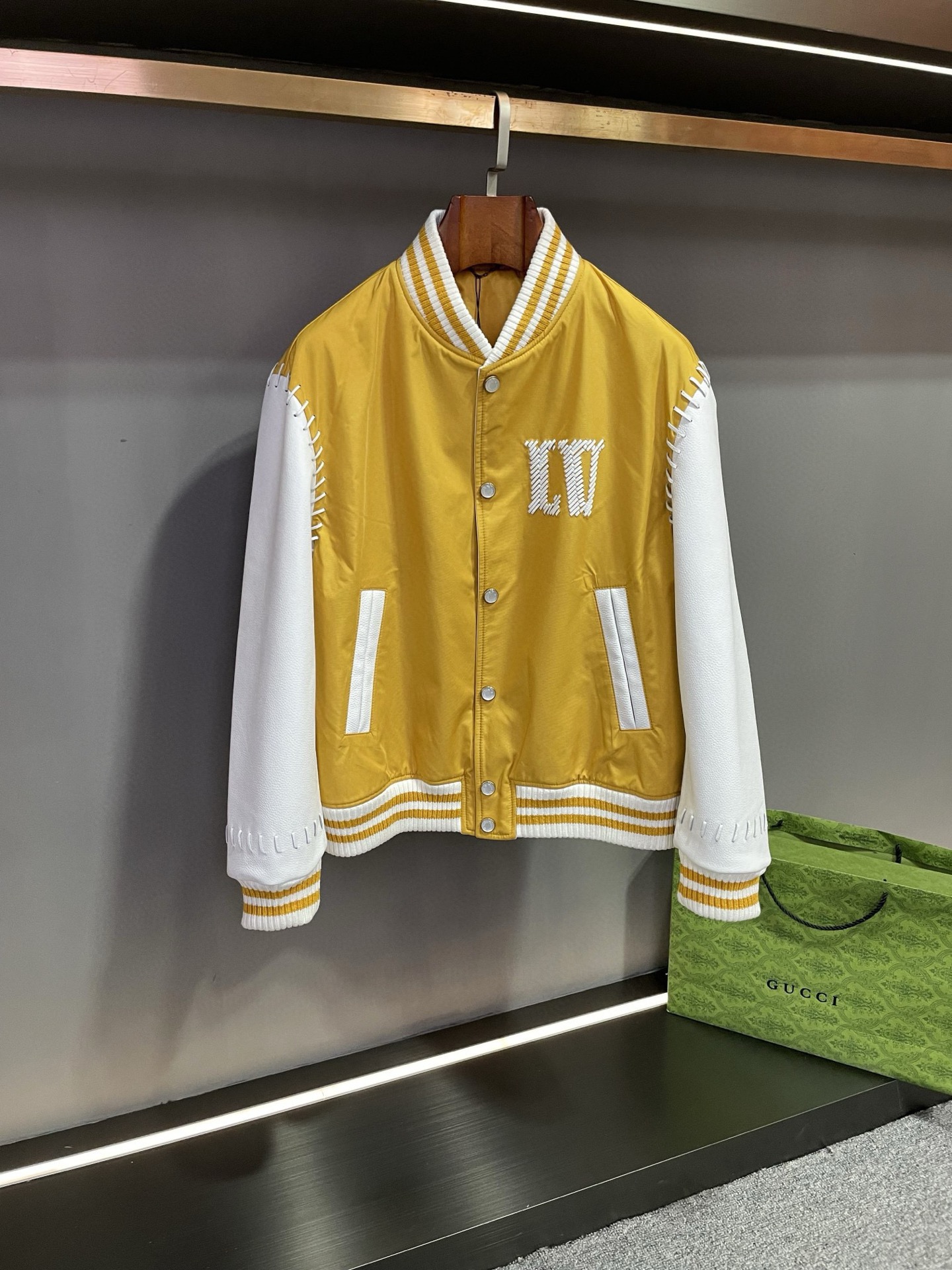 NO:854932,LV Louis Vuitton's 25 new men's cowhide baseball jacket for autumn and winter - a big deal. LV's baseball jacket is unique in the choice of materials. The body is made of yellow polyester fiber fabric, which is not only comfortable but also shiny. The sleeves are made of white first-layer calfskin imported from Spain, highlighting quality and luxury.  It is worth mentioning that the hand-knitted craftsmanship is all over the body, and can be seen at the shoulder links and cuffs, showing exquisite craftsmanship and extraordinary care. What is particularly special is that the LV brand LOGO is hand-woven with sheepskin on the left chest and back, which is unique and eye-catching and fully demonstrates the brand's charm. The buttons adopt LV's latest design language, and the pearl-engraved buttons are exquisite and elegant, adding a noble temperament to the whole. Lujia  The new autumn and winter cowhide baseball uniform is undoubtedly the perfect combination of fashion and quality, and is your best choice to show your unique taste. Size M-3XL,,louis vuitton,louis vuitton,louis vuitton,louis vuitton,leather jacket,cowhide,sheepskin,Top Customize119860909LV 路易威登 25 秋冬新款男士牛皮棒球服皮衣--重磅来袭  LV 这款棒球服在材质的选择上独具匠心,身子采用黄色聚酯纤维面料,不仅舒适且富有光泽.而袖子则精选西班牙进口白色头层小牛皮,彰显品质与奢华.  值得一提的是,其全身遍布手工编织工艺,在肩膀链接处、袖口处皆有呈现,尽显精湛工艺与非凡用心.尤为特别的是,左胸前和后背以羊皮纯手工编制出 LV 品牌 LOGO,独特而醒目,充分展现品牌魅力.纽扣更是采用 LV 最新的设计语言,珍珠刻字纽扣精致优雅,为整体增添一份高贵气质.  驴家 秋冬新款牛皮棒球服,无疑是时尚与品质的完美结合,是您彰显独特品味的不二之选.  码数 M-3XL,,louis vuitton,louis vuitton,louis vuitton,louis vuitton,leather jacket,cowhide,sheepskin,Top Customize1,Men's clothing