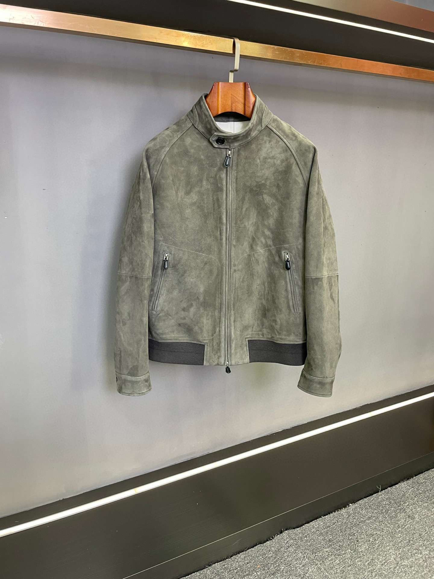 NO:854960,LP Loro Piana's new autumn and winter men's suede sheepskin jacket makes a shocking debut. In the changing tide of fashion, there are always some brands whose mission is to adhere to quality and inherit classics. Loro Piana is one of them. In autumn and winter this year, Loro Piana ingeniously presents a new men's suede sheepskin jacket. With its excellent quality and unique design, it is bound to become the finishing touch in men's wardrobe this autumn and winter. Loro Piana  This jacket is made of suede sheepskin imported from New Zealand. New Zealand's unique natural environment produces high-quality sheepskin with a delicate texture and soft touch. It not only has outstanding thermal performance, but also gives the jacket a unique luxurious texture. The suede-treated surface brings a low-key yet elegant visual effect, highlighting the wearer's extraordinary taste.  In terms of color, two classic choices are provided: khaki and gray. Khaki is filled with the warmth and calmness of autumn. Whether it is paired with dark trousers for business events or combined with light-colored casual pants for daily outings, it can show the elegance and sophistication of men; gray is full of low-key luxury and is highly matchable. It can easily adapt to various styles of inner wear to meet the dressing needs of different occasions.  In terms of design, the concept of old money style runs throughout. It abandons exaggerated decoration and complicated design, focuses on the texture and tailoring of the clothing itself, outlines the men's strong body shape with simple and smooth lines, interprets a low-key, restrained but full of connotation fashion attitude, and shows a timeless elegance.  The use of plaid lining is a highlight. The classic plaid element adds a retro charm and sophistication to the jacket. When the wearer inadvertently exposes the lining, it shows unique details and charm, and also reflects the brand's tribute to tradition and classics. The design of the small high collar not only keeps warm, but also modifies the neck line, improves the sophistication of the overall shape, and brings confidence to the wearer from the inside out. LP  The new autumn and winter men's suede sheepskin jacket is the perfect fusion of quality, design and style. It is your best choice to show your personality and taste in this autumn and winter. Size M-3XL,,loro piana,loro piana,jackets & coats,sheepskin,Top Customize119860909LP 诺优翩雅秋冬新款男士反绒羊皮外套震撼登场  在时尚的更迭浪潮中,总有一些品牌以坚守品质与传承经典为使命,诺优翩雅（Loro Piana）便是其中之一.年秋冬,诺优翩雅匠心呈献新款男士反绒羊皮外套,以其卓越品质与独特设计,势必成为这个秋冬男士衣橱中的点睛之笔.  诺优翩雅 这款外套精选新西兰进口反绒羊皮,新西兰得天独厚的自然环境,孕育出的优质羊皮具有细腻的纹理和柔软的触感 ,不仅保暖性能出众,更赋予了外套独特的奢华质感.反绒处理后的表面,带来低调而不失高雅的视觉效果,彰显穿着者的不凡品味.  颜色方面,提供了卡其色与灰色两种经典选择.卡其色洋溢着秋日的温暖与沉稳,无论是搭配深色的长裤出席商务活动,还是与浅色休闲裤组合进行日常出行,都能展现出男士的优雅与干练；灰色则尽显低调奢华,具有极高的搭配性,轻松适配各种风格的内搭,满足不同场合的穿着需求.  设计上,老钱风的理念贯穿始终.摒弃了浮夸的装饰与繁杂的设计,注重服装本身的质感与剪裁,以简洁流畅的线条勾勒出男士的硬朗身形,诠释着低调、内敛却又充满内涵的时尚态度,尽显历久弥新的优雅气质 .格纹里布的运用是一大亮点,经典的格纹元素为外套增添了一份复古韵味与精致感,在穿着者不经意间露出里布时,展现出独特的细节魅力,同时也体现了品牌对传统与经典的致敬.小高领的设计不仅保暖,更能修饰颈部线条,提升整体造型的精致度,为穿着者带来由内而外的自信.  LP 秋冬新款男士反绒羊皮外套,是品质、设计与风格的完美融合,是您在这个秋冬彰显个性与品味的不二之选. 码数M-3XL,,loro piana,loro piana,jackets & coats,sheepskin,Top Customize1,Men's clothing
