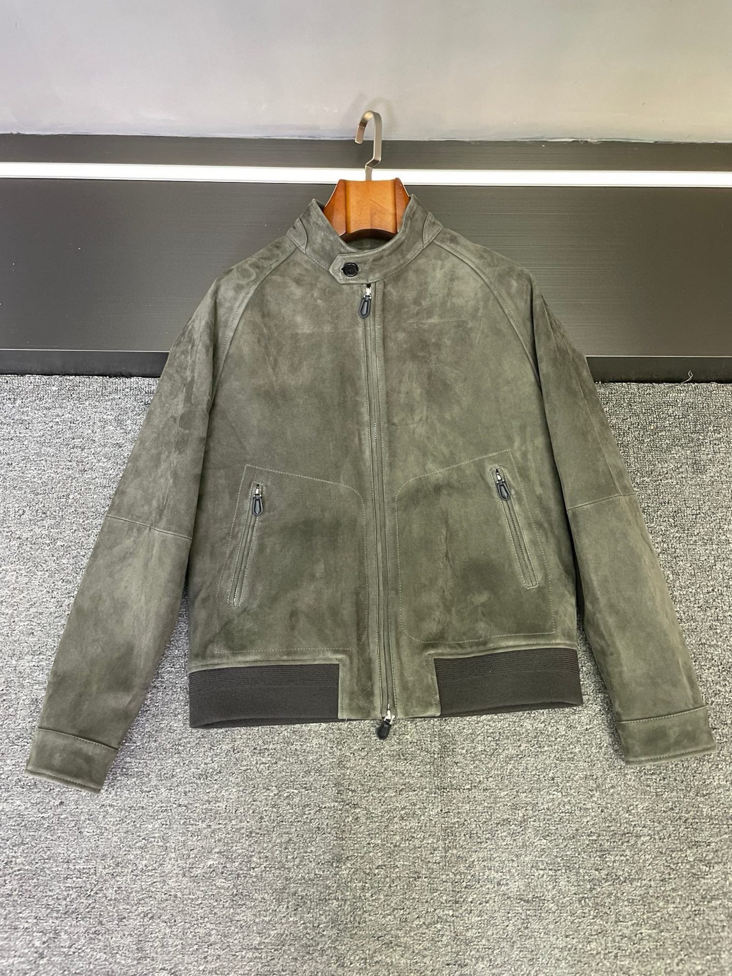 NO:854968,LP Whoever wears this leather jacket from Noyo Panya is the first coat of this autumn and winter. I vote for LP’s suede sheepskin jacket!   It selects suede sheepskin imported from New Zealand, which is warm to the touch, soft and resistant, and interprets the word texture with strength. The khaki color has a warm atmosphere, like being wrapped in sunshine, which is gentle and tasteful; the gray color is high-end and low-key, giving people an effortless sense of relaxation.  The old-money style design is the finishing touch, and you will instantly become a noble man when you put it on. The small high collar fits the neck line, keeping warm and delicate. The plaid lining hides small details, showing your style in every gesture, and when exposed inadvertently, it adds a sense of low-key luxury. Whether this Noyou Panya sheepskin jacket is paired with a simple T-shirt and jeans to create a casual daily style; or worn with a shirt and trousers for formal occasions, it can be perfectly matched and can easily match different styles.  Size M-3XL,,loro piana,jeans,jackets & coats,shirts,tees,t-shirt,sheepskin,Top Customize119860909LP 谁穿上诺优翩雅这件皮外套 谁就是老钱本钱  今年秋冬的第一件外套,我给LP这件反绒羊皮外套投一票！  它精选新西兰进口反绒羊皮,触手生温,柔软又抗造,用实力诠释质感二字.卡其色自带暖烘烘的氛围感,像是裹着阳光,温柔又显品味；灰色高级又低调,给人不费力的松弛感.  老钱风设计更是点睛之笔,穿上秒变贵气公子哥.小高领贴合颈部线条,保暖又精致.格纹里布藏着小细节,举手投足间尽显格调,不经意露出时,低调的奢华感拉满.  这件 诺优翩雅 羊皮外套不管是搭配简约T恤和牛仔裤,打造随性日常风；还是内搭衬衫西裤,出席正式场合,它都能完美适配,轻松拿捏不同风格.  码数M-3XL,,loro piana,jeans,jackets & coats,shirts,tees，t-shirt,sheepskin,Top Customize1,Men's clothing
