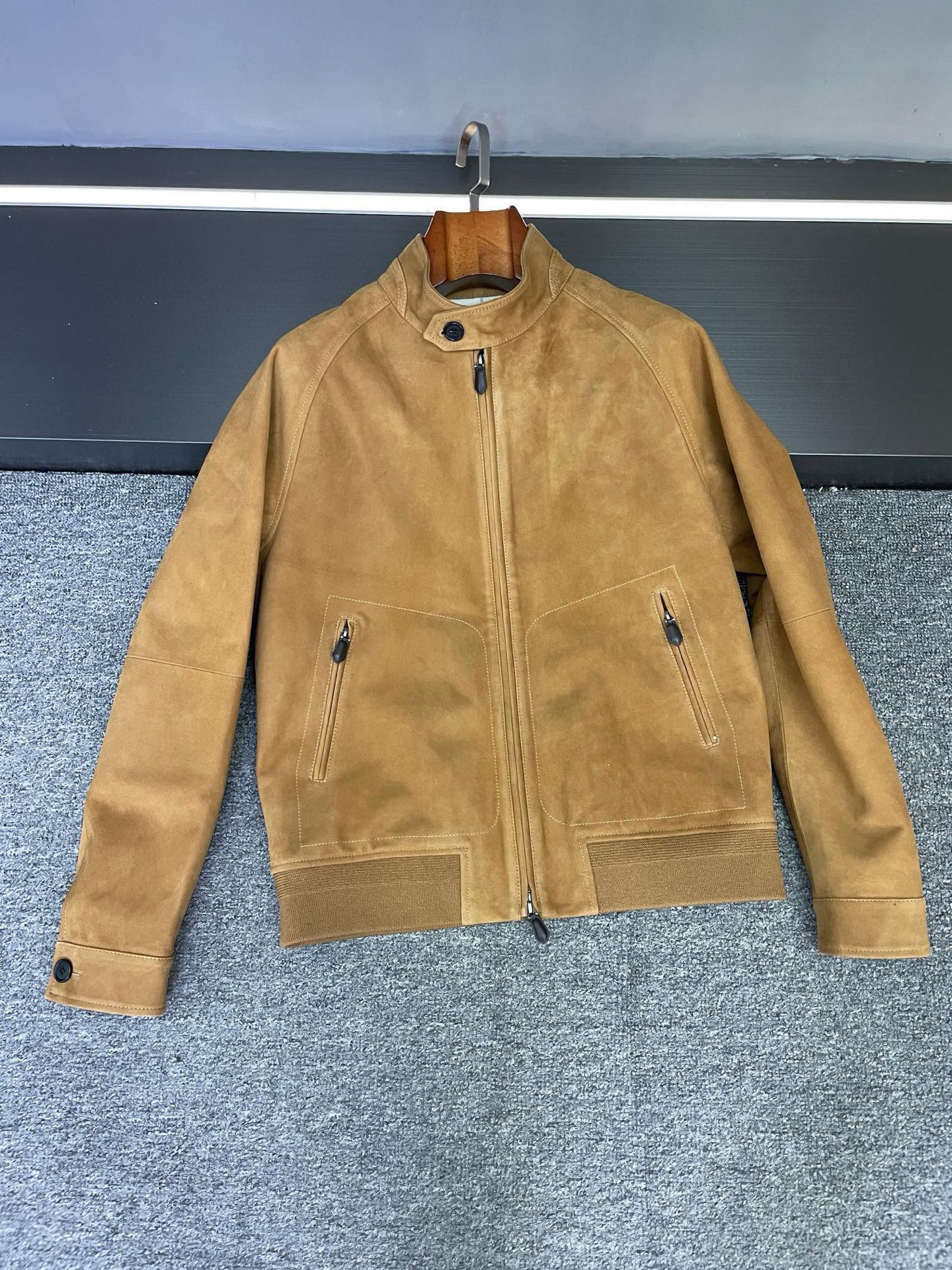 NO:854978,LP Loro Piana's new autumn and winter men's suede sheepskin jacket makes a shocking debut. In the changing tide of fashion, there are always some brands whose mission is to adhere to quality and inherit classics. Loro Piana is one of them. In autumn and winter this year, Loro Piana ingeniously presents a new men's suede sheepskin jacket. With its excellent quality and unique design, it is bound to become the finishing touch in men's wardrobe this autumn and winter. Loro Piana  This jacket is made of suede sheepskin imported from New Zealand. New Zealand's unique natural environment produces high-quality sheepskin with a delicate texture and soft touch. It not only has outstanding thermal performance, but also gives the jacket a unique luxurious texture. The suede-treated surface brings a low-key yet elegant visual effect, highlighting the wearer's extraordinary taste.  In terms of color, two classic choices are provided: khaki and gray. Khaki is filled with the warmth and calmness of autumn. Whether it is paired with dark trousers for business events or combined with light-colored casual pants for daily outings, it can show the elegance and sophistication of men; gray is full of low-key luxury and is highly matchable. It can easily adapt to various styles of inner wear to meet the dressing needs of different occasions.  In terms of design, the concept of old money style runs throughout. It abandons exaggerated decoration and complicated design, focuses on the texture and tailoring of the clothing itself, outlines the men's strong body shape with simple and smooth lines, interprets a low-key, restrained but full of connotation fashion attitude, and shows a timeless elegance.  The use of plaid lining is a highlight. The classic plaid element adds a retro charm and sophistication to the jacket. When the wearer inadvertently exposes the lining, it shows unique details and charm, and also reflects the brand's tribute to tradition and classics. The design of the small high collar not only keeps warm, but also modifies the neck line, improves the sophistication of the overall shape, and brings confidence to the wearer from the inside out. LP  The new autumn and winter men's suede sheepskin jacket is the perfect fusion of quality, design and style. It is your best choice to show your personality and taste in this autumn and winter. Size M-3XL,,loro piana,loro piana,jackets & coats,sheepskin,Top Customize119860909LP 诺优翩雅秋冬新款男士反绒羊皮外套震撼登场  在时尚的更迭浪潮中,总有一些品牌以坚守品质与传承经典为使命,诺优翩雅（Loro Piana）便是其中之一.年秋冬,诺优翩雅匠心呈献新款男士反绒羊皮外套,以其卓越品质与独特设计,势必成为这个秋冬男士衣橱中的点睛之笔.  诺优翩雅 这款外套精选新西兰进口反绒羊皮,新西兰得天独厚的自然环境,孕育出的优质羊皮具有细腻的纹理和柔软的触感 ,不仅保暖性能出众,更赋予了外套独特的奢华质感.反绒处理后的表面,带来低调而不失高雅的视觉效果,彰显穿着者的不凡品味.  颜色方面,提供了卡其色与灰色两种经典选择.卡其色洋溢着秋日的温暖与沉稳,无论是搭配深色的长裤出席商务活动,还是与浅色休闲裤组合进行日常出行,都能展现出男士的优雅与干练；灰色则尽显低调奢华,具有极高的搭配性,轻松适配各种风格的内搭,满足不同场合的穿着需求.  设计上,老钱风的理念贯穿始终.摒弃了浮夸的装饰与繁杂的设计,注重服装本身的质感与剪裁,以简洁流畅的线条勾勒出男士的硬朗身形,诠释着低调、内敛却又充满内涵的时尚态度,尽显历久弥新的优雅气质 .格纹里布的运用是一大亮点,经典的格纹元素为外套增添了一份复古韵味与精致感,在穿着者不经意间露出里布时,展现出独特的细节魅力,同时也体现了品牌对传统与经典的致敬.小高领的设计不仅保暖,更能修饰颈部线条,提升整体造型的精致度,为穿着者带来由内而外的自信.  LP 秋冬新款男士反绒羊皮外套,是品质、设计与风格的完美融合,是您在这个秋冬彰显个性与品味的不二之选. 码数M-3XL,,loro piana,loro piana,jackets & coats,sheepskin,Top Customize1,Men's clothing