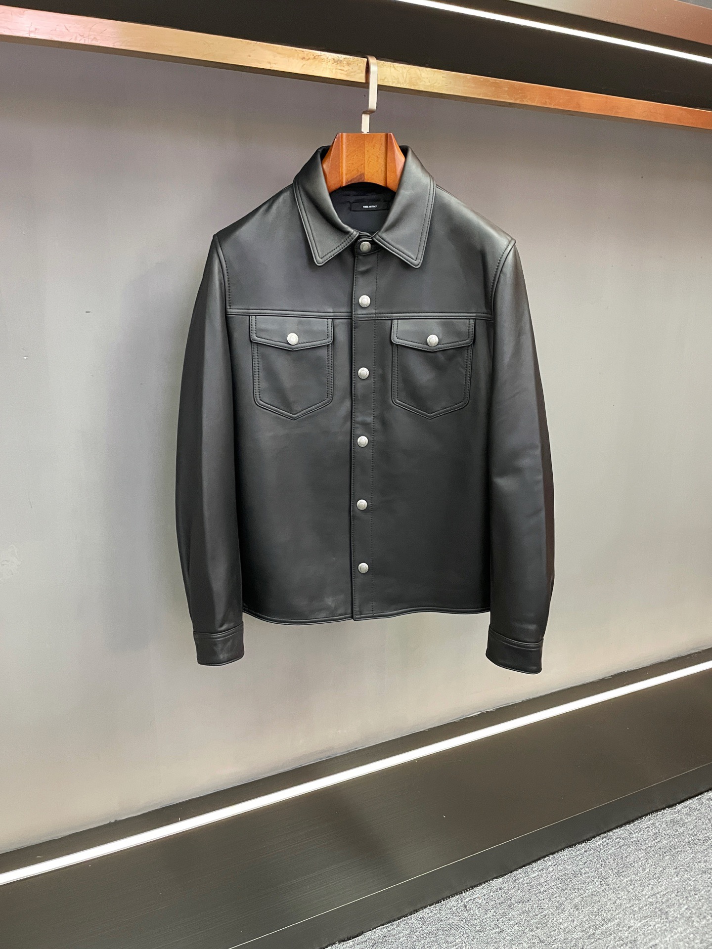 NO:855038,[TF Limited Edition | New Zealand Sheepskin Shirt Jacket, the texture is straight forward] This Tom Ford autumn and winter sheepskin shirt is a high-end product with closed eyes. The material is sheepskin imported from New Zealand. It is delicate and soft to the touch. The matte leather has a low-key nobility, is soft but not collapsed, and the upper body shape is neat and close to the skin.  The design highlights the aesthetic shirt-style tailoring + lapel buttons, welding 'casual and relaxed' with 'refined texture' - worn alone is a yuppie commuting style, layered with a coat/suit for a high-end atmosphere, double chest pockets + metal buttons, all details are carefully thought out. It is practical and wearable. The black tone is versatile and not fussy. It is casual and handsome when paired with jeans. It can be worn with trousers for light business. It is a must-have item for autumn and winter and will not go out of style after three years of wearing. TF  Needless to say, there is no need to say much about the quality control. This kind of model has 'low-key luxury' engraved in its bones. There are only a few pieces in stock, so it's a waste of time!  Size M-3XL,,tom ford,jeans,jackets & coats,shirts,business suit,sheepskin,Top Customize119860909【TF限量款｜新西兰羊皮衬衫夹克,质感直接拉满】 这件汤姆福特秋冬款羊皮衬衫,闭眼入的高级货 材质封神新西兰进口羊皮,上手是能摸到的细腻柔润,哑光皮质自带低调贵气,软而不塌,上身版型利落又贴肤. 设计戳中审美衬衫式剪裁+翻领纽扣,把“休闲松弛”和“精致质感”焊死了——单穿是雅痞通勤风,叠穿大衣/西装就是高阶氛围感,胸前双口袋+金属纽扣,细节全是小心机. 实穿性拉满黑调百搭不挑人,配牛仔裤是随性帅,搭西裤直接拿捏轻商务,秋冬刚需款,穿三年都不过时. TF 的品控不用多说,这种把“低调奢华”刻在骨子里的款,库存没几件,手慢无！ 码数M-3XL,,tom ford,jeans,jackets & coats,shirts,business suit,sheepskin,Top Customize1,Men's clothing