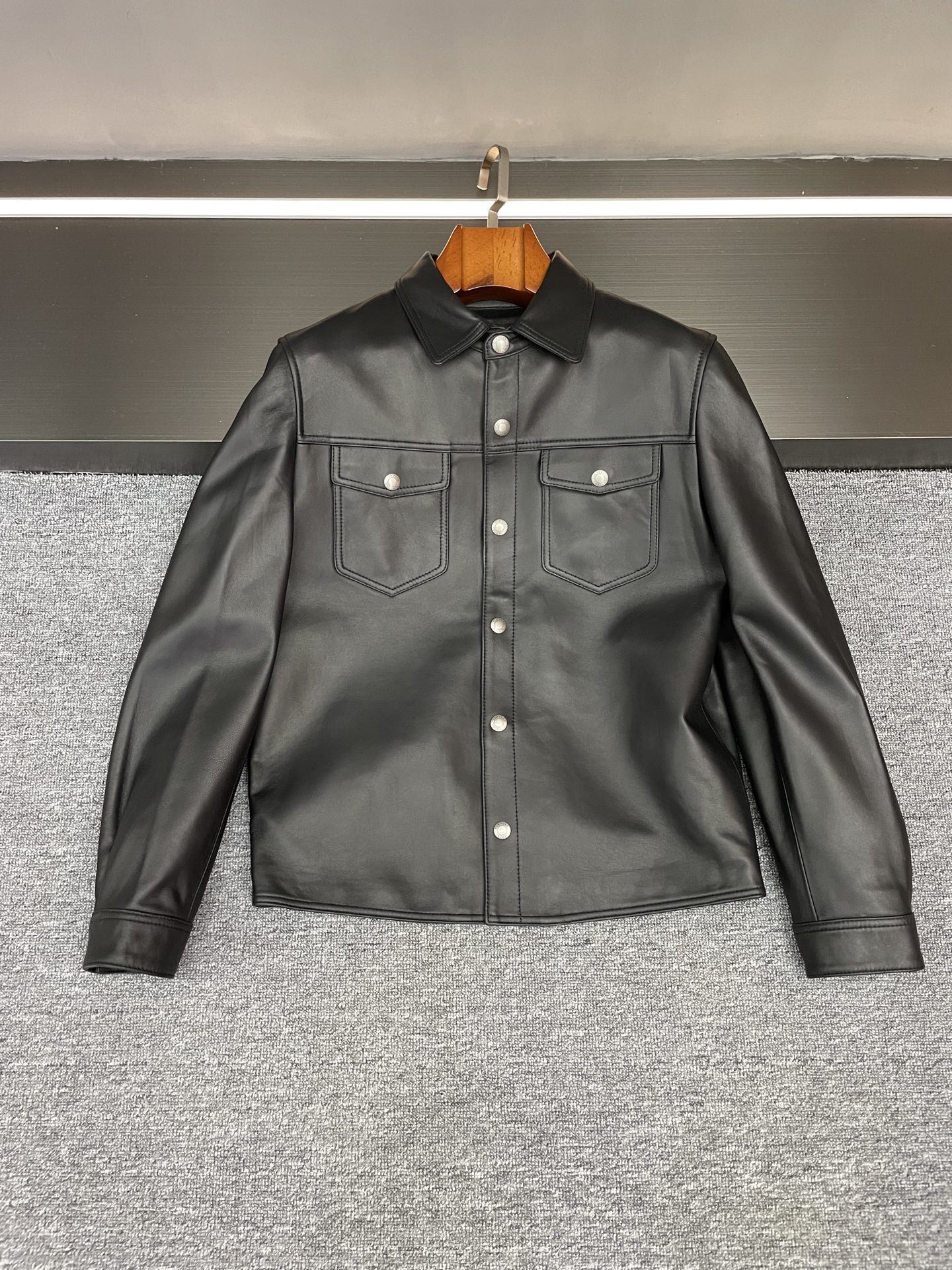 NO:855049,Tom Ford's autumn and winter men's sheepskin shirt jacket is an elegant fusion of texture and style. The men's sheepskin shirt jacket launched by Tom Ford's autumn and winter series interprets the exquisite dressing aesthetics of contemporary men with exquisite craftsmanship and simple design. This jacket is crafted from black sheepskin imported from New Zealand. The leather is delicate and soft but has a stiff texture. The matte texture has a low-key elegance, a touchable warm touch and a naturally drapey version, which fully demonstrates the unique charm of high-end materials.  The classic shirt-style silhouette is the core design highlight. The neat lapels meet the needs of various scenes. The front button opening and closing combines casual relaxation with a refined sense of ceremony. The chest flap pocket not only enhances practical attributes, but also enriches the visual hierarchy with simple lines. Metal buttons are embellished throughout, highlighting the brand's ultimate pursuit of quality in every detail.  As a high-quality item in the autumn and winter wardrobe, this jacket is highly adaptable and can be worn alone to create a yuppie commuting style. When layered with a coat or a suit, it can upgrade the high-end dressing atmosphere. The black color is versatile and can be easily adapted to all kinds of bottoms. It is a must-have choice for men in autumn and winter with both aesthetic value and practicality. TF, with its century-old brand accumulation, perfectly unifies materials, styles and details, presenting a new choice of clothing for contemporary men that is both stylish and comfortable. Size Number  48-56,,tom ford,jackets & coats,shirts,business suit,sheepskin,Top Customize119860909汤姆福特秋冬男士羊皮衬衫外套质感与格调的优雅融合 汤姆福特秋冬系列推出的男士羊皮衬衫外套,以精湛工艺与简约设计,诠释当代男士的精致着装美学. 本款外套甄选新西兰进口黑色羊皮匠心打造,皮质细腻柔润却兼具挺括质感,哑光肌理自带低调贵气,触手可及的温润触感与自然垂坠的版型,尽显高端材质的独特魅力. 衬衫式经典版型是其核心设计亮点利落翻领契合多元场景需求,前襟纽扣开合兼具休闲松弛与精致仪式感；胸前翻盖口袋不仅强化实用属性,更以简约线条丰富视觉层次,金属纽扣点缀其间,于细节处彰显品牌对品质的极致追求. 作为秋冬衣橱的质感单品,该外套适配性极强单穿可塑造雅痞通勤风格,叠穿大衣、西装则能升级高阶穿搭氛围,黑色调的百搭属性更能轻松适配各类下装,是兼具美学价值与实穿性的男士秋冬必备之选. TF 以百年品牌积淀,将材质、版型与细节完美统一,为当代男士呈现兼具格调与舒适的着装新选择. 码数 48-56,,tom ford,jackets & coats,shirts,business suit,sheepskin,Top Customize1,Men's clothing