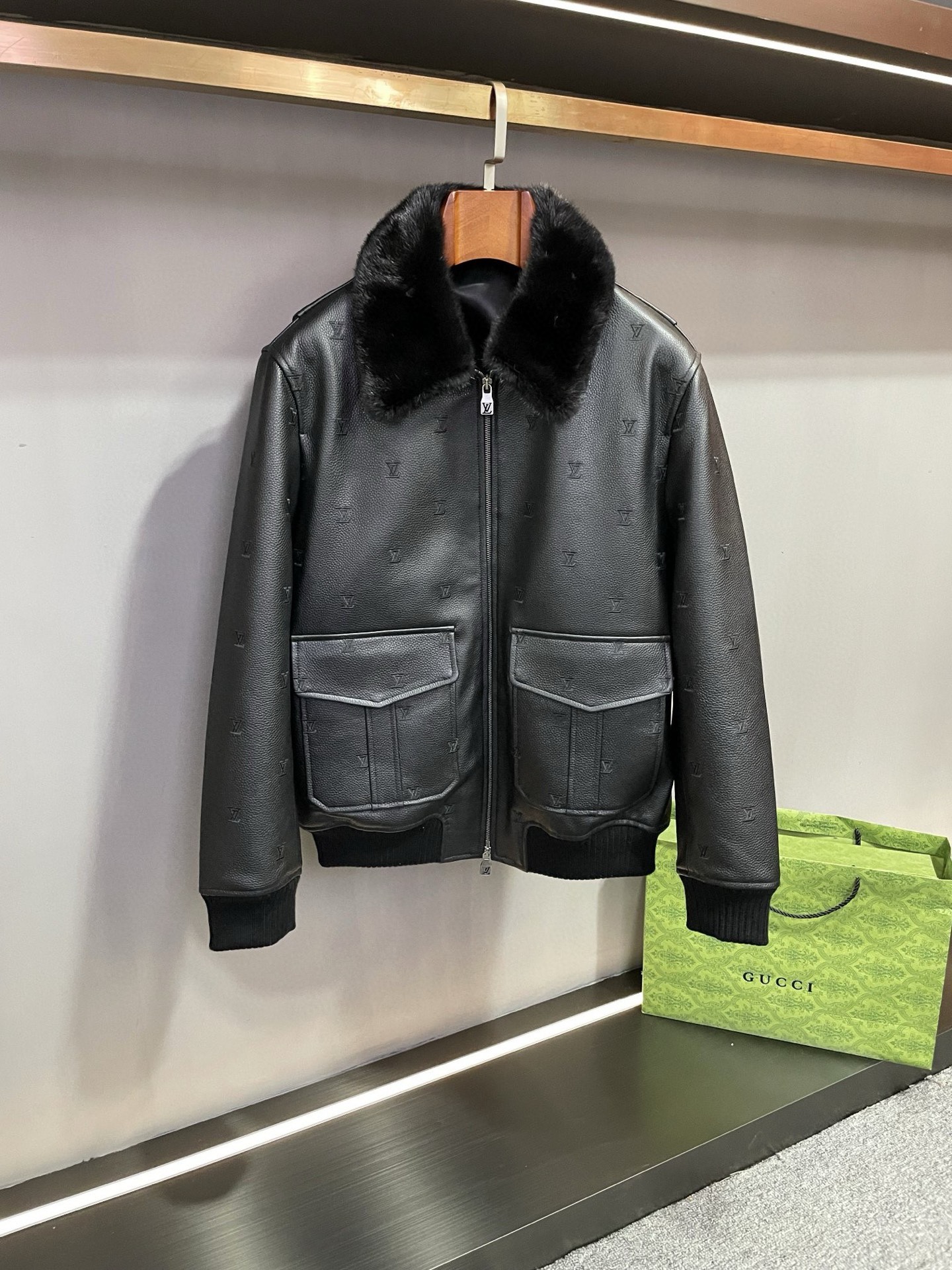NO:855023,Louis Vuitton's new autumn and winter men's mink leather jacket is now available!   Fashion is an attitude; quality is a pursuit. Louis Vuitton has always been synonymous with luxury and quality, and this season's new men's cowhide leather jackets take this concept to the extreme. The first-layer black calfskin imported from Spain is selected, with fine texture and high gloss, demonstrating unparalleled quality. Louis Vuitton LOGO on the whole body  The embroidery is exquisite and grand, perfectly integrating the brand's classic elements, showing a unique fashion charm. The mink fur collar design not only adds a sense of luxury, but also brings you warm care in the cold autumn and winter. The design of the flip-up pocket is both practical and fashionable, providing convenience for your daily travel. The turtle back design on the back is even more original, adding personality and fashion to the overall look. This Lv  The new men's cowhide leather jacket for autumn and winter is perfect in terms of material, design and craftsmanship. It is not only a piece of clothing, but also a reflection of a lifestyle. Wearing it, you will become the center of attention, showing confidence and charm. Come and experience the luxurious charm of LV, and let this men's cowhide leather jacket from Lujia accompany you through a fashionable and warm autumn and winter. Size M-3XL,, louis vuitton, louis vuitton, louis vuitton, louis  vuitton,jackets & coats,leather jacket,cowhide,Top Customize119860909路易威登 LV 秋冬新款男士水貂牛皮皮衣外套震撼登场！  时尚,是一种态度；品质,是一种追求.路易威登一直以来都是奢华与品质的代名词,本季新款男士牛皮皮衣更是将这一理念发挥到极致.  精选西班牙进口头层黑色小牛皮,质感细腻,光泽度高,彰显着无与伦比的品质.全身 路易威登 LOGO 绣花,精致而大气,将品牌的经典元素完美融入,展现出独特的时尚魅力.水貂毛领设计,不仅增添了奢华感,更在寒冷的秋冬为你带来温暖的呵护.揭盖口袋的设计,既实用又不失时尚感,为你的日常出行提供便利.而后背的龟背设计,更是独具匠心,为整体造型增添了一份个性与时尚.  这款Lv 秋冬新款男士牛皮皮衣,无论是在材质、设计还是工艺上,都堪称完美.它不仅仅是一件衣服,更是一种生活方式的体现.穿上它,你将成为众人瞩目的焦点,展现出自信与魅力.  快来感受LV的奢华魅力,让驴家这款男士牛皮皮衣陪伴你度过一个时尚而温暖的秋冬.  码数M-3XL,,louis vuitton,louis vuitton,louis vuitton,louis vuitton,jackets & coats,leather jacket,cowhide,Top Customize1,Men's clothing