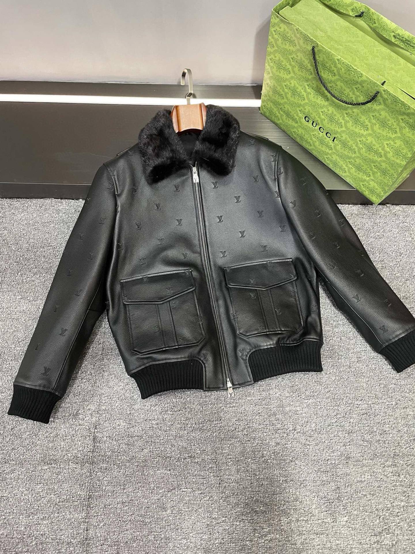 NO:855037,LV Louis Vuitton's new men's cowhide leather jacket for autumn and winter 25, you will be captivated by the sense of luxury at a glance!   Dear friends, today I have to share with you LV’s new season’s magical new men’s cowhide leather jacket. The detailed picture of the tiles. First, let’s talk about the material. First-layer black calfskin imported from Spain. The texture is invincible. Once you touch it, you can instantly feel the brand’s dedication and quality with its delicate touch. The LV LOGO is embroidered all over the body, exquisite and grand. It perfectly integrates the brand’s classics and fashion. It will definitely turn heads when you walk on the road.  The mink fur collar design not only adds a sense of luxury, but is also very warm, giving you full warmth and care in the cold autumn and winter. The design of the flip-up pocket is practical and fashionable, making it convenient for you to place small items and adding a lot of points to the overall look. The turtle back design on the back is even more original, making this leather jacket instantly unique and highlighting your unique taste. LV has always been a leader in the fashion industry, and this piece  The new autumn and winter men's cowhide leather jackets bring the essence of the brand to the extreme. Whether it is paired with casual pants or formal wear, it can be easily worn, allowing you to exude confidence and charm in any occasion. Come and experience this fashion charm from Louis Vuitton with me!   Size 48-56,,louis vuitton,louis vuitton,leather jacket,cowhide,Top Customize119860909LV 路易威登25年秋冬新款男士牛皮皮衣,一眼沦陷的高级感！  家人们,今天必须给大家分享LV这季的神仙新款男士牛皮皮衣.平铺细节图  先说这材质,西班牙进口头层黑色小牛皮,质感无敌,上手一摸,那细腻的触感,瞬间就能感受到品牌的用心与品质.  全身 LV LOGO 绣花,精致又大气,将品牌的经典与时尚完美融合,走在路上绝对是回头率爆表.  水貂毛领设计,不仅增添了奢华感,还特别保暖,在寒冷的秋冬给你满满的温暖与呵护.  揭盖口袋的设计,实用又时尚,方便你放置小物品的同时,也为整体造型加分不少.  后背的龟背设计更是独具匠心,让这件皮衣瞬间与众不同,彰显你的独特品味.  LV一直以来都是时尚界的翘楚,这件 秋冬新款男士牛皮皮衣更是将品牌的精髓发挥到极致.无论是搭配休闲裤还是正装,都能轻松驾驭,让你在任何场合都散发着自信与魅力.  快来和我一起感受这份来自路易威登的时尚魅力吧！  码数48-56,,louis vuitton,louis vuitton,leather jacket,cowhide,Top Customize1,Men's clothing