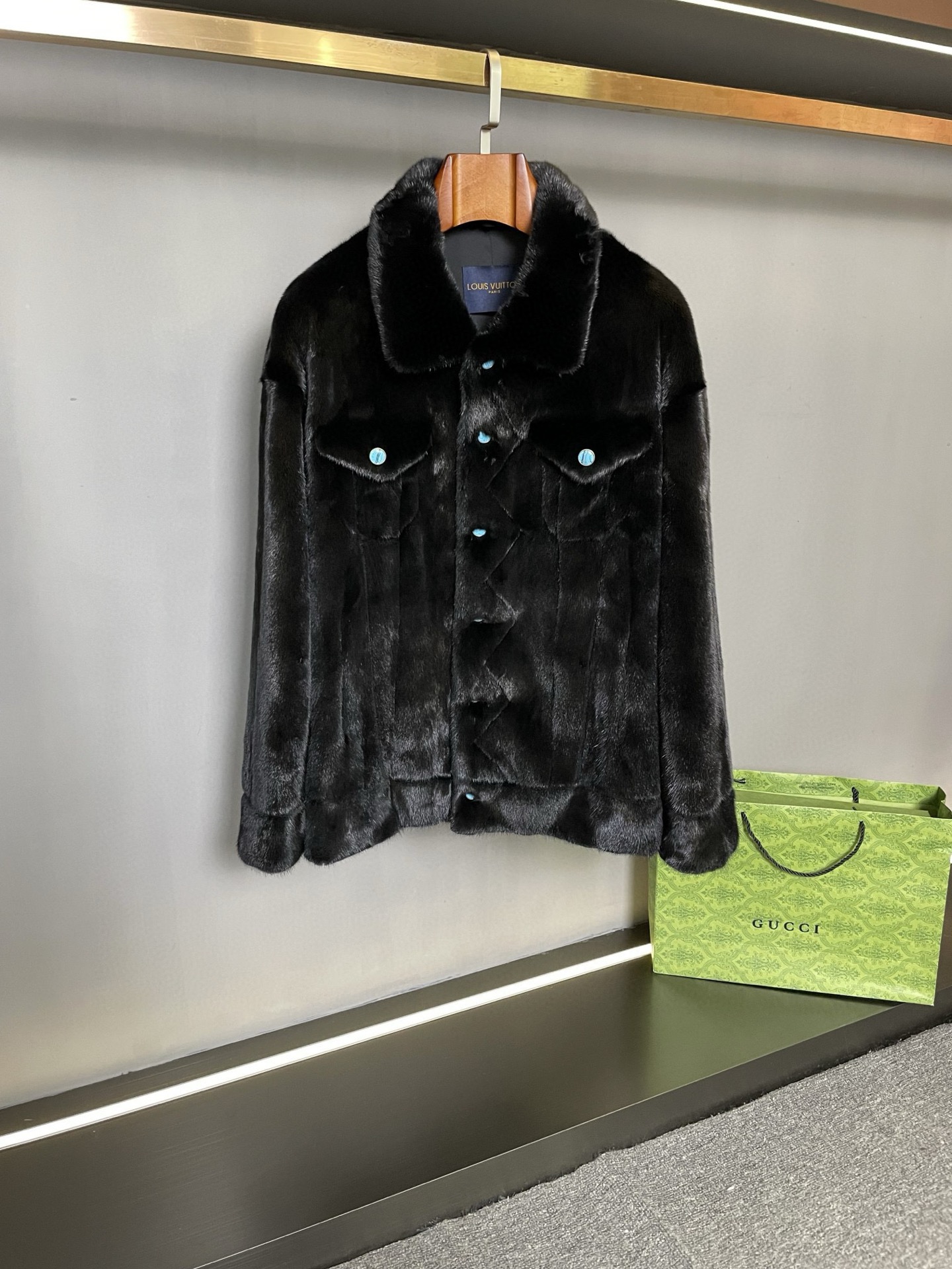 NO:855061,LV Louis Vuitton's new men's mink jacket for autumn and winter 25 is the pinnacle of luxury and a fashion statement. Louis Vuitton's new men's mink jacket for autumn and winter reshapes men's winter fashion with extremely luxurious materials and exquisite craftsmanship. The female purple gold mink imported from Denmark is selected. Its mink fur is soft and smooth, as delicate and shiny as silk, highlighting excellent quality and noble style. Classic black and white, simple yet elegant, perfectly interprets men's restraint and elegance, and can easily adapt to various occasions and styles.  The specially customized turquoise LV engraved buttons highlight the brand's charm in every detail, adding a touch of freshness and uniqueness to the whole. The two flap pockets on the chest are both beautiful and practical, showing low-key luxury and sophistication. Under the back collar, diamonds of different sizes carefully outline the LV LOGO, which shines dazzlingly in the light, showing the glory and extraordinaryness of the brand and highlighting the kingly style of the wearer. LV  Mink jacket is not just a piece of clothing, but also the crystallization of art and luxury. It is the perfect expression of men's ultimate taste, leading you to confidently travel to the forefront of fashion in autumn and winter and enjoy dignity. Size 48-56,,louis vuitton,louis vuitton,jackets & coats,Top Customize119860909LV 路易威登 25秋冬男士新款水貂外套奢华之巅,时尚华章  路易威登 秋冬男士新款水貂外套,以极致奢华材质与精湛工艺,重塑男士冬日时尚.精选丹麦进口母紫金水貂,其貂毛柔软顺滑,如丝般细腻亮泽,彰显卓越品质与尊贵格调.  经典黑白双色,简约而不失大气,完美诠释男士的内敛与高雅,轻松适配各种场合与穿搭风格.  特别定制的绿松石 LV 刻字纽扣,于细节处彰显品牌魅力,为整体增添一抹清新与独特.胸前两个揭盖口袋,兼具美观与实用性,展现出低调的奢华与精致.  后衣领下方,大小不一的钻石精心勾勒出 LV LOGO,在光线下闪耀夺目,尽显品牌的荣耀与不凡,更凸显穿着者的王者风范.  LV 水貂外套,不只是一件服饰,更是艺术与奢华的结晶,是对男士极致品味的完美表达,引领您在秋冬季节自信穿梭于时尚前沿,尽享尊荣. 码数48-56,,louis vuitton,louis vuitton,jackets & coats,Top Customize1,Men's clothing