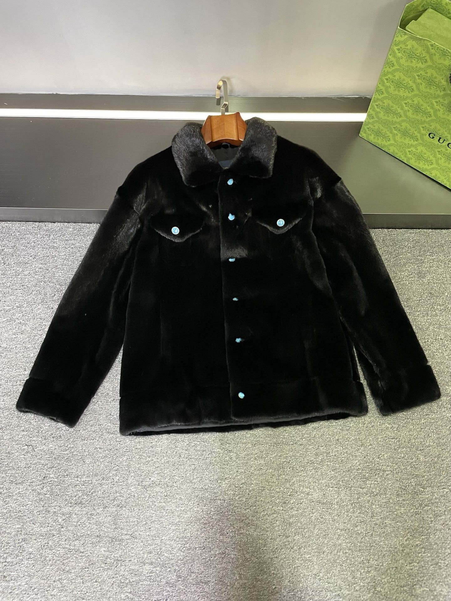 NO:855070,A new chapter in luxury | Detailed picture of Louis Vuitton Lv 25 autumn and winter mink coat tiling. Black and white are pure, classic and timeless. Female purple gold mink imported from Denmark is as soft as clouds and extremely precious. Louis Vuitton engraved turquoise buttons are the finishing touch and exquisite. The chest flap pocket is practical and elegant. Under the back collar, diamonds outline the LV LOGO, which is low-key luxury and gleaming.  In autumn and winter, this mink coat is not only a piece of clothing, but also a status symbol and the crystallization of art. Size 48-56,,louis vuitton,louis vuitton,Top Customize119860909奢华新章 | 路易威登 Lv 25 秋冬貂皮大衣平铺细节图  黑白纯粹,经典永恒.丹麦进口母紫金水貂,柔软胜云,珍贵无比.  路易威登刻字绿松石纽扣,点睛之笔,精致入微.胸前揭盖口袋,实用亦优雅.  后衣领下,钻石勾勒 LV LOGO,低调奢华,光芒隐现.  秋冬之际,此貂皮大衣,不只是服饰,更是身份象征,艺术结晶. 码数48-56,,louis vuitton,louis vuitton,Top Customize1,Men's clothing