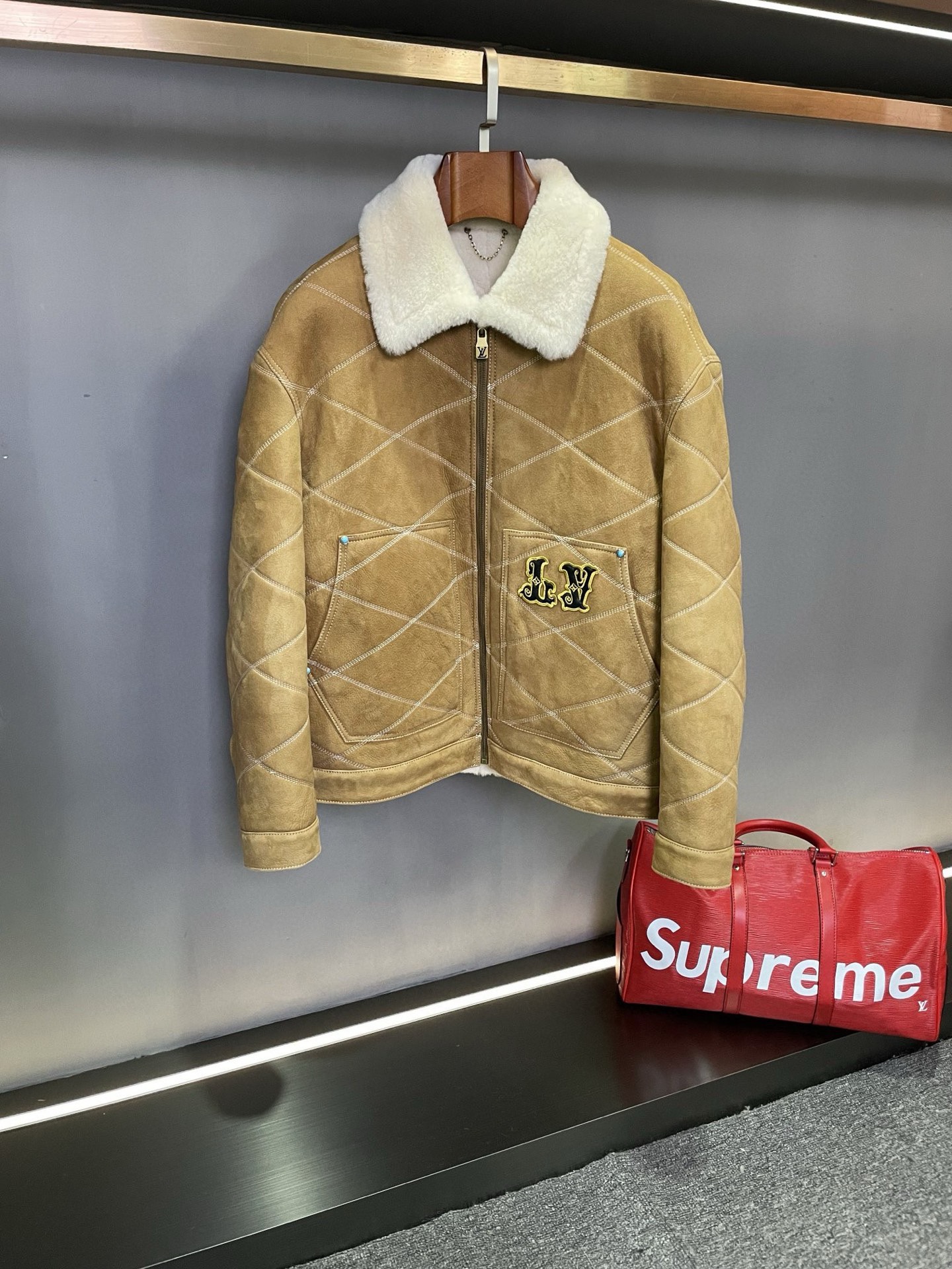 NO:855041,Louis Vuitton's new autumn and winter men's fur coat is a perfect fusion of fashion and quality. It is carefully crafted with imported merino fur, bringing unparalleled warmth and comfort. The delicate wool material is soft to the touch, as if it is wrapping you with a layer of gentle care in the cold season. The whole body is white stitched and cleverly carved into a parallelogram pattern, adding a unique geometric beauty and sophistication to the overall design. Simple but not simple lines show the brand's ultimate pursuit of details.  The design of the kangaroo pocket is both practical and fashionable, making it convenient for you to carry small items, while also adding a sense of casualness and ease to the overall look. The LV LOGO embroidery on the pocket is exquisite and delicate, highlighting the nobility and luxury of the brand. Paired with engraved turquoise accessories, it injects a touch of freshness and vitality into the jacket. The unique color and texture of turquoise complement the elegance of the wool jacket, showing a unique fashion taste. LOUIS VUITTON on the back  The full name is embroidered, which is the finishing touch of this jacket. The grand font and exquisite craftsmanship make people feel the charm and confidence of the brand at a glance. Louis Vuitton's new autumn and winter men's fur coat, whether paired with casual pants or formal wear, can show your elegance and fashion taste. In this autumn and winter, choose LV, choose the perfect combination of quality and fashion. Size 48-56,, louis vuitton, louis vuitton, louis vuitton, jackets &  coats,Top Customize119860909路易威登 LV 年秋冬新款男士皮毛一体外套,堪称时尚与品质的完美融合.  进口美利奴皮毛一体精心打造,带来无与伦比的温暖与舒适.细腻的羊毛材质,触感柔软,仿佛在寒冷的季节里为你裹上一层温柔的呵护.  全身白色缝线巧妙地车出平行四边形格纹,为整体设计增添了独特的几何美感和精致感.简约而不简单的线条,展现出品牌对于细节的极致追求.  袋鼠口袋的设计既实用又时尚,方便你随身携带小物品,同时也为整体造型增添了一份随性与自在.口袋上的 LV LOGO 绣花,精致细腻,彰显着品牌的尊贵与奢华.  搭配刻字绿松石辅料,为外套注入了一抹清新与活力.绿松石的独特色泽与质感,与羊毛外套的优雅相得益彰,展现出独特的时尚品味.  后背的 LOUIS VUITTON 全称绣花,更是这款外套的点睛之笔.大气的字体,精湛的工艺,让人一眼就能感受到品牌的魅力与自信.  路易威登 秋冬新款男士皮毛一体外套,无论是搭配休闲裤还是正装,都能展现出你的优雅气质和时尚品味.在这个秋冬,选择LV,选择品质与时尚的完美结合. 码数48-56,,louis vuitton,louis vuitton,louis vuitton,jackets & coats,Top Customize1,Men's clothing
