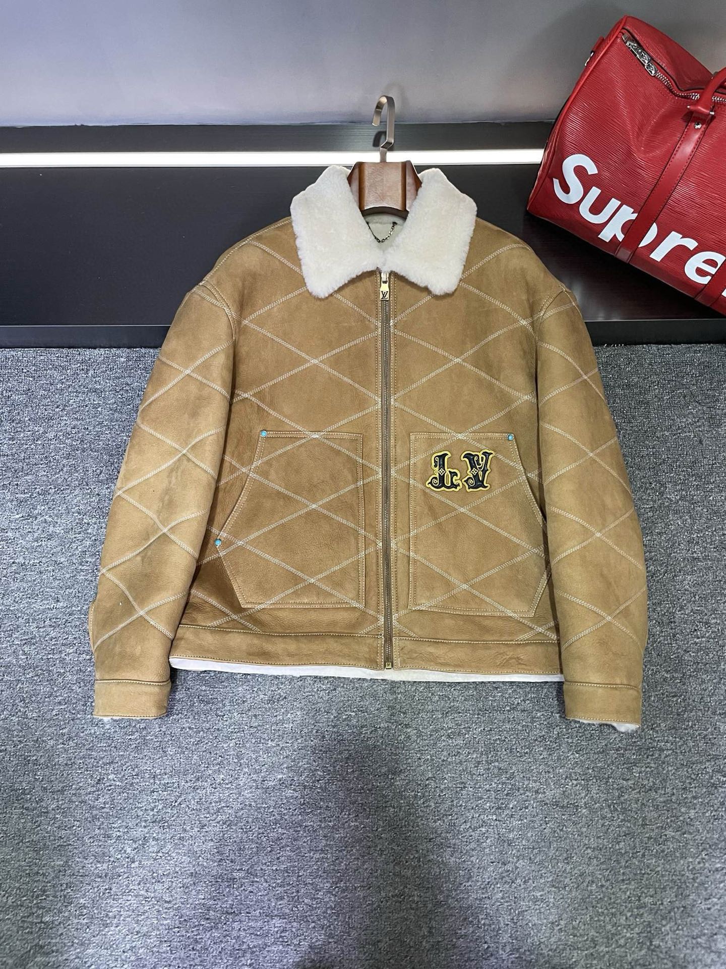 NO:855052,LV Louis Vuitton's new autumn and winter men's fur all-in-one jacket. Detailed view of the tile. It is carefully made of white merino fur imported from Australia. Its soft touch makes it feel as if it is hugging the clouds. The white stitching on the whole body is cleverly carved into a parallelogram plaid, which not only adds a sense of fashion, but also shows the brand's exquisite craftsmanship. The kangaroo pocket is practical and playful, and the embroidered LV LOGO on it highlights the luxurious quality.  Paired with engraved turquoise accessories, it adds a unique color to the overall look. The embroidery of the full name of LOUIS VUITTON on the back is even more majestic, making you look more charming no matter what angle you look at. Wearing this jacket, you are the king of the fashion world. Whether it is paired with casual pants or formal wear, you can easily control various occasions. Don't miss this opportunity to make yourself more handsome, come and own LV's new autumn and winter men's fur all-in-one jacket!   Size 48-56,,louis vuitton,louis vuitton,louis vuitton,jackets & coats,Top Customize119860909LV 路易威登 年秋冬新款男士皮毛一体外套.平铺细节图  采用澳洲进口白色美利奴皮毛一体精心打造,那柔软的触感,仿佛在拥抱云朵.  全身白色缝线巧妙地车出平行四边形格纹,不仅增添了时尚感,更展现出品牌的精湛工艺.袋鼠口袋实用又俏皮,上面的 LV LOGO 绣花更是彰显着奢华品质.  搭配刻字绿松石辅料,为整体造型增添了一抹独特的色彩.而后背的 LOUIS VUITTON 全称绣花,更是大气磅礴,让你无论从哪个角度看都尽显魅力.  穿上这件外套,你就是时尚界的王者.无论是搭配休闲裤还是正装,都能轻松驾驭各种场合.  别错过这个让自己变得更加帅气的机会,快来拥有LV 年秋冬新款男士皮毛一体外套吧！  尺码48-56,,louis vuitton,louis vuitton,louis vuitton,jackets & coats,Top Customize1,Men's clothing