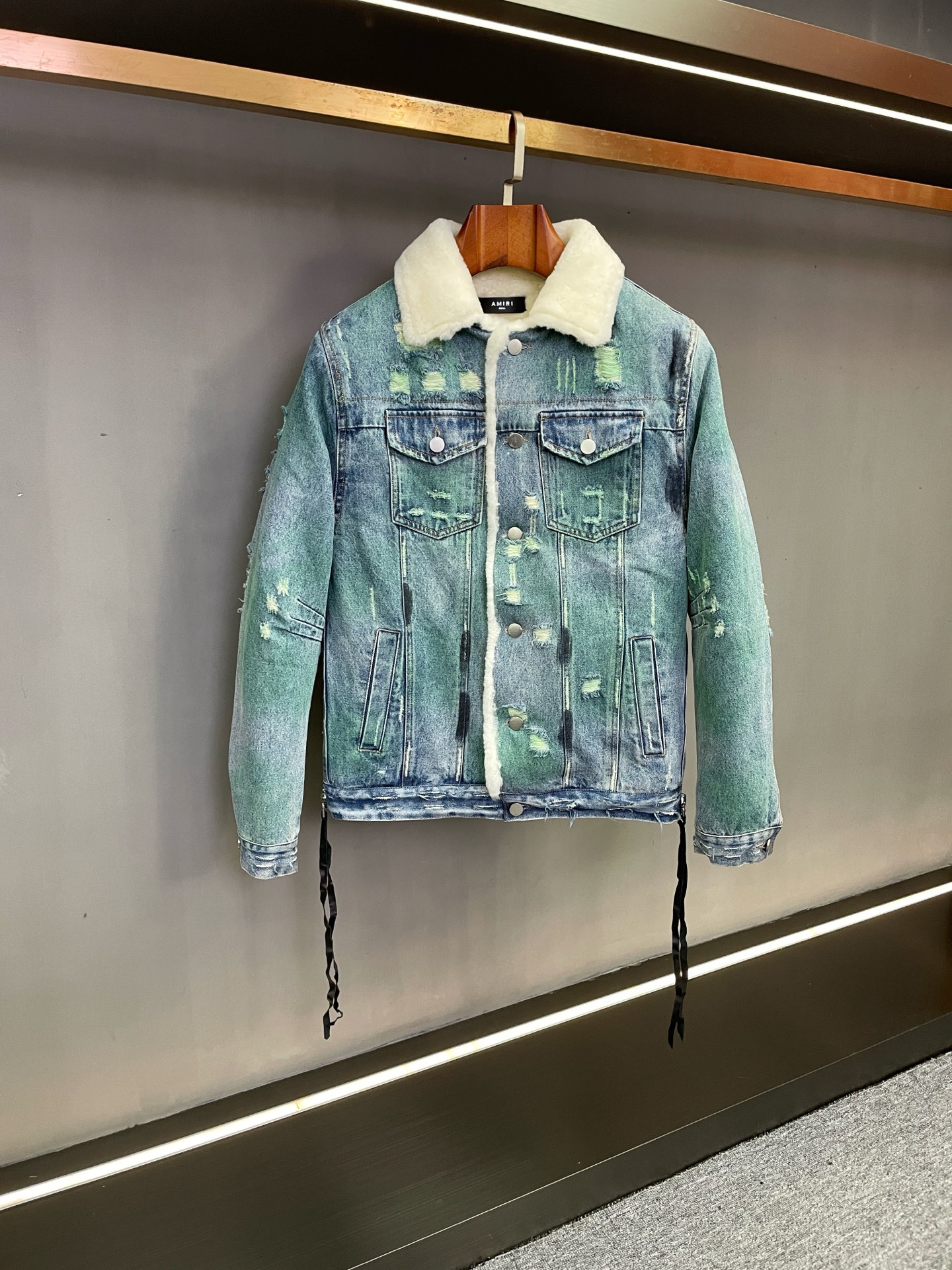 NO:855118,AMIRI's autumn and winter men's washed denim fur all-in-one jacket makes its grand debut. As a modern luxury brand that combines high-end luxury and street aesthetics, AMIRI's new autumn and winter men's denim jacket reshapes the autumn and winter dressing style with ingenious craftsmanship, perfectly balancing temperature and style.  The jacket is made of high-quality denim fabric, which has been hand-washed and polished with distressing techniques. The natural faded texture reproduces the texture of time. The staggered hole design hides the rebellious gene, showing the casual tension of West Coast rock culture. The interior is made of Australian merino white fur, the wool fiber is as fine as 20 microns, and the fur is natural  There is no layering in the connection, and the touch is as soft and soft as a cloud. It has both lightweight characteristics and strong warmth retention, and can maintain a comfortable body feel even in sub-zero environments. The two half-zip design on the side is not only the finishing touch of the retro trend, but also can flexibly adjust the elasticity of the silhouette, allowing the perfect integration of neat tailoring and functionality, and is suitable for various scenarios.  From the selection of high-quality Italian denim to the matching of Swiss precision zippers, from the whole cut of fur to the hand-carving of hole details, every aspect continues AMIRI's brand concept of 'integrating luxury into the streets and using craftsmanship to reshape rebellion.' This jacket is not only a practical choice to resist the cold, but also a fashion statement to express your own style, allowing you to maintain a warm texture in autumn and winter, while also showing a unique trend attitude. Size M-3XL,, amiri, jackets & coats, Top  Customize119860909AMIRI 秋冬男士水洗牛仔皮毛一体外套 重磅登场 作为融合高端奢华与街头美学的现代奢侈品牌,AMIRI 秋冬新款男士牛仔外套,以匠心工艺重塑秋冬穿搭格调,完美平衡温度与型格. 外套精选高品质牛仔面料,经手工水洗与做旧工艺打磨,自然褪色纹理复刻时光质感,错落破洞设计暗藏叛逆基因,尽显西海岸摇滚文化的随性张力.内里搭载澳大利亚美利奴白色皮毛一体,羊毛纤维细腻至20微米,皮毛自然衔接无分层,触感软糯如云朵包裹,兼具轻量化特质与强效保暖性,零下环境亦能保持舒适体感.侧边两条半拉拉链设计,既是年复古风潮的点睛之笔,又可灵活调节廓形松紧,让利落剪裁与功能性完美融合,适配多元场景穿搭. 从意大利优质丹宁的甄选到瑞士精密拉链的搭配,从皮毛一体的整张裁切到破洞细节的手工雕琢,每一处都延续AMIRI“将奢华融入街头,用工艺重塑叛逆”的品牌理念.这款外套不仅是抵御严寒的实用之选,更是表达自我风格的时尚宣言,让你在秋冬季节既保持温暖质感,又彰显独特潮流态度. 码数 M-3XL,,amiri,jackets & coats,Top Customize1,Men's clothing