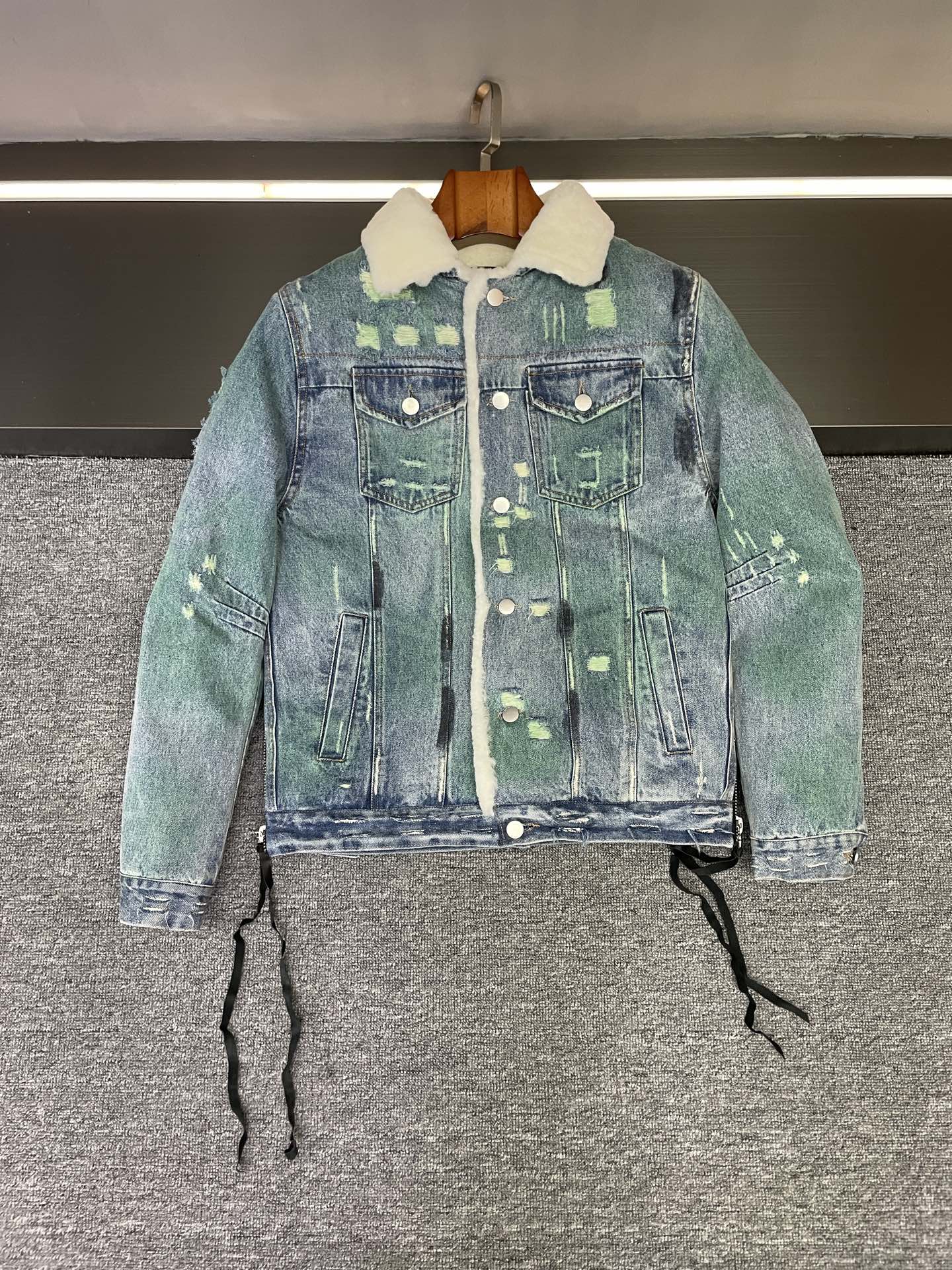 NO:855124,This Amiri denim jacket combines the wildness and luxury of autumn and winter. Who knows!  Amiri's autumn and winter new styles are really crazy. The washed and distressed denim body has just the right texture of holes. It looks handsome and full of charm. Walking on the street, it will turn heads 100%!  The most amazing thing is the merino white fur inside, which is as soft as a cloud. It is warm and elegant, completely breaking the thinness of the denim jacket~ The two half-zips on the side are a genius touch. When you pull it up, you will look neat and stylish. When you pull it open, you will become a casual and trendy person. You will really love the details!  Stacked sweatshirts and turtlenecks in autumn and winter are all very stylish. Whether you are on the street or commuting, you will always look distinguished. Size 48-56,,amiri,hoodie,sweatshirts,jackets & coats,Top Customize119860909这件Amiri牛仔外套,把秋冬的野与奢焊身上了 谁懂啊！Amiri 秋冬新款真的杀疯了 水洗做旧的牛仔衣身,带着恰到好处的破洞肌理,痞帅感直接拉满,走在街上回头率百分百！ 最绝的还是内里的美利奴白色皮毛一体,软乎乎的像裹着一团云,保暖又显贵,完全打破牛仔外套的单薄感～ 侧边两条半拉拉链更是神来之笔,拉上是利落型男,拉开秒变随性潮人,细节控真的会爱到不行！ 秋冬叠穿卫衣、高领衫都超有腔调,不管是街头炸街还是日常通勤,都是一眼显贵的存在 码数 48-56,,amiri,hoodie,sweatshirts,jackets & coats,Top Customize1,Men's clothing