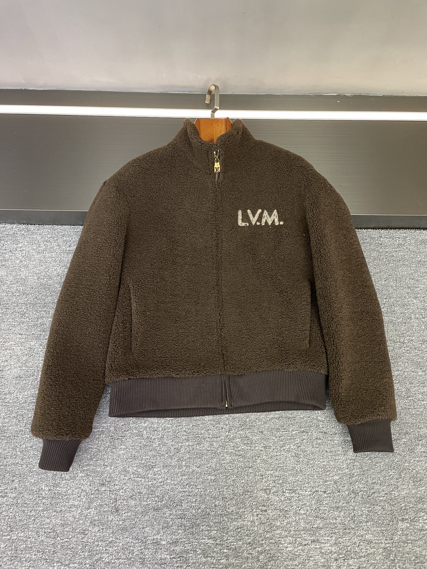 NO:855139,LV autumn and winter Fengshen style!  This woolen coat is expensive for both men and women. Who knew!  This new unisex wool jacket from LV directly welds the high-end feel of autumn and winter onto the body. It is made of selected Australian merino wool. It feels delicate and soft like clouds warmed by the sun. It is close to the skin without scratching the skin. It also has natural temperature control properties. It is warm without being bulky and feels extremely light~ The high-neck style is really exciting!  It not only protects the neck from the wind, but also quietly optimizes the lines of the neck and shoulders, making the face smaller and more energetic, without any head-to-shoulder comparison. The exquisite embroidery on the chest and back is so textured, low-key portraying the brand elements, without a sense of exaggeration, but with old-money nobility, and the details are ecstatic!  Retro brown comes with autumn and winter filters, and can be easily worn with yellow or white skin. Boys wear it with a neat and elite look, while girls wear it with jeans or skirts, and they transform into lazy French beauties in seconds. Couples wearing the same style will turn heads~ Whether it is commuting, dating or short trips, you will have an effortless sense of fashion when you wear it with your eyes closed. Size M-3XL, Louis Vuitton, skirts, jeans, jackets & coats, Top Customize119860909LV 秋冬封神款！这件羊毛外套男女穿都显贵 谁懂啊！LV新出的这件男女同款羊毛外套,直接把秋冬的高级感焊在身上 精选澳洲美利奴羊毛打造,触感细腻软糯得像被阳光晒暖的云朵,贴身穿不扎肤,还自带天然控温属性,保暖又不臃肿,轻盈感绝了～ 高领版型真的太戳心！既护住脖颈挡风,又悄悄优化颈肩线条,显脸小还显精神,完全不挑头肩比.胸前和后背的精致绣花太有质感,低调刻画品牌元素,没有浮夸感,却自带老钱式贵气,细节控狂喜！ 复古棕色自带秋冬滤镜,黄皮白皮都能轻松驾驭.男生穿是利落精英感,女生穿配牛仔裤或半裙,秒变慵懒法式美人,情侣搭同款更是回头率爆棚～ 不管是通勤、约会还是短途旅行,一穿就有毫不费力的时髦感,闭眼入都不会出错 码数M-3XL,,louis vuitton,skirts,jeans,jackets & coats,Top Customize1,Men's clothing
