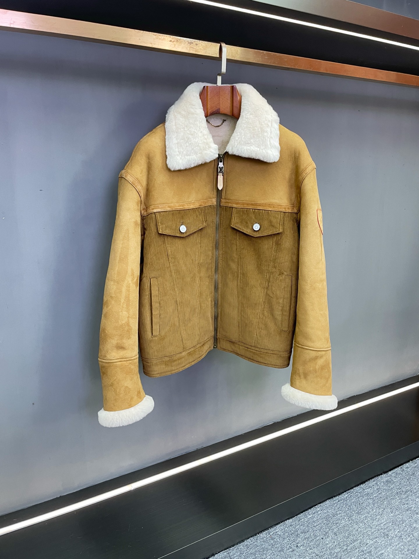 NO:855148,Louis Vuitton's new autumn and winter fur all-in-one jacket has a travel charm and craftsmanship to warm up the cold winter. When the century-old travel spirit meets contemporary luxury craftsmanship, Louis Vuitton's new autumn and winter fur all-in-one jacket makes a grand debut, redefining the aesthetics of high-end winter dressing with the collision of materials and ingenious details.  The upper part and sleeves of the jacket are made of imported merino fur. The original lambskin leather from Australia gives the fabric a soft and waxy touch like clouds. The 20 micron microfiber brings a weight-free wearing experience and has excellent temperature locking and breathability properties.  , it can maintain a light and warm feeling even in sub-zero temperatures. The lower part is made of retro-textured corduroy fabric, and the interior is equipped with quilted cotton technology. The concave and convex texture forms a natural air insulation layer, which effectively locks in warmth without losing it, taking into account practicality and retro style.  The design details hide the brand's heritage. The inner quilted thread is exquisitely arranged with Louis Vuitton's classic five-flower logo pattern, turning iconic elements such as four-leaf flowers and four-pointed stars into flowing fashion symbols, telling the brand's century-old travel legend. The left arm is embellished with a three-dimensional LV brand badge, which enhances brand recognition with a simple design and demonstrates a low-key and luxurious dressing attitude.  From material selection to craftsmanship, every detail continues Louis Vuitton's ultimate pursuit of perfection. It not only combines the natural luxury of merino fur with the retro charm of corduroy, but also connects the memory of time and space with the brand's classic elements, making winter wear a style statement that transcends seasons and accompanying every traveler to shine elegantly on the road. Size M-3XL,, louis vuitton, louis vuitton, jackets & coats, Top Customize119860909LV 路易威登秋冬新款皮毛一体外套旅韵匠心,暖愈寒冬 当百年旅行精神邂逅当代奢华工艺,路易威登 LV 秋冬新款皮毛一体外套重磅登场,以材质碰撞与细节巧思,重新定义冬日高端着装美学. 外套上半部分及衣袖甄选进口美利奴皮毛一体,源自澳洲的幼羊原皮赋予面料如云朵般软糯的触感,20微米超细纤维带来无负重穿着体验,兼具卓越锁温与透气性能,零下低温亦能保持轻盈暖感.下半部分采用复古质感灯芯绒面料,内里搭载绗棉工艺,凹凸纹理形成天然空气隔热层,有效锁住暖意不流失,兼顾实用性与复古格调. 设计细节暗藏品牌底蕴内里绗线以路易威登经典五花Logo图案精妙排布,将四叶花、四角星等标志性元素化作流动的时尚符号,诉说品牌百年旅行传奇；左臂点缀立体LV品牌徽章,以简约设计强化品牌辨识度,彰显低调奢华的穿搭态度. 从材质甄选到工艺打磨,每一处细节都延续路易威登对完美的极致追求,既融合美利奴皮毛的天然奢感与灯芯绒的复古韵味,又以品牌经典元素串联时空记忆,让冬日穿搭成为跨越季节的风格宣言,陪伴每一位行者在旅途中绽放优雅锋芒. 码数M-3XL,,louis vuitton,louis vuitton,jackets & coats,Top Customize1,Men's clothing
