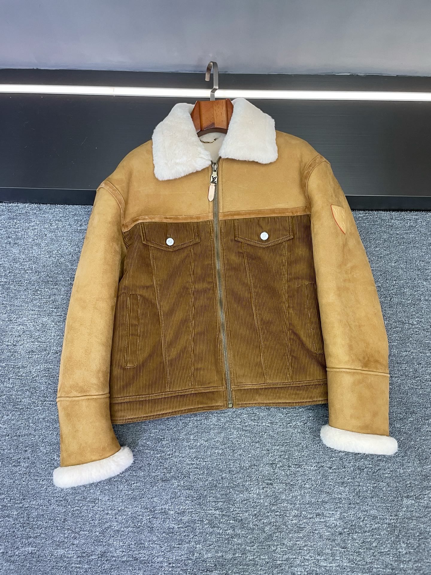 NO:855155,LV’s autumn and winter bombshell jacket!  Who knows how to weld a sense of luxury to your body?  LV's autumn and winter new styles directly touch the aesthetic taste~ The upper part + sleeves are made of imported merino fur. The upper part is as soft as a rua cloud. It sticks to the skin without being pricked and locks in warmth. Even the cold wind in the deep winter cannot get through. The corduroy lining of the lower part is so good!  The matte texture has a retro texture, and the classic five-flower logo is hidden in the quilting. The details that are vaguely exposed when walking are the low-key luxury of old money~ The LV brand badge on the left arm is the finishing touch, not exaggerated but self-recognizable, and instantly completes the styling.  The shape is really inclusive of all body types. The fluffy feel of the fur neutralizes the thickness of the corduroy, making it neat and not bulky to wear. Wear it with suit pants for commuting, skirts for dates, and jeans for daily wear. From early autumn to late winter, every outfit is noble and durable. Those who pay attention to details will really love it!  The breathability and warmth of natural merino wool, the wind resistance and versatility of corduroy, coupled with the exquisiteness engraved in the bones of LV, this jacket is not only a single item, but also a classic collection that can be worn for many years~ Size 48-56,, louis vuitton, skirts, jeans, jackets & coats, business suit, Top Customize119860909LV 秋冬王炸外套！把高级感焊在身上 谁懂啊！LV 这次的秋冬新款直接戳中审美心巴～ 上半部分+袖子是进口美利奴皮毛一体,上手软到像rua云朵,贴肤不扎还锁温,深冬寒风都钻不进来 下半部分的灯芯绒内里绗棉太会了！哑光肌理自带复古质感,绗缝里藏着经典五花Logo,走路时隐约露出的细节,才是老钱风的低调奢华呀～ 左臂的LV品牌徽章点睛,不浮夸却自带辨识度,瞬间拉满造型感. 版型真的包容所有身材,皮毛一体的蓬松感中和了灯芯绒的厚重,穿起来利落不臃肿.通勤搭西装裤、约会配半裙、日常穿牛仔裤,从早秋穿到深冬,每一套都显贵又耐看. 细节控真的会爱惨！天然美利奴羊毛的透气保暖,灯芯绒的抗风百搭,再加上LV刻在骨子里的精致,这件外套不仅是穿搭单品,更是能穿很多年的经典收藏呀～ 码数48-56,,louis vuitton,skirts,jeans,jackets & coats,business suit,Top Customize1,Men's clothing
