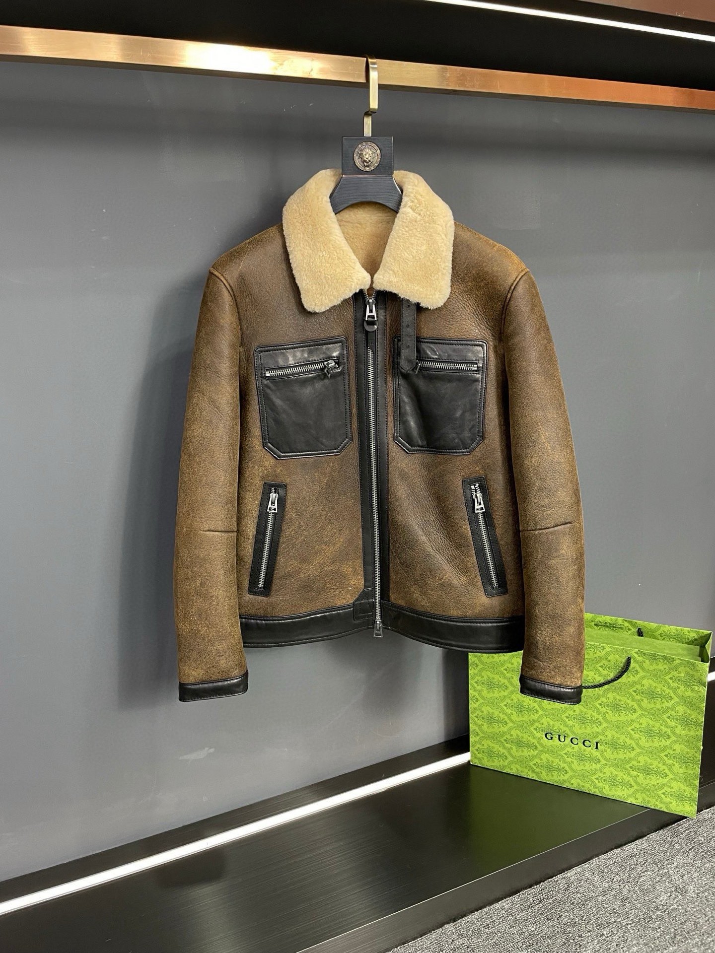 NO:855089,Tom Ford TOM FORD TF's new autumn and winter men's fur all-in-one jacket is coming. Tom Ford's new product is carefully made of imported brown merino fur. Tom Ford's new autumn and winter men's fur all-in-one jacket TOM FORD TF is strong.  TF's new product is carefully crafted from imported brown merino fur. The sophisticated material brings unparalleled comfort and noble texture to the wearer. The unique color rubbing process perfectly interprets the old money style and highlights the retro yet fashionable charm. Every detail seems to tell the story of the years.  The two zipper pockets on the chest are made of black glossy sheepskin, which complements the brown merino fur of the main body, highlighting luxury in a low-key manner. The design of the lambswool collar not only adds a bit of softness to the overall shape, but also locks in warmth for you in the cold winter. The double puller configuration is both practical and beautiful. Tom Ford's new autumn and winter men's fur is integrated, integrating exquisite craftsmanship and fashionable design, and is the best choice for men who pursue quality and style.  Size 48-56. The high-quality materials bring unparalleled comfort and noble texture to the wearer. The unique color rubbing process perfectly interprets the old money style and highlights the retro yet fashionable charm. Every detail seems to tell the story of the years.  The two zipper pockets on the chest are made of black glossy sheepskin, which complements the brown merino fur of the main body, highlighting luxury in a low-key manner. The design of the lambswool collar not only adds a bit of softness to the overall shape, but also locks in warmth for you in the cold winter. The double puller configuration is both practical and beautiful. Tom Ford's new autumn and winter men's fur is integrated, integrating exquisite craftsmanship and fashionable design, and is the best choice for men who pursue quality and style.  Code number 48-56.,,tom ford,tom ford,jackets & coats,sheepskin,Top Customize119860909汤姆福特 TOM FORD TF 秋冬新款男士皮毛一体外套强势来袭  汤姆福特这款新品以进口棕色美利奴皮毛一体精心打造, 汤姆福特 TOM FORD TF 秋冬新款男士皮毛一体强势  TF这款新品以进口棕色美利奴皮毛一体精心打造,材质的精良为穿着者带来无与伦比的舒适体验与尊贵质感.独特的擦色做旧工艺,完美演绎老钱风,彰显出复古而又时尚的韵味,每一处细节都 仿佛在诉说着岁月沉淀的故事.  其胸前的两个拉链口袋采用黑色亮面羊皮制作,与主体的棕色美利奴皮毛相得益彰,在低调中凸显奢华.羊羔毛领子的设计,不仅为整体造型增添了几分柔和,更在寒冷冬日为您锁住温暖.双拉头的配置,则兼具实用性与美观性.  汤姆福特 秋冬新款男士皮毛一体,融合精湛工艺与时尚设计,是追求品质与风格男士的不二之选. 码数48-56. 材质的精良为穿着者带来无与伦比的舒适体验与尊贵质感.独特的擦色做旧工艺,完美演绎老钱风,彰显出复古而又时尚的韵味,每一处细节都 仿佛在诉说着岁月沉淀的故事.  其胸前的两个拉链口袋采用黑色亮面羊皮制作,与主体的棕色美利奴皮毛相得益彰,在低调中凸显奢华.羊羔毛领子的设计,不仅为整体造型增添了几分柔和,更在寒冷冬日为您锁住温暖.双拉头的配置,则兼具实用性与美观性.  汤姆福特 Tom Ford 秋冬新款男士皮毛一体,融合精湛工艺与时尚设计,是追求品质与风格男士的不二之选. 码数48-56.,,tom ford,tom ford,jackets & coats,sheepskin,Top Customize1,Men's clothing
