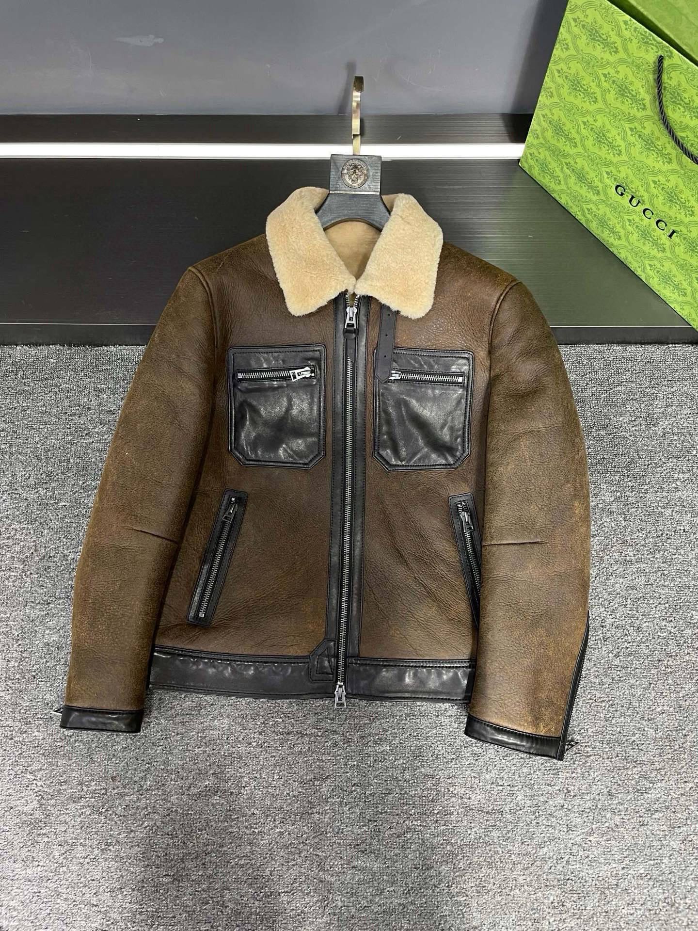 NO:855098,Tom Ford's new autumn and winter men's fur all-in-one jacket is carefully crafted from imported brown merino fur. The texture makes you feel like you are wearing luxury on your body. Coupled with the color rubbing and old-fashioned craftsmanship, it is full of old money style, instantly giving you a low-key and high-end charm.  Look at the two zipper pockets on the chest. They are made of black glossy sheepskin, and the details are full of exquisiteness. There is also the lambswool collar, which is soft and warm, just like the warm sun caressing the neck in winter. The design of the double pullers is ingenious, practical and fashionable. Wearing it, whether you are walking on the bustling urban streets or attending a high-end party, you can become the focus and show your unparalleled temperament. This Tom Ford one is really a must-have for men's autumn and winter wardrobe!  Size M-3XL,,tom ford,jackets & coats,sheepskin,Top Customize119860909汤姆福特 Tom Ford 秋冬新款男士皮毛一体外套  它是由进口棕色美利奴皮毛一体精心打造而成,那种质感,就像是把奢华穿在了身上.再加上擦色做旧工艺,满满的老钱风,瞬间让你拥有一种低调又高级的韵味.  看看这胸前的两个拉链口袋,是用黑色亮面羊皮打造的,细节之处尽显精致.还有那羊羔毛领子,柔软又温暖,就像冬日里的暖阳照拂着脖颈.双拉头的设计更是别出心裁,实用又时尚.  穿上它,无论是走在繁华的都市街头,还是参加高端的聚会,你都能成为焦点,展现出无与伦比的气质.汤姆福特这一款,真的是男士秋冬衣橱必备！ 码数M-3XL,,tom ford,jackets & coats,sheepskin,Top Customize1,Men's clothing