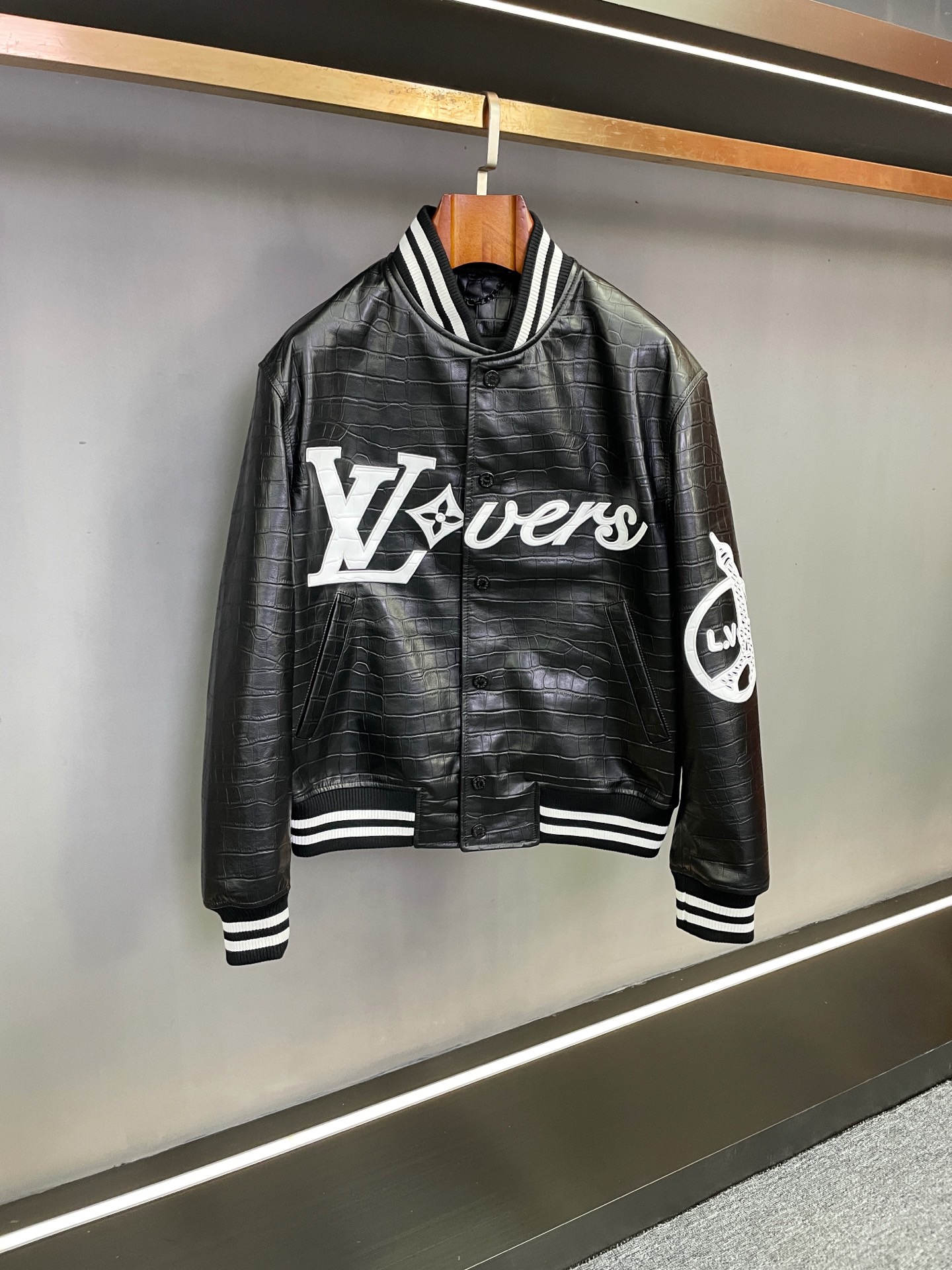 NO:855105,LV Louis Vuitton's new fall and winter men's cowhide embossed leather jacket. Lujia has always led the trend with its excellent quality and innovative design. This time, Louis Vuitton's 25 new models have made a shocking debut, presenting you with a unique black crocodile pattern embossed cowhide jacket.  This LV jacket is made of top-grade cowhide material and is carefully pressed with realistic crocodile patterns, showing a luxurious texture. Its deep black tone is like the bright stars in the night sky, deep and charming. The unique black and white contrasting thread design not only adds visual layering, but also shows fashion agility and vitality. The eye-catching LV logo on the chest and left shoulder  Leather embroidery shows the nobility and uniqueness of the brand with exquisite craftsmanship, becoming the focus of attention. Whether it is on the streets of a bustling city or in an elegant social occasion, Louis Vuitton's new black crocodile pattern embossed cowhide jacket will be your best choice to show your personality and taste. It is not only a piece of clothing, but also a noble pursuit of fashion, and it is the perfect companion for you to show your outstanding style. Size 48-58,, louis vuitton, louis vuitton, louis  vuitton,louis vuitton,jackets & coats,leather jacket,cowhide,Top Customize119860909LV 路易威登秋冬新款男士牛皮压花皮衣 驴家始终以其卓越的品质和创新的设计引领潮流风尚.今次,路易威登 25 新款震撼登场,为您呈现一款独具魅力的黑色色鳄鱼纹压花牛皮外套.  Lv这款外套选用顶级的牛皮材质,精心压制出逼真的鳄鱼纹,尽显奢华质感.其深邃的黑色调,宛如夜空中的璀璨星辰,深邃而迷人.  独特的黑白撞色螺纹设计,不仅增添了视觉上的层次感,更展现出时尚的灵动与活力.而胸前和左肩醒目的 LV 标志 LOGO 贴皮绣,以精湛工艺展现品牌的尊贵与独特,成为瞩目的焦点.  无论是在繁华都市的街头,还是在高雅的社交场合,路易威登 新款黑色鳄鱼纹压花牛皮外套都将是您彰显个性与品味的不二之选.它不仅仅是一件服装,更是一种对时尚的崇高追求,是您展现卓越风采的完美伴侣.  码数48-58,,louis vuitton,louis vuitton,louis vuitton,louis vuitton,jackets & coats,leather jacket,cowhide,Top Customize1,Men's clothing