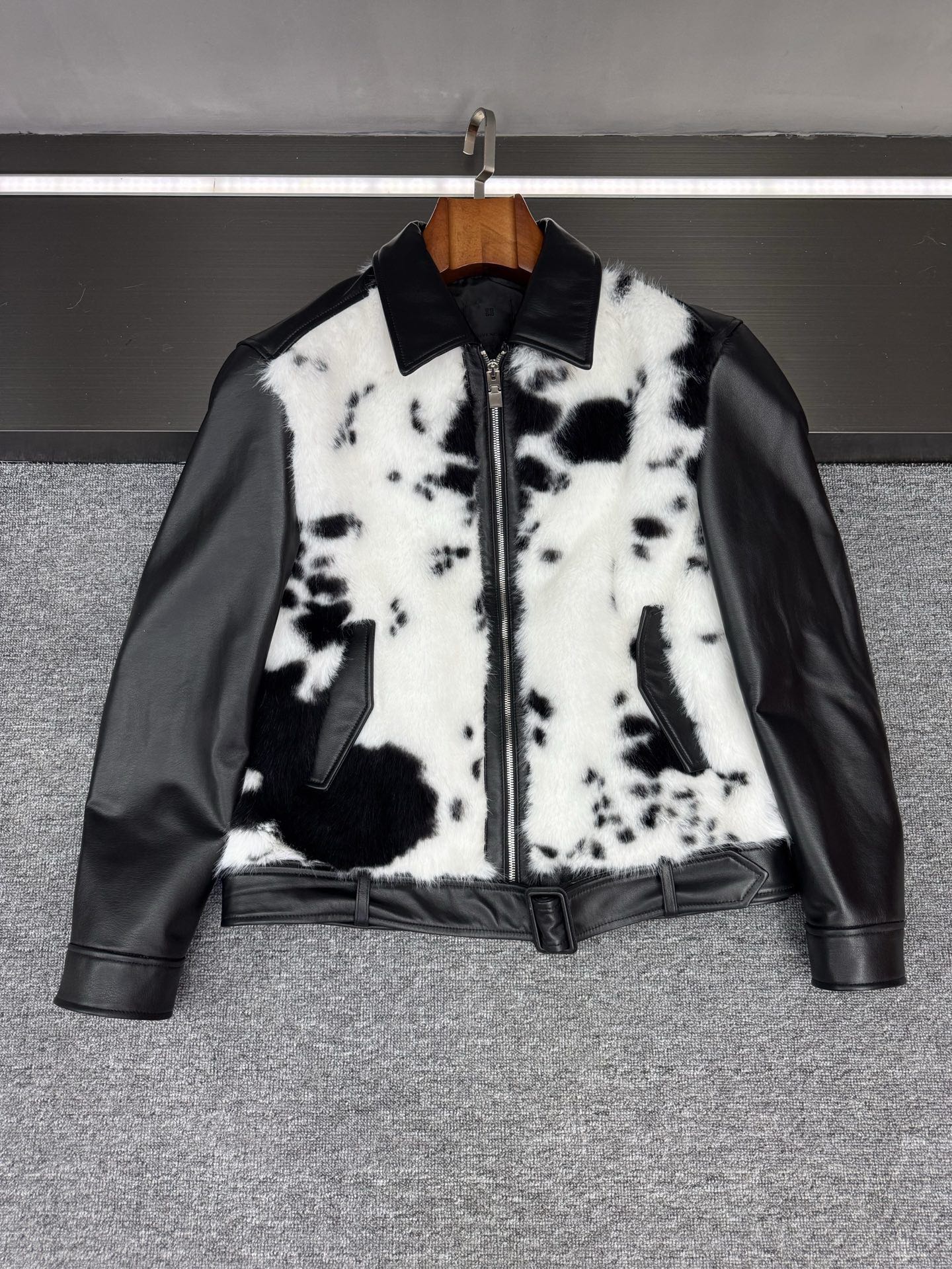 NO:855138,Give Givenchy autumn and winter king bomb!  Sheepskin + mink velvet stitching welds the sense of luxury to the body. Who knows!  Givenchy's new coat this season directly hits the aesthetic bullseye of mature men. It has just the right balance of texture and design. When you wear it out, you will be asked about the link ~ The black and white splicing aesthetic that you will be captivated by at a glance is so amazing!  The body is made of soft and delicate golden mink, the plush is so rich that it feels like it is wrapped in clouds. It feels smooth and does not scratch the skin, and it also has a natural luster. It does not appear bloated but exudes a relaxed and noble atmosphere. The sleeves, collar and hem are all made of selected New Zealand black sheepskin, and the leather is soft and tender.  Tough, you can feel the clear leather texture when you first touch it, and the oil-softening process makes the leather brighter and brighter, with a texture that has accumulated over time. The collision of the two fabrics is not only in harmony, but the black and white contrast also brings visual focus. There is ingenuity hidden in the low-key, and there is no sense of exaggeration at all.  The style is tailor-made for Asian men. The shoulder line is neat and does not press the shoulders. The micro-profile design hides the flesh and looks tall. It can be worn whether it is daily commuting or business banquets. Wear it with a turtleneck sweater in cold weather, which is neat and gentle; when the temperature rises, wear it with a white shirt, and you can switch to a yuppie style. Wearing more than one garment directly guarantees a decent outfit for the entire autumn and winter.  A truly high-EQ outfit is one that does not need to be conspicuous but has its own aura. This Givenchy jacket perfectly combines the stiffness of New Zealand sheepskin with the softness of gold mink. The splicing and wiring of the details are neat to the extreme. It has the craftsmanship of luxury goods without appearing flashy and deliberate. It is very tasteful whether you keep it for yourself or give it to your partner~  Now it is predicted that it will be out of stock. Brothers who like this kind of low-key and high-end style hurry up. After all, autumn and winter jackets that can take into account warmth, appearance and texture are really rare. Size 48-56,,givenchy,givenchy,jackets & coats,sweaters,shirts,sheepskin,gold,Top Customize119860909Give纪梵希秋冬王炸！羊皮+貂绒拼接把高级感焊在身上 谁懂啊！Givenchy这季新外套直接戳中成熟男性的审美靶心 把质感与设计感平衡得恰到好处,穿出门被问爆链接～ 一眼沦陷的黑白拼接美学太绝了！身子是软糯细腻的黄金貂绒,毛绒丰厚得像裹着云朵,触感顺滑不扎肤,还自带自然光泽感,不显臃肿反而透着松弛贵气；袖子、衣领和下摆全是精选新西兰黑色羊皮,皮板软嫩有韧性,上手能摸到清晰的真皮纹理,油柔工艺让皮质越穿越亮,自带时间沉淀的质感.两种面料的碰撞不仅不违和,黑白撞色还自带视觉焦点,低调中藏着巧思,完全没有浮夸感. 版型更是为亚洲男士量身定制,肩线利落不压肩,微廓形设计藏肉又显挺拔,不管是日常通勤还是商务宴请都能hold住.冷天内搭高领毛衣,利落中带点温柔；升温时搭白衬衫,又能切换成雅痞型男风,一衣多穿直接承包整个秋冬的穿搭体面. 真正的高情商穿搭,是不用刻意张扬却自带气场.纪梵希这件外套把新西兰羊皮的挺括与黄金貂绒的软糯完美融合,细节处的拼接走线工整到极致,既有奢侈品的工艺质感,又不会显得浮夸刻意,不管是自留还是送伴侣都超有品位～ 现在已经预感要断货了,喜欢这种低调高级风的兄弟赶紧冲,毕竟能兼顾保暖、颜值和质感的秋冬外套,真的可遇不可求 码数 48-56,,givenchy,givenchy,jackets & coats,sweaters,shirts,sheepskin,gold,Top Customize1,Men's clothing