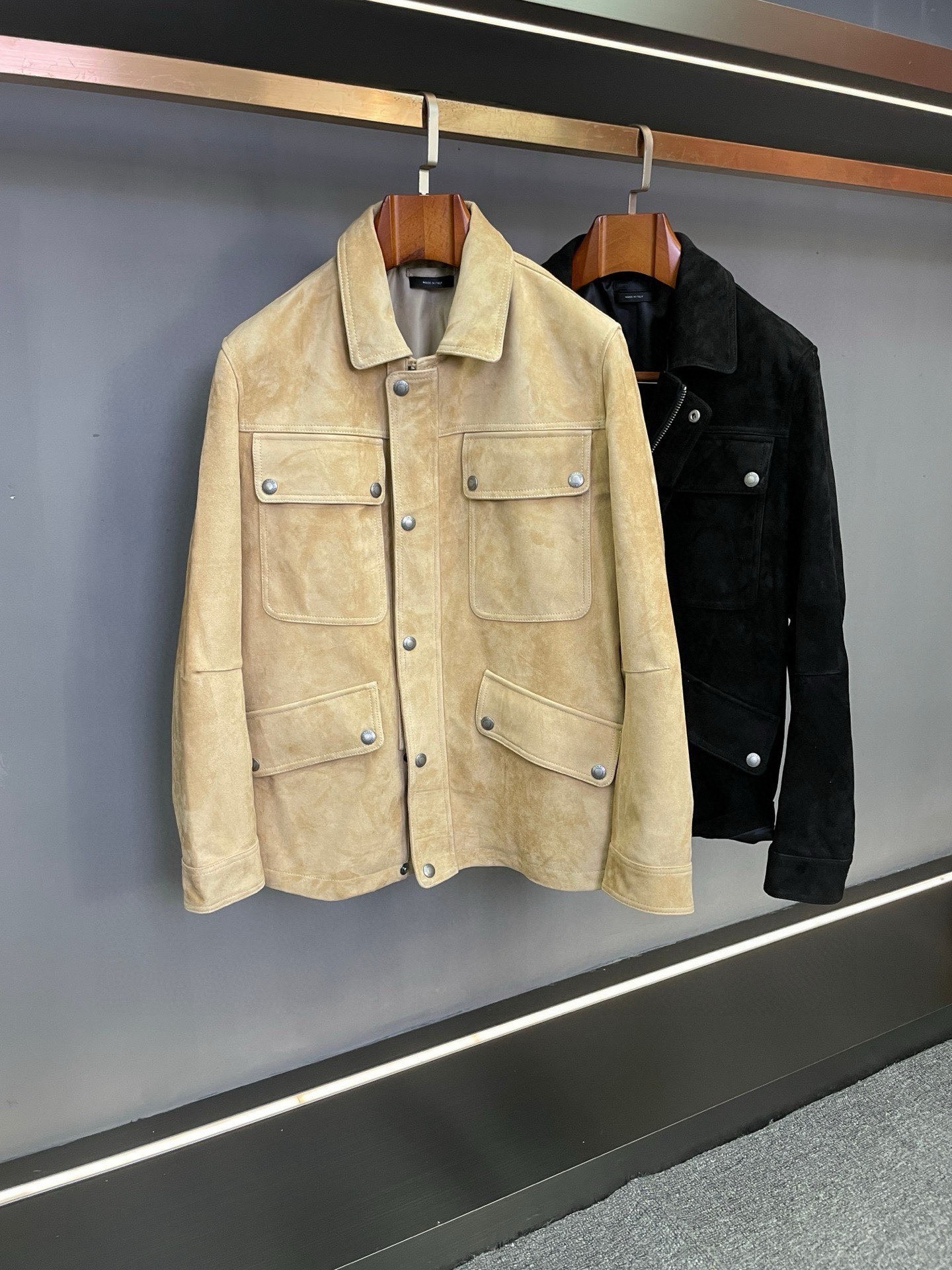 NO:855147,TOM FORD's new autumn and winter men's suede sheepskin jacket is an excellent fusion of classics and functionality. Tom Ford's autumn and winter series presents another masterpiece, launching men's suede sheepskin jacket. With exquisite craftsmanship and practical design, it redefines the elegance and functionality of autumn and winter wear..  TF's jacket is crafted from high-quality Australian suede sheepskin. The leather is fine and flexible, and combines the warm texture of suede with the crisp silhouette of leather. It can show a unique retro luster over time. There are two color options: classic black and versatile khaki. Black is calm and restrained, suitable for business and leisure scenarios; khaki is warm and soft, easily echoing the natural tones of autumn and winter, and meeting different style preferences.  The version adopts a mid-length hunting suit design with neat and smooth lines. It not only retains the retro charm of hunting suits, but also ensures freedom of movement through moderate looseness, and is well tolerant to all types of body shapes. The iconic four-pocket design on the chest is not only visual  As a visual finishing touch, partitioned storage is used to improve practicality, making it easy to place personal belongings. In details, the double-pull zipper and windproof placket effectively block the intrusion of cold wind, taking into account both warmth retention and ease of putting on and taking off, making travel in autumn and winter more secure.  From urban commuting to outdoor exploration, TOM FORD's suede sheepskin jacket balances fashion and functionality with Tom Ford's consistent exquisite aesthetics, becoming an iconic item in the autumn and winter wardrobe that combines style and practical value. Size 48-56,,tom ford,tom ford,jackets & coats,sheepskin,Top Customize119860909TOM FORD 汤姆福特年秋冬新款男士反绒羊皮外套经典与功能性的卓越融合  汤姆福特 年秋冬系列再献佳作,推出男士反绒羊皮外套,以精湛工艺与实用设计,重新定义秋冬穿搭的优雅与功能性..  TF这款外套甄选澳洲优质反绒羊皮匠心打造,皮质细腻柔韧,兼具绒面的温润质感与皮革的挺括廓形,随时间推移更能呈现独特的复古光泽.配色上提供经典黑色与百搭卡其色两选,黑色沉稳内敛,适配商务与休闲多场景；卡其色温暖柔和,轻松呼应秋冬自然色调,满足不同风格偏好.  版型采用中长猎装设计,线条利落流畅,既保留了猎装的复古韵味,又通过适度的宽松度确保活动自如,对各类身形均有良好包容度.胸前标志性的四口袋设计,不仅是视觉上的点睛之笔,更以分区收纳提升实用性,便于放置随身物件.细节处,双拉头拉链搭配防风门襟,有效阻隔寒风侵入,兼顾保暖性与穿脱便捷性,让秋冬出行更添安心.  从都市通勤到户外探索,TOM FORD这款反绒羊皮外套以汤姆福特一贯的精致美学,平衡了时尚感与功能性,成为秋冬衣橱中兼具格调与实穿价值的标志性单品.  码数48-56,,tom ford,tom ford,jackets & coats,sheepskin,Top Customize1,Men's clothing