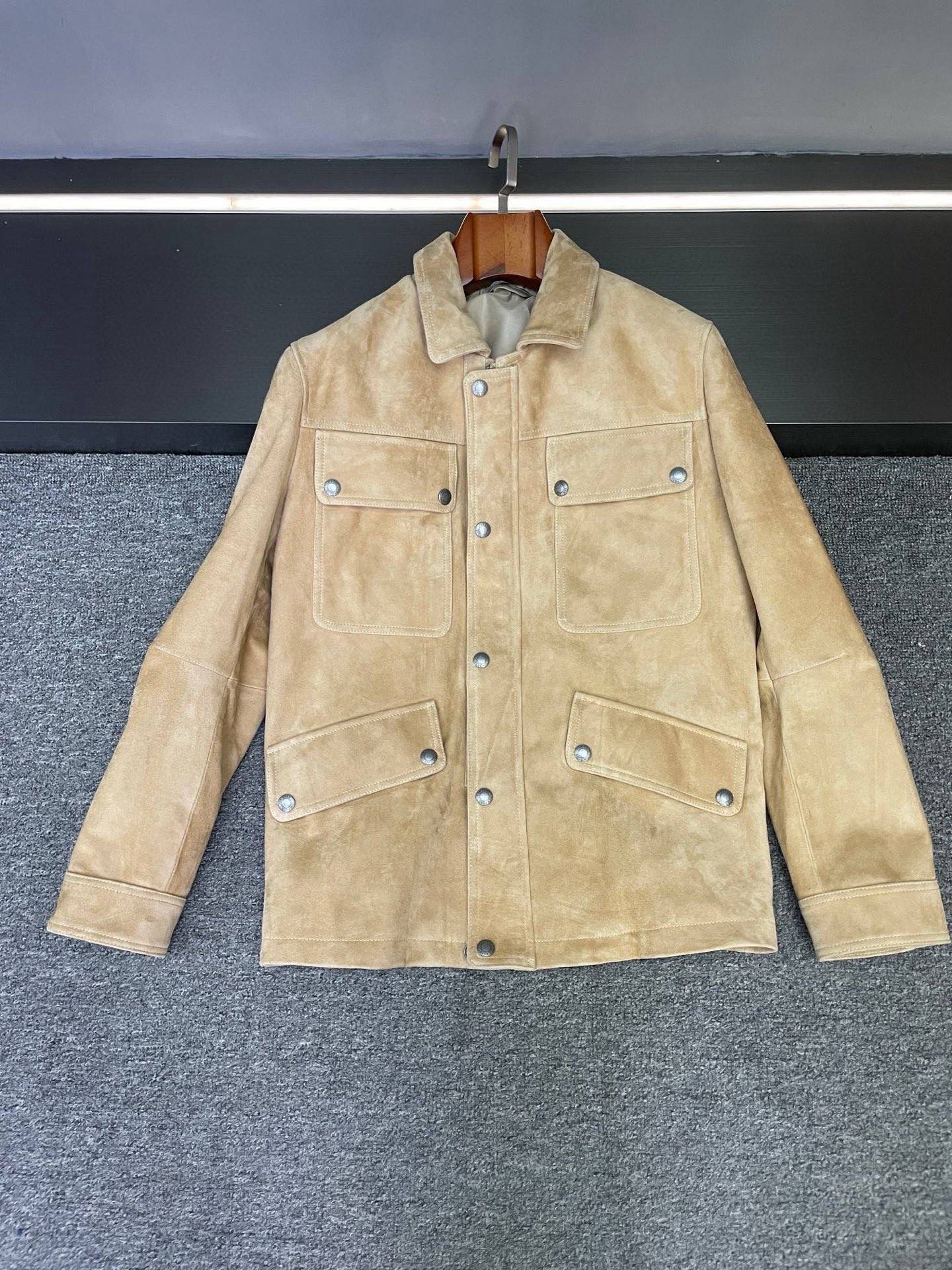 NO:855156,Tom Ford's autumn and winter suede sheepskin hunting jacket is so handsome that I have been asked countless times. Are you still worried about what kind of coat to wear in autumn and winter?  TF's new men's suede sheepskin jacket for autumn and winter in 2025 will definitely satisfy all your fantasies about fashion and quality. Made of Australian suede sheepskin, the leather is so delicate and soft that it feels like your hands are buried in clouds when you touch it. Not only that, it also has excellent warmth retention, and can also give you a full range of warmth in the howling autumn wind and cold winter. Moreover, the unique texture of suede makes this jacket more timeless and has a unique charm over time.  Colors are available in classic black and gentle khaki. Black is cool and versatile, suitable for various styles. Whether it is casual or formal, you can easily style it; khaki is warm and healing, adding a touch of softness to autumn and winter. Walking on the street, you can easily become the center of attention.  The mid-length hunting suit style is so stylish. It not only modifies the body proportions and shows a man's neat and capable temperament, but also has a bit of casualness and ease, making you stand out from the crowd. The four-pocket design on the chest is practical and beautiful. It can not only store daily small items, but also adds a sense of layering to the overall look. The double pullers are paired with a windproof placket, and the details are full of ingenuity. When the zipper is closed, the cold wind can be seamlessly admitted, allowing warmth and grace to coexist.  Whether paired with a simple white T-shirt and jeans to create a casual everyday look, or worn with a turtleneck and trousers to attend business occasions, it can perfectly hold the scene. What are you waiting for?  Wear it to easily unlock the autumn and winter trend codes and become the most handsome boy on the street!   Size 48-56,,tom ford,jeans,jackets & coats,sweaters,sheepskin,Top Customize119860909被追问无数次的汤姆福特秋冬反绒羊皮猎装外套帅到犯规  还在发愁秋冬穿什么外套？TF 25年秋冬新款男士反绒羊皮外套,绝对能满足你对时尚与品质的所有幻想.  采用澳洲反绒羊皮打造,皮质细腻软糯,触摸时就像把手埋进云朵里,不仅如此,它还兼具出色的保暖性,在瑟瑟秋风与凛冽寒冬中,也能给你全方位的温暖包裹.而且反绒皮独特的质感,让这件外套越穿越有味道,随着时间沉淀出独一无二的韵味.  颜色有经典黑色和温柔卡其色可选,黑色酷飒百搭,适配各种风格造型,不管是休闲风还是正装风,都能轻松拿捏；卡其色温暖治愈,为秋冬增添一抹柔和,走在街头,轻松成为目光焦点.  中长猎装版型太有腔调了,不仅修饰身材比例,展现男士利落干练的气质,还带着几分随性与洒脱,让你在人群中脱颖而出.胸前四口袋设计,实用又美观,既能放置日常小物件,又为整体造型增添了层次感.双拉头搭配防风门襟,细节处尽显匠心,拉上拉链,寒风无缝可入,让温暖与风度并存.  不管是搭配简约白T和牛仔裤,打造出休闲随性的日常look,还是内搭高领毛衣和西裤,出席商务场合,它都能完美hold住场面.  还等什么？穿上它,轻松解锁秋冬潮流密码,成为街头最靓的仔！  码数48-56,,tom ford,jeans,jackets & coats,sweaters,sheepskin,Top Customize1,Men's clothing