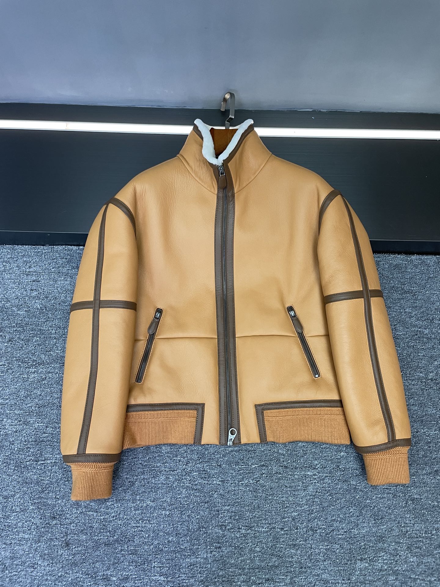NO:855200,LP’s autumn and winter texture is the best!  Nuoyou Panya is so good at integrating fur into one piece. Who knows boys’ obsession with “warmth but not bulky” in autumn and winter!  Nuoyou Panya's new fur-in-one for autumn and winter directly welds the sense of luxury and practicality together ~ The selected imported Merino fur-in-one is truly a masterpiece!  The khaki leather surface has a high-grade matte texture, which is delicate and crisp but not soft. The white fur surface is fluffy and soft. It is close to the skin and warm to the heart. It can firmly resist the cold wind even at several degrees below zero. The coffee-colored sheepskin binding that boasts of detail control outlines a sense of layering along the outline of the clothes. The warm tones of khaki and coffee collide, revealing the noble care in the low-key, and the texture is instantly full!  The considerate double-pull design is perfect for dressing needs~ If you are afraid of the cold, zip the zipper fully to lock in temperature and wind, and if you want to unlock the looseness, open the zipper halfway. Wearing a turtleneck sweater inside is a casual and trendy style, and a round-neck sweater instantly transforms into a casual and fashionable man. It can be worn by tall, short, fat and thin men to have a neat figure. The warm color scheme is not picky, and yellow-skinned boys can easily control it. It can support daily commuting, weekend dates or business meetings. This autumn and winter, it has it, decent and warm.  Size M-3XL,,loro piana,hoodie,sweatshirts,sweaters,sheepskin,Top Customize119860909LP 秋冬质感封神！诺优翩雅这件皮毛一体太会了 谁懂男生秋冬对“暖而不臃肿”的执念！诺优翩雅秋冬新款皮毛一体,直接把高级感和实用性焊在了一起～ 精选进口美利奴皮毛一体真的绝绝子！卡其色皮面带着高级哑光质感,细腻挺括不软塌,白色毛面蓬松又柔软,贴肤穿暖到心坎里,零下几度也能稳稳抗住寒风.细节控必夸的咖色羊皮包边,沿着衣服轮廓勾勒出层次感,卡其与咖色的暖调碰撞,低调中透着显贵的小心机,质感瞬间拉满！ 贴心的双拉头设计太懂穿搭需求了～ 怕冷就拉满拉链锁温防风,想解锁松弛感就半开拉链,内搭高领毛衣是轻熟通勤风,配圆领卫衣又秒变休闲潮男,高矮胖瘦都能穿出利落身形. 暖调配色不挑皮,黄皮男生也能轻松驾驭,日常通勤、周末约会或商务会面都能撑住气场,这个秋冬有它,体面和温暖全拿捏 码数M-3XL,,loro piana,hoodie,sweatshirts,sweaters,sheepskin,Top Customize1,Men's clothing