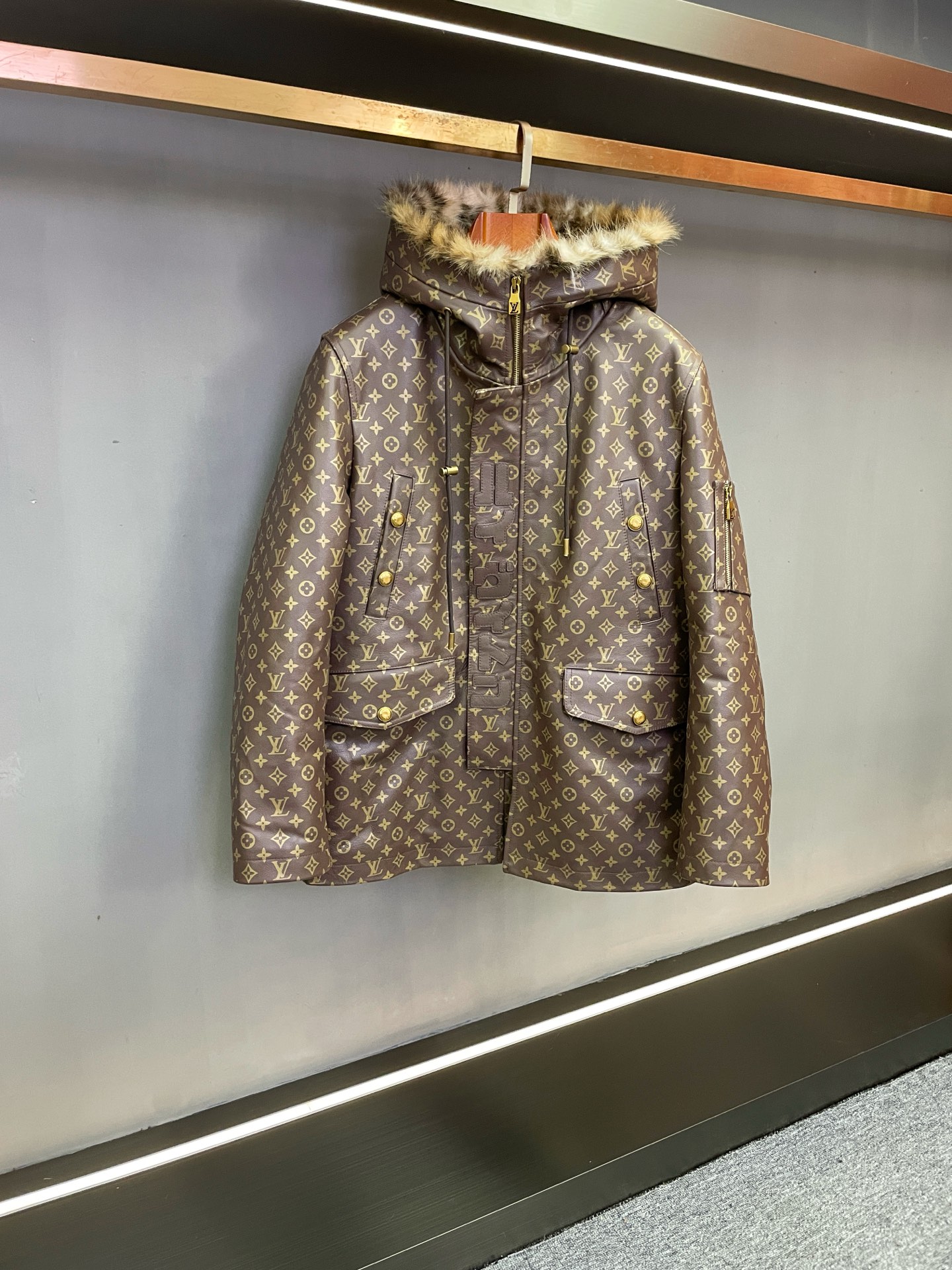 NO:855220,LV Louis Vuitton's autumn and winter men's cowhide coats are refined with ingenuity and reshape high-end dressing aesthetics. As a major masterpiece of the autumn and winter men's wear series, Louis Vuitton's new men's mid-length cowhide coats are a perfect fusion of rare materials and classic designs, presenting contemporary gentlemen with an autumn and winter clothing choice that combines warmth and style, fully demonstrating the brand's centuries-old ingenuity and fashion foresight.  The body of this coat is made of calfskin imported from Spain. The leather is delicate, flexible and full of natural luster. After exquisite craftsmanship, it not only retains the crisp texture of calfskin, but also has a comfortable wearing experience. It is wind-resistant and warm while showing a high-end texture. The whole body is printed with LV's selected five-flower print, which is inspired by the brand's classic Monogram totem. It is presented in the form of low-key dark patterns, which not only highlights the brand recognition, but also avoids exaggeration, becoming a symbol of luxury in the eyes of those who know how to do it.  Designed with both practicality and fashion in mind, the mid-length version is friendly to all body shapes, modifying proportions while ensuring warmth; the fox fur collar is fluffy and full, which not only enhances windproof performance, but also adds a luxurious aura; the lining of the hat is made of leopard-print gold mink velvet, incorporating trendy elements  Cleverly integrated with details, it feels soft and skin-friendly, injecting a yuppie style into autumn and winter wear. The thoughtfully configured waist cord design can be freely adjusted according to wearing needs. The waistline can be tightened to create a neat silhouette, and loosened to create a relaxed and casual silhouette, suitable for various scenarios.  From business commuting to leisure travel, this cowhide coat has become the core item of the autumn and winter wardrobe with its excellent material, exquisite details and versatile attributes. Louis Vuitton always insists on polishing every work with ingenuity. This coat combines the brand's ultimate pursuit of quality with a keen insight into fashion, allowing men to enjoy warmth and protection in autumn and winter, while also showing extraordinary taste and gentlemanly demeanor. Size M-3XL, louis vuitton, louis  vuitton,cowhide,gold,hats,Top Customize119860909LV 路易威登秋冬男士牛皮大衣匠心淬炼,重塑高端着装美学 作为秋冬男装系列的重磅力作,路易威登新款男士中长款牛皮大衣,以珍稀材质与经典设计的完美融合,为当代绅士呈现兼具温度与格调的秋冬着装选择,尽显品牌百年传承的匠心与时尚远见. 本款大衣甄选西班牙进口小牛皮打造衣身,皮质细腻柔韧且富有自然光泽,经精湛工艺处理后,既保留了小牛皮的挺括质感,又兼具舒适穿着体验,抗风保暖的同时更显高级质感.衣身满印LV精选五花印花,源自品牌经典Monogram图腾的设计灵感,以低调暗纹形式呈现,既彰显品牌辨识度,又避免了浮夸感,成为懂行者眼中的奢华标识. 设计上兼顾实用性与时尚感,中长款版型对各类身形友好,修饰比例的同时保障保暖范围；狐狸毛领蓬松饱满,不仅增强防风性能,更添华贵气场；帽子内衬采用豹纹黄金貂绒,将潮流元素巧妙融入细节,触感柔软亲肤,为秋冬穿搭注入雅痞格调.贴心配置的束腰绳设计,可根据穿着需求自由调节,收紧腰线塑造利落轮廓,松开则呈现松弛随性的廓形感,适配多元场景穿搭. 从商务通勤到休闲出行,这款牛皮大衣以其卓越的材质、精致的细节与百搭的属性,成为秋冬衣橱的核心单品.路易威登始终坚持以匠心打磨每一件作品,本款大衣将品牌对品质的极致追求与对时尚的敏锐洞察融为一体,让男士在秋冬季节既能享受温暖守护,又能彰显不凡品味与绅士风度. 码数 M-3XL,,louis vuitton,louis vuitton,cowhide,gold,hats,Top Customize1,Men's clothing