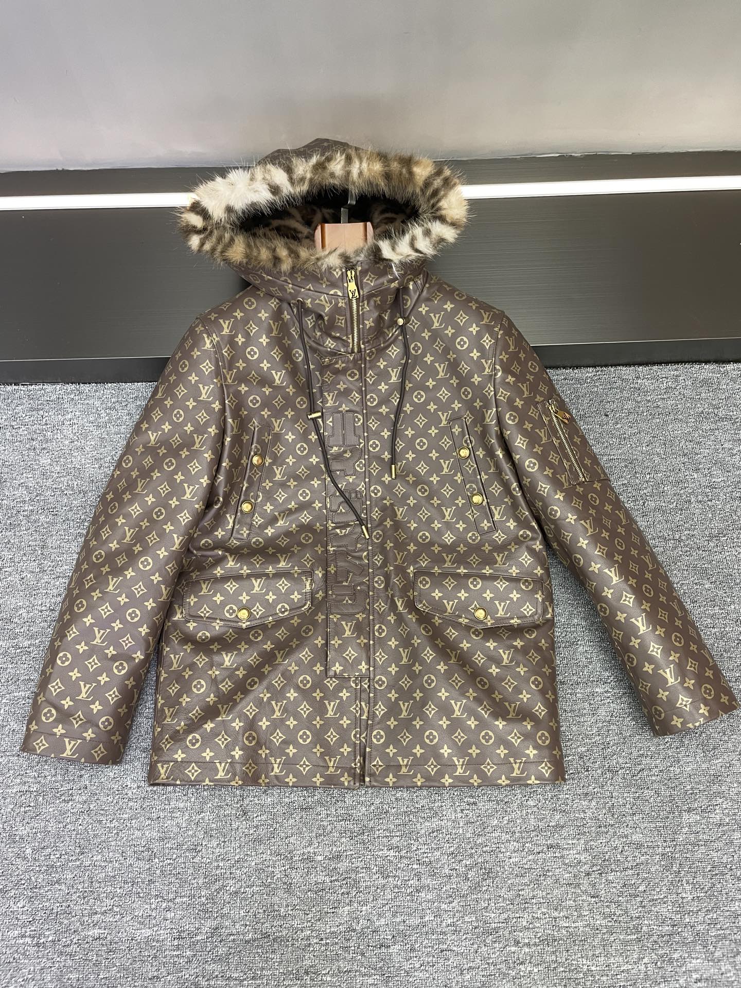 NO:855231,LV Autumn and Winter King explodes!  This cowhide coat combines luxury and warmth. Who knows the ultimate demands of mature men in autumn and winter?  It is necessary to be dignified and dignified, but also to keep warm and not bulky. LV's new autumn and winter men's cowhide coat is a direct hit!  The selected calfskin imported from Spain is of great texture!  The leather is delicate and flexible with a natural luster, it is stiff but not squishy, the upper body is neat and stylish but not constricting, it can withstand cold winds steadily, and it has a sense of luxury accumulated over time. The whole body is printed with LV's selected five-flower print, not an exaggerated big logo, but a low-key hidden pattern design. From a distance, it looks like a solid color, but when you get closer, you can see the luxury and careful attention to detail. The details are directly ecstatic~  The mid-length version is friendly to all body types, and it can modify the proportions without compromising your height. The fox fur collar is fluffy and plump, which not only looks noble but also provides strong wind protection. The leopard-print gold mink velvet lining of the hat is the finishing touch - it is as warm and close to the skin as if it were wrapped in clouds. The leopard print element is low-key and restrained. Every time you wear a hat, you have a yuppie texture, and the sense of luxury is instantly full. The thoughtful waist rope design is so easy to wear!  Tighten the waistline to say goodbye to bulkiness, and loosen it up to create a loose silhouette that can be held for business commuting, weekend outings or holiday parties. When it's cold, zip it up to lock in warmth, and when it's warm, the half-open neckline unlocks the layering. Wearing a turtleneck sweater is a gentleman's style, and wearing a knitted sweater instantly makes you look like a trendy man. It truly integrates high-end materials, practical design and luxurious style. This piece is available in autumn and winter, whether it is walking on the street or an important occasion, you can steadily control the temperature and style.  M-3XL,,louis vuitton,sweaters,cowhide,gold,hats,Top Customize119860909LV秋冬王炸！这件牛皮大衣把奢华与温暖焊死了 谁懂成熟男士秋冬的终极诉求？既要体面显贵,又要保暖不臃肿,LV 秋冬新款男士牛皮大衣直接精准拿捏！ 精选西班牙进口小牛皮质感绝了！皮质细腻柔韧还带着自然光泽,挺括不软塌,上身利落有型却不压身,寒风天也能稳稳抗住,越穿越有岁月沉淀的高级感.全身满印LV精选五花印花,不是浮夸的大Logo,而是低调暗藏的暗纹设计,远看是质感纯色,走近才发现奢华小心机,细节控直接狂喜～ 中长款版型对各种身材都友好,不压身高还能修饰比例.狐狸毛领蓬松丰盈,既显贵气又能强效防风,帽子内衬的豹纹黄金貂绒更是点睛之笔——暖乎乎贴肤堪比裹着云朵,豹纹元素低调内敛,每一次戴帽都藏着雅痞质感,高级感瞬间拉满. 贴心的束腰绳设计太懂穿搭！收紧腰线告别臃肿,松开就是松弛廓形,商务通勤、周末出游或节日聚会都能hold住.冷了拉满拉链锁温,热了半开领口解锁层次感,内搭高领毛衣是绅士风范,配针织衫又秒变雅痞潮男. 真正把高端材质、实用设计与奢华格调融为一体,秋冬有这件,不管是街头漫步还是重要场合,都能稳稳拿捏温度与风度 码数 M-3XL,,louis vuitton,sweaters,cowhide,gold,hats,Top Customize1,Men's clothing
