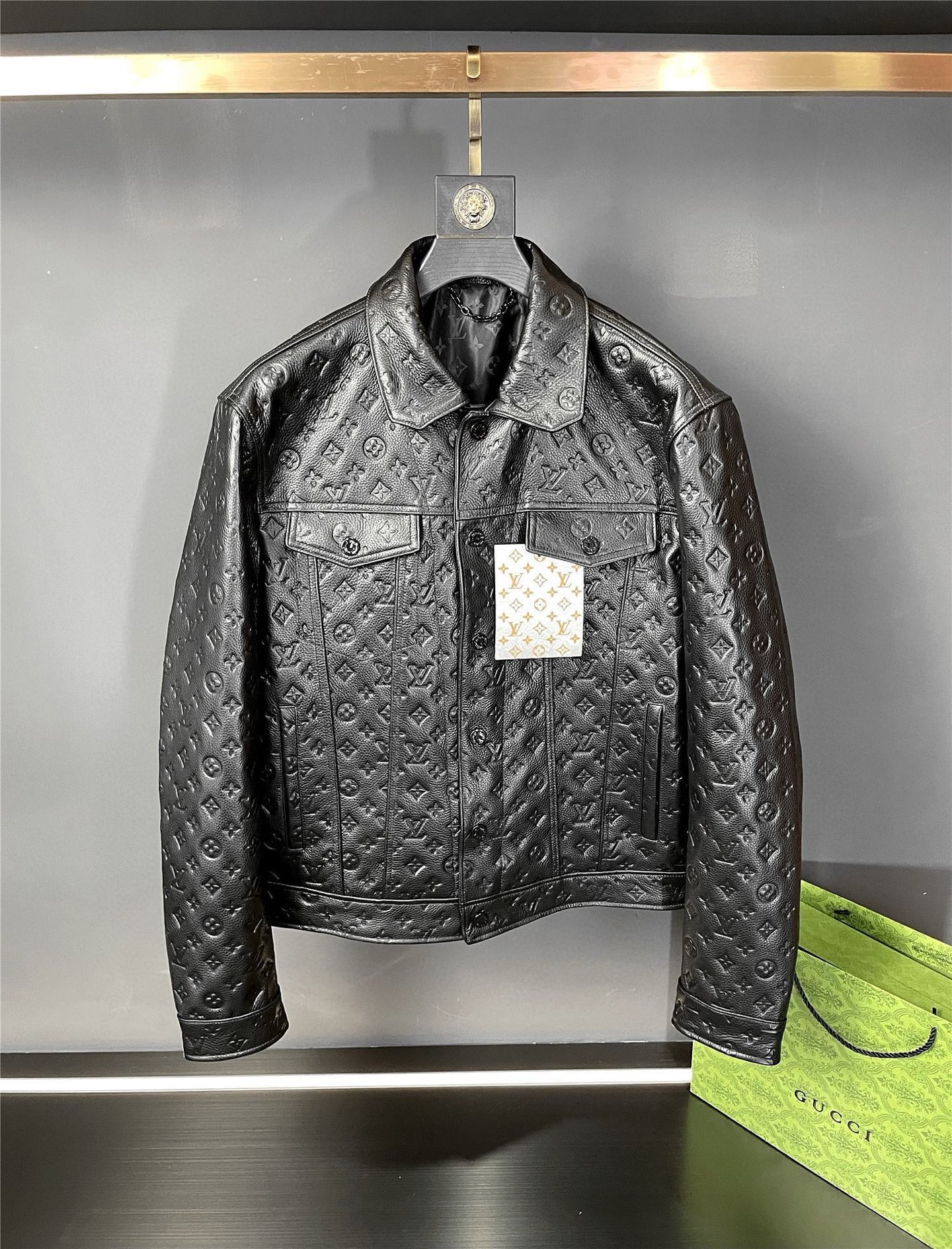NO:855183,Louis Vuitton's new autumn and winter cowhide embossed men's leather jacket. On the fashion stage, Lujia always shines brightly. This autumn, Louis Vuitton's new autumn and winter men's cowhide embossed leather jacket makes a shocking debut, showing you unparalleled luxury and charm. This leather jacket of Louis Vuitton is made of first-layer calfskin imported from Spain. Its delicate texture and excellent quality are self-evident. Full of LV  Five-flower embossing, exquisite craftsmanship is amazing, and every detail highlights the unique charm of the brand. It adopts a denim jacket style, which is fashionable and versatile, and can be easily used in various occasions. The two flap pockets on the chest are both practical and beautiful. The LV nameplate hanging below the pocket is a symbol of status, showing your noble taste. The two side pockets below are convenient for you to store your belongings. Not only that, the LV inside  The five-pattern jacquard lining extends luxury to every corner, bringing you an all-round ultimate experience. Wear Louis Vuitton's new autumn and winter men's cowhide embossed leather jacket and become a fashion leader to show your extraordinary charm and noble temperament. Size 48-56,,louis vuitton,louis vuitton,louis vuitton,louis vuitton,jackets & coats,leather jacket,cowhide,Top Customize119860909路易威登 LV 秋冬新款牛皮压花男士皮衣 在时尚的舞台上,驴家始终闪耀着璀璨的光芒.今秋,路易威登 秋冬新款男士牛皮压花皮衣震撼登场,为您展现无与伦比的奢华与魅力.  路易威登这款皮衣精选西班牙进口头层小牛皮,其细腻的质感和卓越的品质不言而喻.满身的 LV 五花压花,精湛工艺令人赞叹,每一处细节都彰显着品牌的独特魅力.  采用牛仔外套版型,时尚且百搭,轻松驾驭各种场合.胸前两个揭盖口袋,实用与美观兼具,口袋下方吊挂的 LV 铭牌更是身份的象征,彰显您的尊贵品味.下方两个侧插口袋,方便您收纳随身物品.  不仅如此,内里的 LV 五花提花里布,更是将奢华延伸到每一个角落,为您带来全方位的极致体验.  穿上路易威登 秋冬新款男士牛皮压花皮衣,成为时尚的引领者,展现您的非凡魅力与高贵气质. 码数48-56,,louis vuitton,louis vuitton,louis vuitton,louis vuitton,jackets & coats,leather jacket,cowhide,Top Customize1,Men's clothing