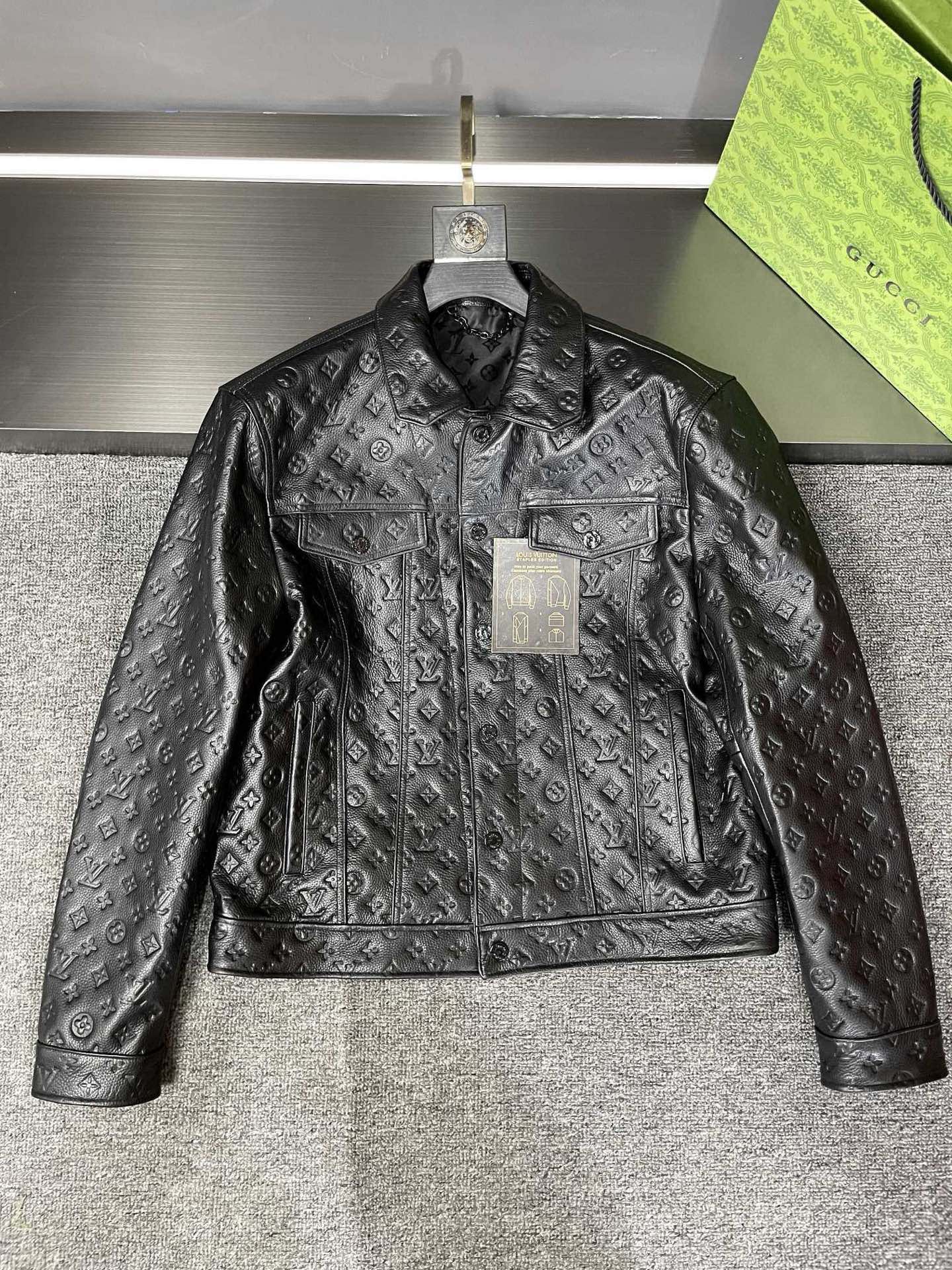 NO:855192,Exciting details of Louis Vuitton’s new LV 25 autumn/winter men’s cowhide embossed leather jacket!   This Louis Vuitton leather jacket is made of top-grain calfskin imported from Spain, which is made of high-quality material and excellent texture. The LV five-flower embossing all over the body is exquisite and unique, highlighting the luxury and charm of the brand. The denim jacket style is fashionable and versatile, making it easy to handle various occasions. The design of the two flap pockets on the chest is practical and beautiful, and the LV nameplate hanging below the pocket is a symbol of status. The original molded hardware shows the quality in every detail. The LV inside  The five-flower jacquard lining makes people feel the brand's attentiveness and sophistication. Louis Vuitton's new leather jackets this season really perfectly integrate fashion and quality, and every detail is worth savoring. Size 48-56,,louis vuitton,louis vuitton,jackets & coats,leather jacket,cowhide,Top Customize119860909路易威登 LV 25 秋冬新款男士牛皮压花皮衣的精彩细节！  路易威登这款皮衣选用的是西班牙进口头层小牛皮,材质上乘,质感绝佳.  满身的 LV 五花压花,精致又独特,彰显着品牌的奢华与魅力.  牛仔外套的版型,时尚又百搭,轻松驾驭各种场合.  胸前两个揭盖口袋的设计,实用又美观,口袋下方吊挂的 LV 铭牌更是身份的象征.  原版开模五金,细节之处尽显品质.内里的 LV 五花提花里布,更是让人感受到品牌的用心与精致.  路易威登这一季的新款皮衣,真的是将时尚与品质完美融合,每一处细节都值得细细品味.  码数48-56,,louis vuitton,louis vuitton,jackets & coats,leather jacket,cowhide,Top Customize1,Men's clothing