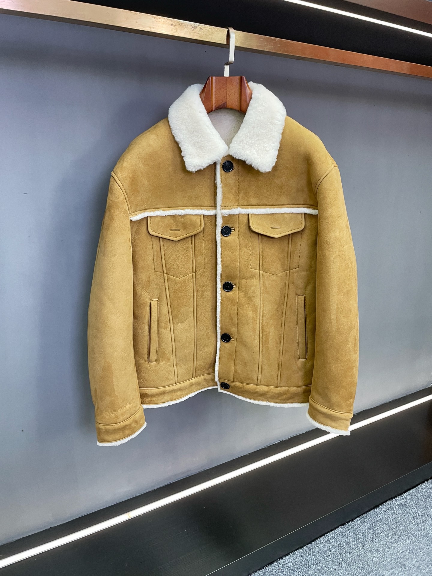 NO:855202,LP New Product for Autumn and Winter | Imported Merino Fur One-piece Men's Jacket, Interpretation of Old Money Style When the cold weather of autumn and winter meets low-key luxury, LP Noyou Panya's new autumn and winter product, Men's Fur One-piece Jacket, makes its grand debut. It uses imported materials and classic style to redefine the aesthetics of gentleman's winter dressing.  The khaki merino fur imported from Australia is selected as the finest wool. The leather is derived from the raw skin of young sheep. The fiber diameter is only 20 microns. It feels soft and waxy like clouds, but has excellent muscle and bone texture. The khaki leather surface is warm and elegant.  With a pure white wool lining, the original texture of natural fur does not need to be modified, and it has a sense of luxury accumulated over time; the detachable wool collar design not only strengthens the cold-proof performance, but also adds a sense of layering to the shape, showing the ingenuity in every detail.  Following the core essence of the old money style of 'loose but not baggy', the silhouette is neat and not bloated, it abandons exaggerated designs, and uses simple lines to outline the gentleman's figure. The weight of Merino material is only one-third of ordinary fur, and the upper body is as light as nothing but has excellent warmth retention, and the temperature locking effect is comparable to that of feathers  It is 1.5 times stronger than a fleece jacket and can easily withstand sub-zero temperatures. Whether it is a formal occasion for business commuting or a casual scene for daily travel, the versatile attribute of khaki can be seamlessly adapted. Paired with a turtleneck sweater or a shirt, it can show unobtrusive nobility and style.  A jacket that understands texture carries the wearer's taste and precipitation. Loro Piana's autumn and winter men's fur coat is made of rare imported merino materials and exquisite fur craftsmanship. It perfectly combines the low-key luxury of old money style with the warmth and practicality of winter, becoming a classic item in men's wardrobe that spans time. Explore now and make every wear a dual manifestation of texture and style. Size M-3XL,,loro piana,jackets &  coats,sweaters,shirts,down jacket,Top Customize119860909LP 诺优翩雅秋冬新品 | 进口美利奴皮毛一体男士外套,演绎老钱风范 当秋冬的凛冽邂逅低调奢华,LP 诺优翩雅秋冬新品男士皮毛一体外套重磅登场,以进口材质与经典格调,重新定义绅士冬日着装美学. 甄选澳大利亚进口卡其色美利奴皮毛一体,作为羊毛中的臻品,其皮料源自幼羊原皮,纤维直径仅20微米,触感软糯如云朵,却兼具出色筋骨感.卡其色皮面温润雅致,搭配纯净白色羊毛内里,天然皮毛一体的原生质感无需修饰,自带岁月沉淀的高级感；可拆卸羊毛领设计,既强化了防寒性能,又为造型增添层次感,尽显细节处的匠心. 遵循“松而不垮”的老钱风核心精髓,版型利落不臃肿,摒弃浮夸设计,以简约线条勾勒绅士身形.美利奴材质自重仅为普通皮草的三分之一,上身轻若无物却保暖力超群,锁温效果堪比羽绒服的1.5倍,轻松抵御零下低温.无论是商务通勤的正式场合,还是日常出行的休闲场景,卡其色的百搭属性都能无缝适配,搭配高领毛衣或衬衫,皆能展现不刻意张扬的贵气与格调. 一件懂质感的外套,承载的是穿者的品味与沉淀.诺优翩雅秋冬男士皮毛一体外套,以进口美利奴的珍稀材质、精湛的皮毛一体工艺,将老钱风的低调奢华与冬日的温暖实用完美融合,成为男士衣橱中跨越时光的经典单品. 即刻探索,让每一次身着都成为质感与风度的双重彰显. 码数 M-3XL,,loro piana,jackets & coats,sweaters,shirts,down jacket,Top Customize1,Men's clothing