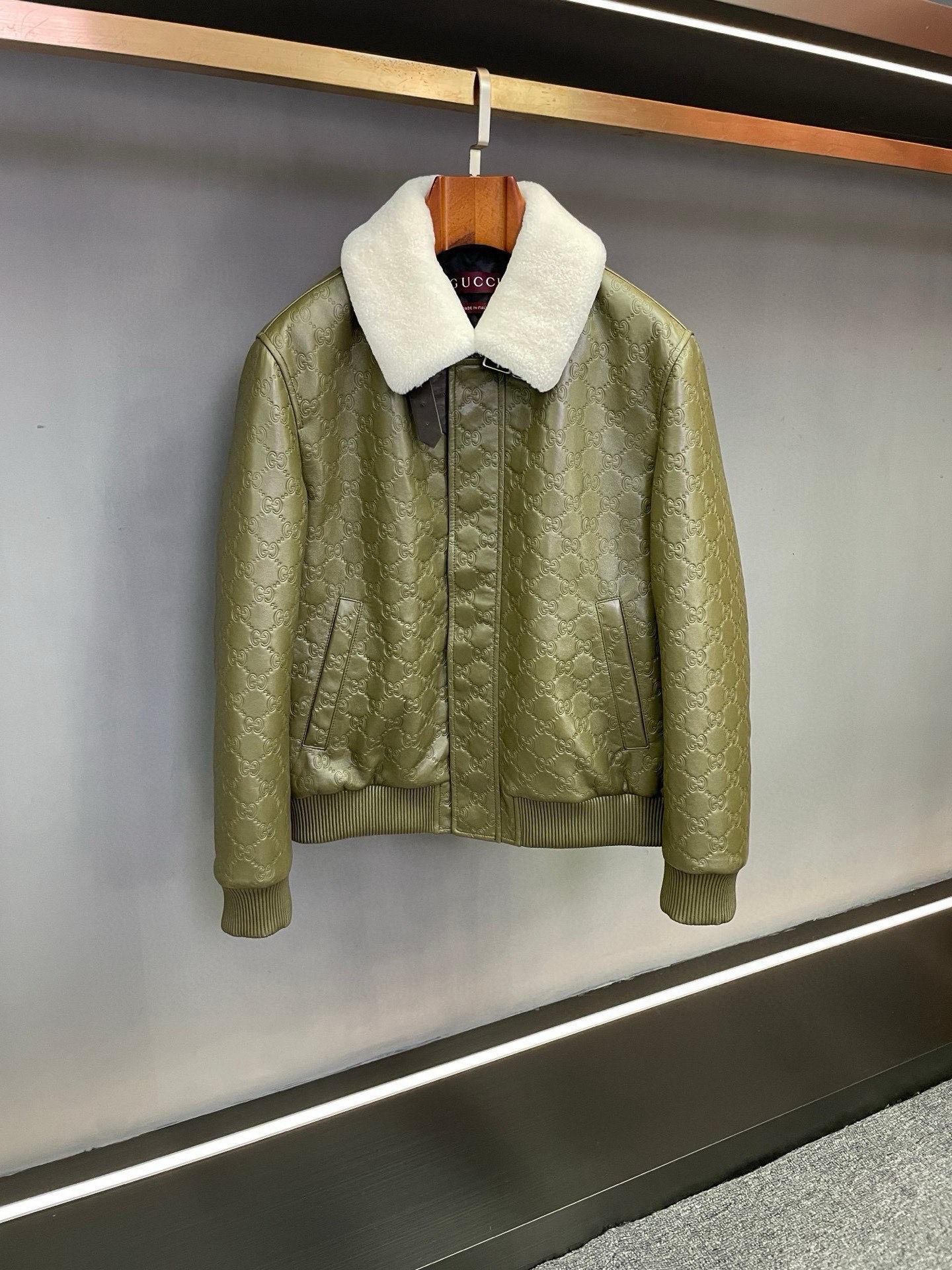 NO:855222,GUCCI unlocks Gucci's new leather jackets for autumn and winter 2025 and meets the gentleman's style. In the vast universe of fashion, Gucci has always been a shining presence. Each new season's new products contain unique insights and ultimate pursuit of fashion. In autumn and winter 2025, Gucci brings a new surprise to all men - a men's sheepskin jacket that combines classics and innovation.  Gucci's jacket is made of green sheepskin imported from New Zealand. The texture is soft and tough. The natural texture exudes a sense of low-key luxury, as if every inch tells the perfect blend of nature and craftsmanship. The green color breaks the dullness of autumn and winter, is both deep and full of vitality, and demonstrates unique taste. The GUCCI double G LOGO is embossed on the whole body, and classic elements are cleverly integrated. It is low-key but eye-catching, inadvertently showing the charm of the brand, and is a symbol of identity and style.  The white lamb fur collar is the finishing touch, in sharp contrast with the green sheepskin, soft and warm, adding a sense of sophistication and elegance, and can withstand the cold wind in the cold winter. Whether it is paired with casual jeans to create a casual daily style, or combined with trousers for formal occasions, it can be perfectly matched and easily control various styles. Gucci Gucci  The new 2025 autumn and winter men's sheepskin jacket is a fashion item and an expression of personality and attitude. Welcome to visit Gucci store and experience its unique charm personally. Size M-3XL.,,gucci,gucci,jeans,jackets & coats,leather jacket,sheepskin,Top Customize119860909GUCCI 解锁古驰2025秋冬新款皮衣,邂逅绅士格调  在时尚的广袤宇宙里,Gucci 始终是熠熠生辉的存在,每一季新品都蕴含着对时尚的独到见解与极致追求.2025秋冬,古驰为各位男士带来全新惊喜——一款融合经典与创新的男士羊皮外套.  Gucci这件外套选用新西兰进口绿色羊皮,质地柔软且坚韧,天然纹理散发着低调奢华感,仿佛每一寸都诉说着自然与工艺的完美交融.绿色,打破秋冬沉闷,既深邃又充满生机,彰显独特品味.  全身GUCCI双G LOGO压花,经典元素巧妙融入,低调却醒目,不经意间展现品牌魅力,是身份与格调的象征.  白色羊羔毛领是点睛之笔,与绿色羊皮形成鲜明对比,柔和温暖,增添一份精致与优雅,在寒冷冬日也能抵御凛冽寒风.  无论是搭配休闲牛仔裤营造随性日常风,还是与西裤组合出席正式场合,它都能完美适配,轻松驾驭各种风格.  Gucci 古驰 2025秋冬新款男士羊皮外套,是时尚单品,更是个性态度的表达.欢迎莅临古驰门店,亲身感受它的独特魅力 . 码数 M-3XL.,,gucci,gucci,jeans,jackets & coats,leather jacket,sheepskin,Top Customize1,Men's clothing