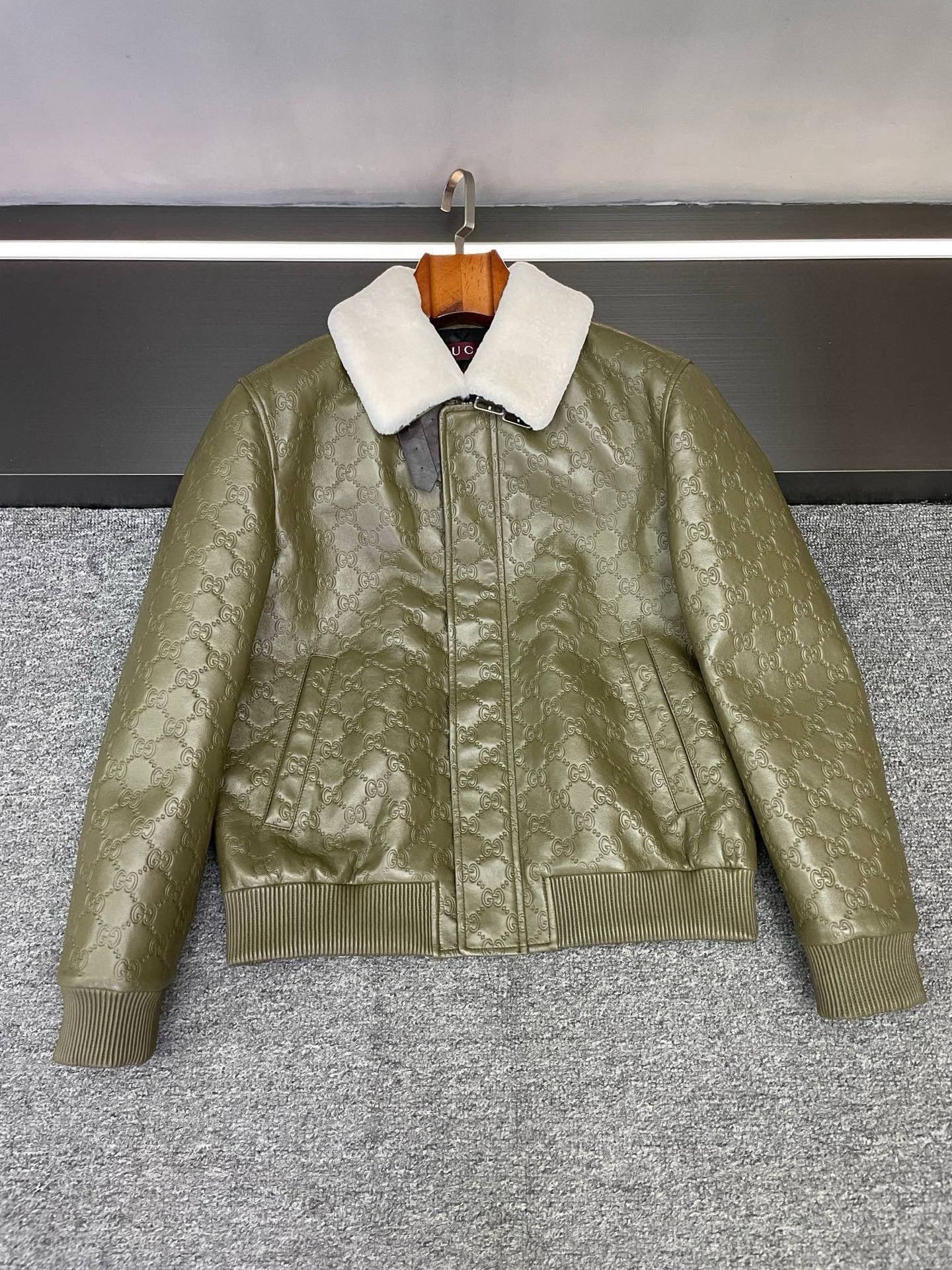NO:855234,Fallen at a glance!  GUCCI Gucci's new leather jacket, a fashionable and exquisite celery. The fashion world is changing rapidly, but Gucci can always accurately attack my aesthetics. This new men's sheepskin jacket for autumn and winter 2025 has caught my attention as soon as I put it on.  The green sheepskin imported from New Zealand has a ridiculously good texture, is soft to the touch, and has a unique luster. It is lightweight but full of aura when worn. And the green color is really special. It is unobtrusive but has a sense of luxury. It turns heads when walking on the street.  The white lamb fur collar is the finishing touch. It not only keeps you warm, but also contrasts with the green sheepskin. It is cool and warm, fashionable and eye-catching. The lamb fur is soft and super comfortable to the touch. It wraps around the neck and isolates the cold wind in winter. The GUCCI Double G LOGO is embossed on the whole body, which is low-key and luxurious. If you look closer, the delicate texture shows the brand craftsmanship. Every embossing is just right, faintly emerging under the light, and inadvertently showing the taste.  Whether worn with a simple white T-shirt and black casual pants to create a casual everyday style; or worn with a shirt and trousers to attend business events, it can be perfectly adapted and can easily hold up to various occasions. Gucci really integrates fashion and quality this time. Put it on and instantly transform into the most handsome guy on the street!  Size M-3XL,,gucci,gucci,jackets & coats,shirts,sheepskin,Top Customize119860909一眼沦陷！GUCCI 古驰新款皮外套,时髦精的天菜  时尚圈瞬息万变,但古驰总能精准狙击我的审美.这件2025秋冬新款男士羊皮外套,一上身就狠狠拿捏住我了.  新西兰进口的绿色羊皮,质感好到离谱,触手柔软,光泽独特,穿上身轻若无物却又气场十足.而且绿色真的很特别,不张扬却自带高级感,走在街上回头率爆表.  白色羊羔毛领是点睛之笔,不仅保暖,还和绿色羊皮形成撞色,一冷一暖,时髦又吸睛.羊羔毛软乎乎的,触感超舒服,把脖子围住,冬日的寒风都被隔绝在外.  全身的GUCCI双G LOGO压花,低调又奢华,凑近看,细腻的纹理尽显品牌工艺.每一处压花都恰到好处,在光线下隐隐浮现,不经意间彰显品味.  不管是搭简约白T和黑色休闲裤,营造休闲日常风；还是内搭衬衫,配条西裤,去参加商务活动,它都能完美适配,轻松hold住各种场合.  古驰这次真的把时尚与品质融合得淋漓尽致,穿上它,瞬间化身街头最靓的仔！ 码数M-3XL,,gucci,gucci,jackets & coats,shirts,sheepskin,Top Customize1,Men's clothing