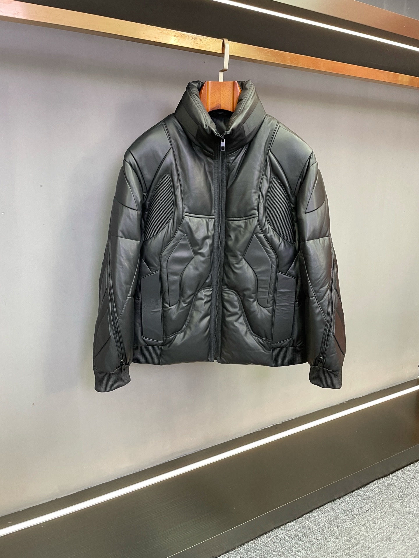 NO:855235,LV Louis Vuitton's 2025 Autumn and Winter Men's Sheepskin Down Jacket is a winter tribute to the ingenuity and style. When the cold winds of autumn and winter sweep across, Louis Vuitton uses a century of ingenuity to refine the new 2025 Autumn and Winter Men's Sheepskin Down Jacket, which perfectly combines luxurious texture and practical warmth. Black sheepskin imported from New Zealand is selected as the outer layer. The leather is delicate, flexible and lustrous, and feels as smooth as velvet, showing a low-key and luxurious gentleman's style.  The interior is filled with high-quality goose down, which has both fluffiness and warmth. It can be wrapped around the body to isolate the cold and bring a cloud-like comfortable experience. The innovative whole-body laminating technology is used to lock in temperature and wind while accurately depicting a modern geometric pattern with neat and smooth lines. It cleverly echoes the brand's classic aesthetics and avant-garde design, breaking the boring feeling of winter clothing.  From business commuting to daily travel, this down jacket modifies the body shape with a crisp silhouette. The classic black and versatile attributes are suitable for various scenes. It not only continues Louis Vuitton's consistent luxury genes, but also incorporates pragmatic design. It has become a must-have item in the new season men's wardrobe that combines style and warmth, highlighting the high-end taste that is not obvious. Size 48-56,, louis vuitton, louis vuitton, down jacket, sheepskin, Top Customize119860909LV 路易威登2025秋冬男士羊皮羽绒服匠心与格调的冬日礼赞 当秋冬寒风席卷,路易威登以百年匠心淬炼2025秋冬新款男士羊皮羽绒服,将奢华质感与实用保暖完美融合.精选新西兰进口黑色羊皮作为外层,皮质细腻柔韧且光泽温润,触感如丝绒般顺滑,尽显低调奢华的绅士格调. 内里填充高品质鹅绒,蓬松度与保暖性兼具,轻裹身躯便能隔绝严寒,带来云端般的舒适体验.创新采用全身压胶工艺,在锁温防风的同时,精准刻画出富有现代感的几何图案,线条利落流畅,将品牌经典美学与先锋设计巧妙呼应,打破冬日着装的沉闷感. 从商务通勤到日常出行,这款羽绒服以挺括廓形修饰身形,黑色经典百搭属性适配多元场景,既延续了路易威登一贯的奢华基因,又融入了实用主义设计,成为新季男士衣橱中兼具风度与温度的必备单品,彰显不彰自显的高端品味. 码数48-56,,louis vuitton,louis vuitton,down jacket,sheepskin,Top Customize1,Men's clothing