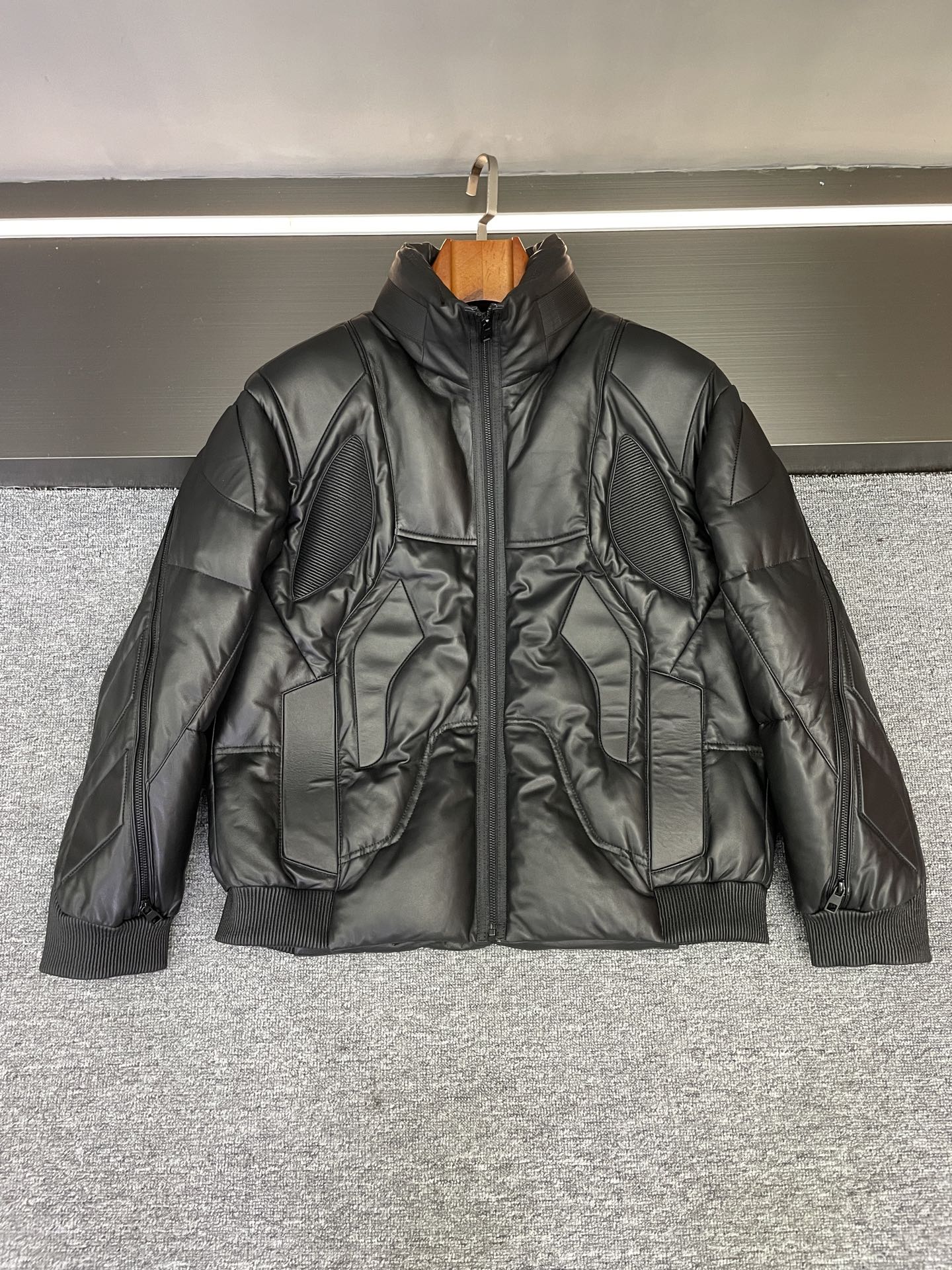 NO:855247,.LV 2025 Autumn and Winter Men’s Sheepskin Down Jacket｜Wearing luxury into daily dignity Who understands the essence of high EQ dressing?  It is warm but not bulky, and it is noble but not ostentatious - Louis Vuitton's 2025 autumn and winter men's down jacket perfectly captures the winter texture code!  The black sheepskin imported from New Zealand has a delicate texture. It feels soft and not stiff on the hand. It can maintain its flexible texture even in low temperatures, saying goodbye to the bulky feeling of ordinary leather jackets. The interior is full of goose down filling, with online fluffiness but not bloated. It has a light and weightless warmth experience, allowing you to stand tall and tall even when commuting in cold winter.  The most amazing thing is the whole-body gluing process. There are no redundant stitches, and only neat lines are used to outline the three-dimensional geometric pattern. It not only locks the velvet but prevents the velvet from running away, and also makes the black item jump out of dullness. The low-key design hides ingenuity. The classic black is versatile and does not choose any scene. Paired with trousers, it is the dignity of a business elite. Paired with jeans, it looks casual and relaxed, and can be held in it from daily travel to important occasions.  LV's high luxury is never a pile of logos, but the precise collision of the warmth of New Zealand sheepskin, the fluffiness of goose down and the lamination process, making every wear a silent expression of texture. This autumn and winter, use a down jacket with both warmth and style to define your high-end dressing philosophy~ Size M-3XL,,louis vuitton,louis vuitton,jeans,leather jacket,down jacket,sheepskin,Top Customize119860909.LV 2025秋冬男士羊皮羽绒服｜把奢华穿成日常体面 谁懂高情商穿搭的精髓？是保暖不臃肿,是贵气不张扬——路易威登2025秋冬这款男士羽绒服,完美拿捏了冬日质感密码！ 新西兰进口黑色羊皮自带细腻肌理,上手是柔糯不僵硬的触感,低温天也能保持柔韧质感,告别普通皮衣的笨重感.内里饱满鹅绒填充,蓬松度在线却不显臃肿,轻若无物的保暖体验,让寒冬通勤也能身姿挺拔. 最惊艳的是全身压胶工艺,没有多余车线,只用利落线条勾勒出立体几何图案,既锁住绒朵不跑绒,又让黑色单品跳出沉闷,低调中藏着设计巧思.经典黑色百搭不挑场景,搭配西裤是商务精英的体面,配牛仔裤显休闲松弛感,从日常出行到重要场合都能hold住. LV的高奢从不是Logo堆砌,是新西兰羊皮的温润、鹅绒的蓬松与压胶工艺的精准碰撞,让每一次穿着都成为质感的无声表达.这个秋冬,用一件兼具温度与格调的羽绒服,定义属于你的高级穿搭哲学～ 码数 M-3XL,,louis vuitton,louis vuitton,jeans,leather jacket,down jacket,sheepskin,Top Customize1,Men's clothing