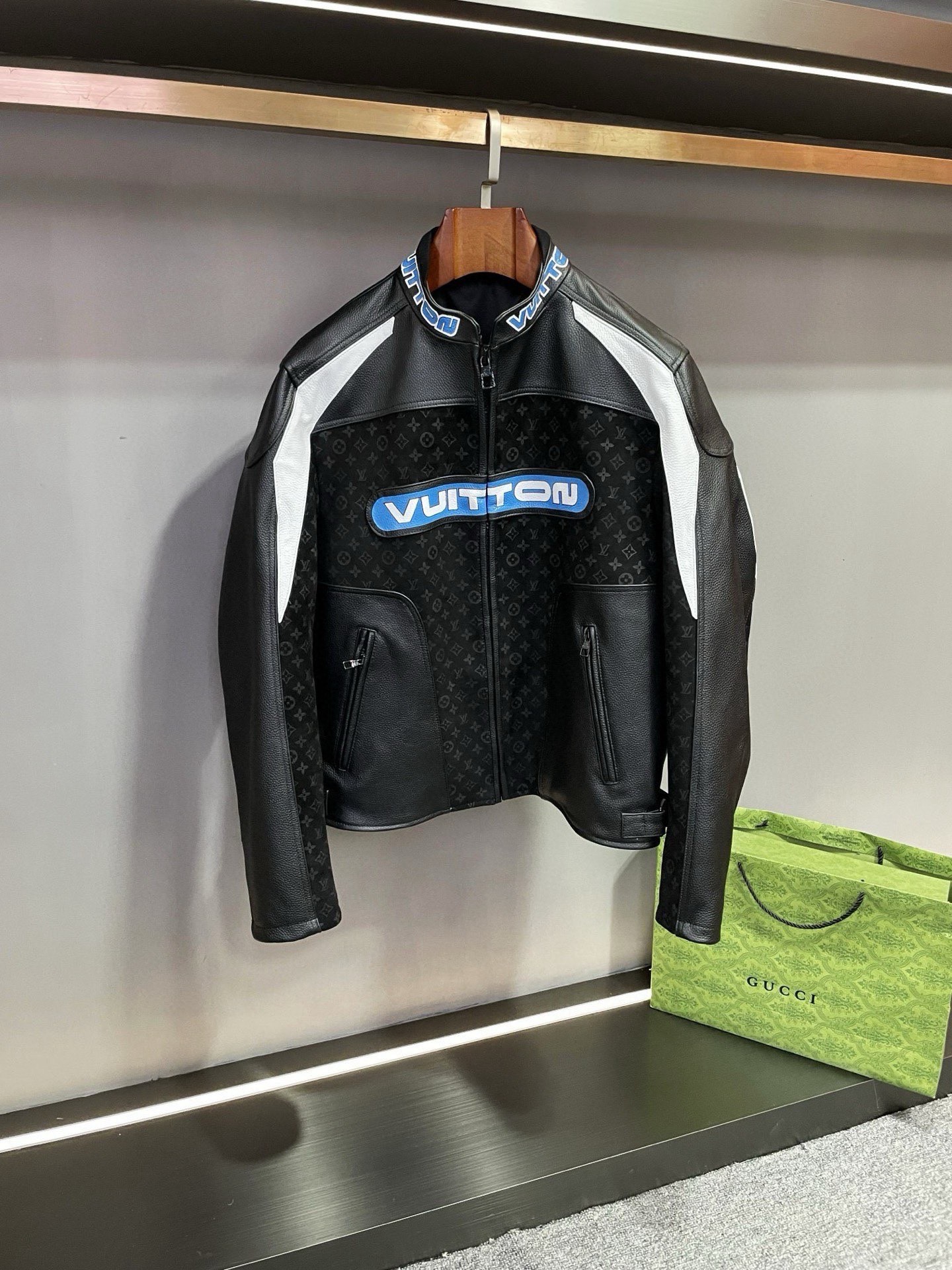 NO:814240,Louis Vuitton LV 2025 autumn and winter men's cowhide leather jackets and motorcycle suits are here!  Louis Vuitton has always led the trend with excellent quality and unique design. This season, the newly launched 25 autumn and winter men's cowhide leather jackets perfectly integrate luxury and personality. Louis Vuitton's leather jacket is made of Spanish first-layer pebbled black calfskin, which has a delicate texture and a warm luster, highlighting the quality charm of top leather. At the same time, it is cleverly spliced with suede black LV  The five-flower printed sheepskin adds a sense of mystery and elegance to the whole. The unique printing pattern shows Louis Vuitton's classic inheritance and innovative spirit. The blue LV LOGO printing on the chest and collar is eye-catching but not ostentatious, becoming the finishing touch of the entire leather jacket. The splicing of white cowhide on the upper arms not only forms a strong visual contrast, but also highlights the fashionable layering.  Whether it is a business occasion or leisure time, this Louis Vuitton men's cowhide leather jacket can make you the focus of attention. It is not only a piece of clothing, but also a symbol of life attitude and taste. Choose LV 25 autumn and winter men's cowhide leather jacket to start your own fashion journey. Size M-3XL,,louis vuitton,louis vuitton,jackets & coats,leather jacket,cowhide,sheepskin,Top Customize119860909路易威登 LV 2025 秋冬男士牛皮皮衣外套机车服,强势来袭！ 路易威登始终以卓越的品质和独特的设计引领潮流.本季,全新推出的 25 秋冬男士牛皮皮衣,更是将奢华与个性完美融合.  路易威登 这款皮衣采用西班牙头层荔枝纹黑色小牛皮,质感细腻,光泽温润,彰显出顶级皮革的品质魅力.同时,巧妙拼接反绒黑色 LV 五花印花羊皮,为整体增添了一份神秘与优雅.独特的印花图案,展现出路易威登的经典传承与创新精神.  胸前和领子处的蓝色 LV LOGO 印花,醒目而不张扬,成为整件皮衣的点睛之笔.大臂位置拼接白色牛皮,不仅在视觉上形成强烈的对比,更凸显出时尚的层次感.  无论是商务场合还是休闲时光,这款路易威登男士牛皮皮衣都能让你成为众人瞩目的焦点.它不仅仅是一件衣服,更是一种生活态度和品味的象征.  选择 LV 25 秋冬男士牛皮皮衣,开启属于你的时尚之旅. 码数M-3XL,,louis vuitton,louis vuitton,jackets & coats,leather jacket,cowhide,sheepskin,Top Customize1,Men's clothing
